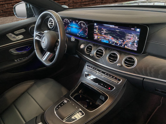 [all]12 Monate Garantie / Gratisservice 10 Jahre oder 100'000 Km ab 1.Inv. / zzgl. Ablieferungspauschale CHF 540.-[/all]


[all]
50.8 cm (20) AMG-Leichtmetallr&auml;der im Vielspeicher,Sportstyle AMG Line Package,KEYLESS-GO Komfort Paket,Leder Nappa Schwarz,Korrektur
[/all]&nbsp; 2-Lamellen-K&uuml;hlergrill in SilberchromAbgasanlage mit 2 Endrohren in Silberchrom (nicht funktional)AdBlue-Beh&auml;lter mit 23,5 Liter Fassungsverm&ouml;genAirbag: Airbags, Thorax-Pelvis-Airbags in den Sitzen und Windowbags f&uuml;r Fahrer und BeifahrerAirbag: Kneebag f&uuml;r FahrerAirbag: Knie-Airbag f&uuml;r FahrerAntiblockiersystem (ABS)Armauflage der Mittelkonsole mit Ziern&auml;htenAssist: Aktiver BremssassistentAssist: Elektronisches Stabilit&auml;ts-Programm (ESP)Assist: Mercedes-Benz NotrufsystemAssist: PRE-SAFE SicherheitssystemAssist: R&uuml;ckfahrkameraAssist: VerkehrszeichenerkennungBlenden an der B-S&auml;ule und Fondfenstereinfassung in HochglanzschwarzBordkantenzierstab und Fenstereinfassung in Aluminium poliertBrillenfach in der DachbedieneinheitDachreling in poliertem AluminiumDekor: Innenhimmel Stoff nevagrauDekor: Mittelkonsole Klavierlackoptik schwarzDekor: Zierelemente SilberoptikDekor:Armaturenbrett-Oberteil mit weicher, genarbter Oberfl&auml;cheDekor:Bordkanten und T&uuml;rmittelfelder mit weicher Oberfl&auml;cheDekor:Standard-Fahrer- und -BeifahrersitzDieselpartikelfilterElektrische EASY-PACK Heckklappe mit elektromechanisch gesteuertem &Ouml;ffnen und SchliessenFahrwerk: DYNAMIC SELECT mit folgender Fahrprogramm-Auswahl: Comfort, Eco, Sport, Sport+,Fahrwerk:AGILITY CONTROL-Fahrwerk mit selektivemFrontstossf&auml;nger mit Zierleisten und Separatoren in Silberchrom, K&uuml;hllufteinl&auml;sse in HochglanzschwarGarantie: MERCEDES-SWISS-INTEGRAL PaketGetriebe: 9G-TRONIC AutomatikHeckstossf&auml;nger mit Zierleisten in SilberchromKEYLESS GO Start FunktionKlima: Klimatisierungsautomatik THERMATICKraftstofftank 66 LiterLackierung: Uni-Lackierung PolarweissLicht: Adaptiver Fernlicht-AssistentLicht:LED High Performance-ScheinwerferMarkante Powerdomes auf der MotorhaubeMedia: 10-Zoll-Media-DisplayMedia: Digitaler Radioempfang (DAB/DAB+)Media: Erweiterte Features MBUXMedia: Kabelloses Ladesystem f&uuml;r mobile Ger&auml;teMedia: Kommunikationsmodul (LTE) zur Nutzung von Mercedes me connect DienstenMedia: Konnektivit&auml;ts-Paket NavigationMedia: MBUX Multimediasystem, volldigitales Cockpit mit zwei 10,25-Zoll-FarbdisplaysMedia: Touchpad in der MittelkonsoleMedia:Zwei USB-Anschl&uuml;sse im FondMercedes Stern im K&uuml;hlergrillMercedes-Benz Lorbeerkranz-Plakette auf der MotorhaubePaket: Ablage-PaketPaket: Advantage-PaketPaket: Sitzkomfort-Paket mit elektrischen und manuellen Einstellm&ouml;glichkeiten f&uuml;r eine ergonomischePolsterung: Poslterung Stoff MarseilleReifendruckkontrolleRemote Services Plus mit Fahrzeugkonfiguration und -&uuml;berwachung &uuml;ber die Mercedes me connectR&auml;der: Leichtmetallr&auml;der im 5-Doppelspeichen-Design 17JSeitenschwellerverkleidung in Wagen-Servolenkung geschwindigkeitsabh&auml;ngigSitze: Fondsitzlehnenklappung [40/20/40]Sitze: R&uuml;cksitzlehne geteilt abklappbarSitze: i-Size KindersitzbefestigungTIREFIT mit Reifenf&uuml;llkompressorVeloursfussmattenVorr&uuml;stung f&uuml;r Carsharing-Dienste