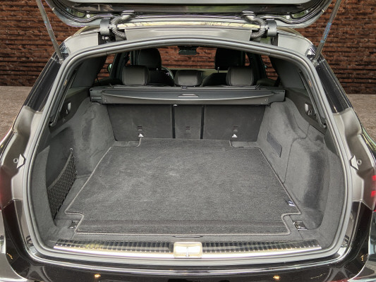 [all]12 Monate Garantie / Gratisservice 10 Jahre oder 100'000 Km ab 1.Inv. / zzgl. Ablieferungspauschale CHF 540.-[/all]


[all]
50.8 cm (20) AMG-Leichtmetallr&auml;der im Vielspeicher,Sportstyle AMG Line Package,KEYLESS-GO Komfort Paket,Leder Nappa Schwarz,Korrektur
[/all]&nbsp; 2-Lamellen-K&uuml;hlergrill in SilberchromAbgasanlage mit 2 Endrohren in Silberchrom (nicht funktional)AdBlue-Beh&auml;lter mit 23,5 Liter Fassungsverm&ouml;genAirbag: Airbags, Thorax-Pelvis-Airbags in den Sitzen und Windowbags f&uuml;r Fahrer und BeifahrerAirbag: Kneebag f&uuml;r FahrerAirbag: Knie-Airbag f&uuml;r FahrerAntiblockiersystem (ABS)Armauflage der Mittelkonsole mit Ziern&auml;htenAssist: Aktiver BremssassistentAssist: Elektronisches Stabilit&auml;ts-Programm (ESP)Assist: Mercedes-Benz NotrufsystemAssist: PRE-SAFE SicherheitssystemAssist: R&uuml;ckfahrkameraAssist: VerkehrszeichenerkennungBlenden an der B-S&auml;ule und Fondfenstereinfassung in HochglanzschwarzBordkantenzierstab und Fenstereinfassung in Aluminium poliertBrillenfach in der DachbedieneinheitDachreling in poliertem AluminiumDekor: Innenhimmel Stoff nevagrauDekor: Mittelkonsole Klavierlackoptik schwarzDekor: Zierelemente SilberoptikDekor:Armaturenbrett-Oberteil mit weicher, genarbter Oberfl&auml;cheDekor:Bordkanten und T&uuml;rmittelfelder mit weicher Oberfl&auml;cheDekor:Standard-Fahrer- und -BeifahrersitzDieselpartikelfilterElektrische EASY-PACK Heckklappe mit elektromechanisch gesteuertem &Ouml;ffnen und SchliessenFahrwerk: DYNAMIC SELECT mit folgender Fahrprogramm-Auswahl: Comfort, Eco, Sport, Sport+,Fahrwerk:AGILITY CONTROL-Fahrwerk mit selektivemFrontstossf&auml;nger mit Zierleisten und Separatoren in Silberchrom, K&uuml;hllufteinl&auml;sse in HochglanzschwarGarantie: MERCEDES-SWISS-INTEGRAL PaketGetriebe: 9G-TRONIC AutomatikHeckstossf&auml;nger mit Zierleisten in SilberchromKEYLESS GO Start FunktionKlima: Klimatisierungsautomatik THERMATICKraftstofftank 66 LiterLackierung: Uni-Lackierung PolarweissLicht: Adaptiver Fernlicht-AssistentLicht:LED High Performance-ScheinwerferMarkante Powerdomes auf der MotorhaubeMedia: 10-Zoll-Media-DisplayMedia: Digitaler Radioempfang (DAB/DAB+)Media: Erweiterte Features MBUXMedia: Kabelloses Ladesystem f&uuml;r mobile Ger&auml;teMedia: Kommunikationsmodul (LTE) zur Nutzung von Mercedes me connect DienstenMedia: Konnektivit&auml;ts-Paket NavigationMedia: MBUX Multimediasystem, volldigitales Cockpit mit zwei 10,25-Zoll-FarbdisplaysMedia: Touchpad in der MittelkonsoleMedia:Zwei USB-Anschl&uuml;sse im FondMercedes Stern im K&uuml;hlergrillMercedes-Benz Lorbeerkranz-Plakette auf der MotorhaubePaket: Ablage-PaketPaket: Advantage-PaketPaket: Sitzkomfort-Paket mit elektrischen und manuellen Einstellm&ouml;glichkeiten f&uuml;r eine ergonomischePolsterung: Poslterung Stoff MarseilleReifendruckkontrolleRemote Services Plus mit Fahrzeugkonfiguration und -&uuml;berwachung &uuml;ber die Mercedes me connectR&auml;der: Leichtmetallr&auml;der im 5-Doppelspeichen-Design 17JSeitenschwellerverkleidung in Wagen-Servolenkung geschwindigkeitsabh&auml;ngigSitze: Fondsitzlehnenklappung [40/20/40]Sitze: R&uuml;cksitzlehne geteilt abklappbarSitze: i-Size KindersitzbefestigungTIREFIT mit Reifenf&uuml;llkompressorVeloursfussmattenVorr&uuml;stung f&uuml;r Carsharing-Dienste