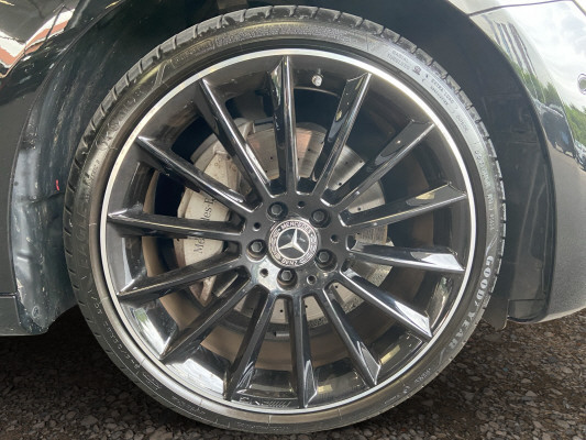 [all]12 Monate Garantie / Gratisservice 10 Jahre oder 100'000 Km ab 1.Inv. / zzgl. Ablieferungspauschale CHF 540.-[/all]


[all]
50.8 cm (20) AMG-Leichtmetallr&auml;der im Vielspeicher,Sportstyle AMG Line Package,KEYLESS-GO Komfort Paket,Leder Nappa Schwarz,Korrektur
[/all]&nbsp; 2-Lamellen-K&uuml;hlergrill in SilberchromAbgasanlage mit 2 Endrohren in Silberchrom (nicht funktional)AdBlue-Beh&auml;lter mit 23,5 Liter Fassungsverm&ouml;genAirbag: Airbags, Thorax-Pelvis-Airbags in den Sitzen und Windowbags f&uuml;r Fahrer und BeifahrerAirbag: Kneebag f&uuml;r FahrerAirbag: Knie-Airbag f&uuml;r FahrerAntiblockiersystem (ABS)Armauflage der Mittelkonsole mit Ziern&auml;htenAssist: Aktiver BremssassistentAssist: Elektronisches Stabilit&auml;ts-Programm (ESP)Assist: Mercedes-Benz NotrufsystemAssist: PRE-SAFE SicherheitssystemAssist: R&uuml;ckfahrkameraAssist: VerkehrszeichenerkennungBlenden an der B-S&auml;ule und Fondfenstereinfassung in HochglanzschwarzBordkantenzierstab und Fenstereinfassung in Aluminium poliertBrillenfach in der DachbedieneinheitDachreling in poliertem AluminiumDekor: Innenhimmel Stoff nevagrauDekor: Mittelkonsole Klavierlackoptik schwarzDekor: Zierelemente SilberoptikDekor:Armaturenbrett-Oberteil mit weicher, genarbter Oberfl&auml;cheDekor:Bordkanten und T&uuml;rmittelfelder mit weicher Oberfl&auml;cheDekor:Standard-Fahrer- und -BeifahrersitzDieselpartikelfilterElektrische EASY-PACK Heckklappe mit elektromechanisch gesteuertem &Ouml;ffnen und SchliessenFahrwerk: DYNAMIC SELECT mit folgender Fahrprogramm-Auswahl: Comfort, Eco, Sport, Sport+,Fahrwerk:AGILITY CONTROL-Fahrwerk mit selektivemFrontstossf&auml;nger mit Zierleisten und Separatoren in Silberchrom, K&uuml;hllufteinl&auml;sse in HochglanzschwarGarantie: MERCEDES-SWISS-INTEGRAL PaketGetriebe: 9G-TRONIC AutomatikHeckstossf&auml;nger mit Zierleisten in SilberchromKEYLESS GO Start FunktionKlima: Klimatisierungsautomatik THERMATICKraftstofftank 66 LiterLackierung: Uni-Lackierung PolarweissLicht: Adaptiver Fernlicht-AssistentLicht:LED High Performance-ScheinwerferMarkante Powerdomes auf der MotorhaubeMedia: 10-Zoll-Media-DisplayMedia: Digitaler Radioempfang (DAB/DAB+)Media: Erweiterte Features MBUXMedia: Kabelloses Ladesystem f&uuml;r mobile Ger&auml;teMedia: Kommunikationsmodul (LTE) zur Nutzung von Mercedes me connect DienstenMedia: Konnektivit&auml;ts-Paket NavigationMedia: MBUX Multimediasystem, volldigitales Cockpit mit zwei 10,25-Zoll-FarbdisplaysMedia: Touchpad in der MittelkonsoleMedia:Zwei USB-Anschl&uuml;sse im FondMercedes Stern im K&uuml;hlergrillMercedes-Benz Lorbeerkranz-Plakette auf der MotorhaubePaket: Ablage-PaketPaket: Advantage-PaketPaket: Sitzkomfort-Paket mit elektrischen und manuellen Einstellm&ouml;glichkeiten f&uuml;r eine ergonomischePolsterung: Poslterung Stoff MarseilleReifendruckkontrolleRemote Services Plus mit Fahrzeugkonfiguration und -&uuml;berwachung &uuml;ber die Mercedes me connectR&auml;der: Leichtmetallr&auml;der im 5-Doppelspeichen-Design 17JSeitenschwellerverkleidung in Wagen-Servolenkung geschwindigkeitsabh&auml;ngigSitze: Fondsitzlehnenklappung [40/20/40]Sitze: R&uuml;cksitzlehne geteilt abklappbarSitze: i-Size KindersitzbefestigungTIREFIT mit Reifenf&uuml;llkompressorVeloursfussmattenVorr&uuml;stung f&uuml;r Carsharing-Dienste