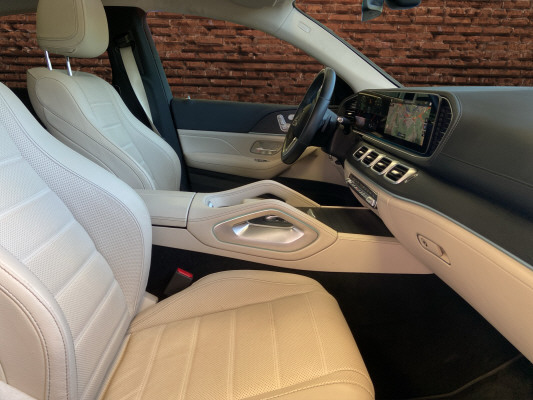 [all]12 Monate Garantie / Gratisservice 10 Jahre oder 100'000 Km ab 1.Inv. / zzgl. Ablieferungspauschale CHF 540.-[/all]


[all]
SPIEGEL PAKET,KEYLESS-GO-PAKET,DIEBSTAHLSCHUTZ-PAKET PLUS,LEDER - BEIGE
[/all]&nbsp; AMG Frontsch&uuml;rze mit Zierleiste in Chrom und sportl.-markant.Luftausl&auml;ssen in den RadlaufverkleidungAMG Hecksch&uuml;rze mit Einsatz in Diffusoroptik schwarz und Zierleiste in ChromAMG Line ExterieurAMG Seitenschwellerverkleidungen und Kotfl&uuml;gelverbreiterungen vorne und hinten in WagenfarbeAMG StylingAbgasanlage mit 2 verchromten EndrohrblendenAbgedunkelte Seiten- und HeckscheibeAblagen in den T&uuml;renAdBlue-Beh&auml;lter mit 31,6 LiterAirbag: Airbag Fahrer und BeifahrerAirbag: Automatische Beifahrerairbag-AbschaltungAirbag: KneebagAirbag: Seitenairbag f&uuml;r Fahrer und BeifahrerAirbag: Window-KopfairbagsAllradantrieb permanentAmbientebeleuchtungAntiblockiersystem (ABS)Assist: 360-KameraAssist: ATTENTION ASSIST (Aufmerksamkeitsassistent)Assist: Aktiver BremssassistentAssist: Aktiver Spurhalte-AssistentAssist: Bergabfahrhilfe (DSR)Assist: Elektronisches Traktions-System f&uuml;r Allrad (4ETS)Assist: Hill-HolderAssist: Mercedes-Benz NotrufsystemAssist: PRE-SAFE SystemAssist: Scheibenwischerbl&auml;tter mit RegensensorAssist: TempomatAssist: Totwinkel-AssistentAssist: VerkehrszeichenerkennungAussenspiegel rechts und links beheizbar und elektrisch verstellbarBordcomputerBremsanlage mit LogoBremsanlage mit gr&ouml;sseren BremsscheibenBremsbelagverschleissBremsscheiben vorne gelochtChrom-Paket Exterieur: Bordkanten-Zierstab und Fensterlinien-ZierstabCupholder vorne und hintenDYNAMIC SELECT mit folgenden zus&auml;tzlichen Fahrprogrammen,DYNAMIC SELECT mit folgender Fahrprogrammauswahl:Dekor: Bordkantenzierstab in ChromDekor: Chrom-Paket InterieurDekor: Innenhimmel Stoff schwarzDekor: Instrumententafel-Oberteil in Ledernachbildung ARTICODekor: Zierelemente Aluminium mit L&auml;ngsschliff hellDiamantgrillDrittes Bremslicht LEDEASY-PACK LaderaumabdeckungEASY-PACK-Heckklappe mit elektrischer Bet&auml;tigung zum &Ouml;ffnen und Schliessen.Einstiegsleisten mit "Mercedes-Benz" SchriftzugElektronisches Stabilit&auml;ts-Programm (ESP) mit Antriebsschlupfregel ASRFahrwerk: 4MATIC mit Zuschaltung der zweiten Achse nach BedarfFahrwerk: Fahrwerk mit StahlfederungFenstereinfassung in ChromGarantie: MERCEDES-BENZ MOBILIT&Auml;TGarantie: MERCEDES-SWISS-INTEGRAL PaketGetriebe: 9G-TRONIC AutomatikHandschuhfach verschliessbarHeckscheiben-Wisch-/WaschanlageHeckscheibenheizungInnenleuchten LEDKEYLESS GO Start FunktionKleiderhaken an den B-S&auml;ulen und der HeckklappeKlima: Klimatisierungsautomatik THERMOTRONICKotfl&uuml;gelverbreiterung in WagenfarbeLackierung: Uni-Lackierung SchwarzLenkrad: Lenks&auml;ule manuelle H&ouml;hen- und AbstandsverstellungLenkrad: Multifunktions-Sportlenkrad in Leder Nappa mit Bedienelementen in Chrom, unten abgeflacht,Licht: Adaptive MULTIBEAM LED Scheinwerfer und LED HeckleuchtenLicht: Adaptiver Fernlicht-Assistent PlusLicht: NebelschlussleuchteMedia: 2 USB Anschl&uuml;sse (Typ C) in der Mittelkonsole vornMedia: Digitales Radio (DAB)Media: Drei Jahre Aktualisierungsservice f&uuml;r die NavigationsdatenMedia: Erweiterte Funktionalit&auml;t:Media: Erweiterte MBUX Funktionen und FestplattennavigationMedia: Kommunikationsmodul (LTE) zur Nutzung von Mercedes me connect DienstenMedia: MBUX Multimediasystem LINGUATRONIC mit Spracherkennung &uuml;ber "Hey Mercedes"Media: NavigationsdiensteMedia: Smartphone IntegrationMedia: Zus&auml;tzliche USB-SchnittstelleMercedes Stern im K&uuml;hlergrillMercedes-Benz Lorbeerkranz-Plakette auf der MotorhaubeMittelkonsole mit AblagefachOptischer UnterfahrschutzPaket: Park-Paket mit 360&deg; -KameraPaket: Spiegel-PaketPartikelfilter und OxydationskatalysatorPollenfilter (Staubfilter)Polster: Polster LederRadlaufverkleidungen in WagenfarbeReifendruck-KontrollanzeigeRemote Services PremiumR&auml;der: AMG Leichtmetallr&auml;der 50,8 cm (20") im 5-Doppelspeichen-Design,tremolitgrau/glanzgedrehtR&auml;der: Reifenreparatur-Set (Tire Fit)Scheibenwaschd&uuml;sen beheiztServolenkungSitze: 3 Kopfst&uuml;tzen hintenSitze: 3-Punkt-Sicherheitsgurte auf allen Pl&auml;tzenSitze: Armlehne vorn und hinten klappbarSitze: Gep&auml;cknetze an beiden VordersitzenSitze: Lordosenverstellung (4-Wege) f&uuml;r Fahrer und BeifahrerSitze: R&uuml;cksitzlehne geteilt abklappbarSitze: Sportsitze f&uuml;r Fahrer und Beifahrer mit speziellem SitzdesignSitze: Vordersitze elektrisch verstellbarSitze: Vordersitze heizbarSitze: i-Size KindersitzbefestigungSportpedalanlageSteckdoseSteckdose im KofferraumTouchpad in der MittelkonsoleTreibstofftank 85LTrennnetz f&uuml;r Gep&auml;ckraumabtrennung und InsassenschutzVeloursfussmattenVorr&uuml;stung f&uuml;r Carsharing-DiensteWarnwesten f&uuml;r Fahrer und Passagiere f&uuml;r jeden SitzplatzWegfahrsperre elektronischWidescreen CockpitZentralverriegelung mit Fernbedienung Anh&auml;ngevorrichtung mit ESP Anh&auml;ngerstabilisierungLackierung: Metallic-LackierungPaket: Premium PlusAirbag: Seitenairbags hintenCupholder temperiert f&uuml;r Fahrer und BeifahrerDekor: Armaturenbrett und Bordkanten der T&uuml;ren in Ledernachbildung ARTICOFahrwerk: AIRMATIC-PaketMAGIC VISION CONTROL -beheizbare Wischerbl&auml;tterMBUX Interieur-AssistentMedia: Burmester Surround SoundsystemMedia: Head-Up DisplayPaket: Fahrassistenz-PaketPaket: KEYLESS-GO Komfort-PaketPaket: Memory-PaketPanorama-SchiebedachR&auml;der: AMG Leichtmetallr&auml;der 55,9 cm (22") im 5-Doppelspeichen-Design,tremolitgrau/glanzgedrehtSitze: Vordersitze klimatisiertTrittbretter beleuchtet in Aluminiumoptik mit Gumminoppen