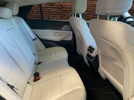 [all]12 Monate Garantie / Gratisservice 10 Jahre oder 100'000 Km ab 1.Inv. / zzgl. Ablieferungspauschale CHF 540.-[/all]


[all]
SPIEGEL PAKET,KEYLESS-GO-PAKET,DIEBSTAHLSCHUTZ-PAKET PLUS,LEDER - BEIGE
[/all]&nbsp; AMG Frontsch&uuml;rze mit Zierleiste in Chrom und sportl.-markant.Luftausl&auml;ssen in den RadlaufverkleidungAMG Hecksch&uuml;rze mit Einsatz in Diffusoroptik schwarz und Zierleiste in ChromAMG Line ExterieurAMG Seitenschwellerverkleidungen und Kotfl&uuml;gelverbreiterungen vorne und hinten in WagenfarbeAMG StylingAbgasanlage mit 2 verchromten EndrohrblendenAbgedunkelte Seiten- und HeckscheibeAblagen in den T&uuml;renAdBlue-Beh&auml;lter mit 31,6 LiterAirbag: Airbag Fahrer und BeifahrerAirbag: Automatische Beifahrerairbag-AbschaltungAirbag: KneebagAirbag: Seitenairbag f&uuml;r Fahrer und BeifahrerAirbag: Window-KopfairbagsAllradantrieb permanentAmbientebeleuchtungAntiblockiersystem (ABS)Assist: 360-KameraAssist: ATTENTION ASSIST (Aufmerksamkeitsassistent)Assist: Aktiver BremssassistentAssist: Aktiver Spurhalte-AssistentAssist: Bergabfahrhilfe (DSR)Assist: Elektronisches Traktions-System f&uuml;r Allrad (4ETS)Assist: Hill-HolderAssist: Mercedes-Benz NotrufsystemAssist: PRE-SAFE SystemAssist: Scheibenwischerbl&auml;tter mit RegensensorAssist: TempomatAssist: Totwinkel-AssistentAssist: VerkehrszeichenerkennungAussenspiegel rechts und links beheizbar und elektrisch verstellbarBordcomputerBremsanlage mit LogoBremsanlage mit gr&ouml;sseren BremsscheibenBremsbelagverschleissBremsscheiben vorne gelochtChrom-Paket Exterieur: Bordkanten-Zierstab und Fensterlinien-ZierstabCupholder vorne und hintenDYNAMIC SELECT mit folgenden zus&auml;tzlichen Fahrprogrammen,DYNAMIC SELECT mit folgender Fahrprogrammauswahl:Dekor: Bordkantenzierstab in ChromDekor: Chrom-Paket InterieurDekor: Innenhimmel Stoff schwarzDekor: Instrumententafel-Oberteil in Ledernachbildung ARTICODekor: Zierelemente Aluminium mit L&auml;ngsschliff hellDiamantgrillDrittes Bremslicht LEDEASY-PACK LaderaumabdeckungEASY-PACK-Heckklappe mit elektrischer Bet&auml;tigung zum &Ouml;ffnen und Schliessen.Einstiegsleisten mit "Mercedes-Benz" SchriftzugElektronisches Stabilit&auml;ts-Programm (ESP) mit Antriebsschlupfregel ASRFahrwerk: 4MATIC mit Zuschaltung der zweiten Achse nach BedarfFahrwerk: Fahrwerk mit StahlfederungFenstereinfassung in ChromGarantie: MERCEDES-BENZ MOBILIT&Auml;TGarantie: MERCEDES-SWISS-INTEGRAL PaketGetriebe: 9G-TRONIC AutomatikHandschuhfach verschliessbarHeckscheiben-Wisch-/WaschanlageHeckscheibenheizungInnenleuchten LEDKEYLESS GO Start FunktionKleiderhaken an den B-S&auml;ulen und der HeckklappeKlima: Klimatisierungsautomatik THERMOTRONICKotfl&uuml;gelverbreiterung in WagenfarbeLackierung: Uni-Lackierung SchwarzLenkrad: Lenks&auml;ule manuelle H&ouml;hen- und AbstandsverstellungLenkrad: Multifunktions-Sportlenkrad in Leder Nappa mit Bedienelementen in Chrom, unten abgeflacht,Licht: Adaptive MULTIBEAM LED Scheinwerfer und LED HeckleuchtenLicht: Adaptiver Fernlicht-Assistent PlusLicht: NebelschlussleuchteMedia: 2 USB Anschl&uuml;sse (Typ C) in der Mittelkonsole vornMedia: Digitales Radio (DAB)Media: Drei Jahre Aktualisierungsservice f&uuml;r die NavigationsdatenMedia: Erweiterte Funktionalit&auml;t:Media: Erweiterte MBUX Funktionen und FestplattennavigationMedia: Kommunikationsmodul (LTE) zur Nutzung von Mercedes me connect DienstenMedia: MBUX Multimediasystem LINGUATRONIC mit Spracherkennung &uuml;ber "Hey Mercedes"Media: NavigationsdiensteMedia: Smartphone IntegrationMedia: Zus&auml;tzliche USB-SchnittstelleMercedes Stern im K&uuml;hlergrillMercedes-Benz Lorbeerkranz-Plakette auf der MotorhaubeMittelkonsole mit AblagefachOptischer UnterfahrschutzPaket: Park-Paket mit 360&deg; -KameraPaket: Spiegel-PaketPartikelfilter und OxydationskatalysatorPollenfilter (Staubfilter)Polster: Polster LederRadlaufverkleidungen in WagenfarbeReifendruck-KontrollanzeigeRemote Services PremiumR&auml;der: AMG Leichtmetallr&auml;der 50,8 cm (20") im 5-Doppelspeichen-Design,tremolitgrau/glanzgedrehtR&auml;der: Reifenreparatur-Set (Tire Fit)Scheibenwaschd&uuml;sen beheiztServolenkungSitze: 3 Kopfst&uuml;tzen hintenSitze: 3-Punkt-Sicherheitsgurte auf allen Pl&auml;tzenSitze: Armlehne vorn und hinten klappbarSitze: Gep&auml;cknetze an beiden VordersitzenSitze: Lordosenverstellung (4-Wege) f&uuml;r Fahrer und BeifahrerSitze: R&uuml;cksitzlehne geteilt abklappbarSitze: Sportsitze f&uuml;r Fahrer und Beifahrer mit speziellem SitzdesignSitze: Vordersitze elektrisch verstellbarSitze: Vordersitze heizbarSitze: i-Size KindersitzbefestigungSportpedalanlageSteckdoseSteckdose im KofferraumTouchpad in der MittelkonsoleTreibstofftank 85LTrennnetz f&uuml;r Gep&auml;ckraumabtrennung und InsassenschutzVeloursfussmattenVorr&uuml;stung f&uuml;r Carsharing-DiensteWarnwesten f&uuml;r Fahrer und Passagiere f&uuml;r jeden SitzplatzWegfahrsperre elektronischWidescreen CockpitZentralverriegelung mit Fernbedienung Anh&auml;ngevorrichtung mit ESP Anh&auml;ngerstabilisierungLackierung: Metallic-LackierungPaket: Premium PlusAirbag: Seitenairbags hintenCupholder temperiert f&uuml;r Fahrer und BeifahrerDekor: Armaturenbrett und Bordkanten der T&uuml;ren in Ledernachbildung ARTICOFahrwerk: AIRMATIC-PaketMAGIC VISION CONTROL -beheizbare Wischerbl&auml;tterMBUX Interieur-AssistentMedia: Burmester Surround SoundsystemMedia: Head-Up DisplayPaket: Fahrassistenz-PaketPaket: KEYLESS-GO Komfort-PaketPaket: Memory-PaketPanorama-SchiebedachR&auml;der: AMG Leichtmetallr&auml;der 55,9 cm (22") im 5-Doppelspeichen-Design,tremolitgrau/glanzgedrehtSitze: Vordersitze klimatisiertTrittbretter beleuchtet in Aluminiumoptik mit Gumminoppen