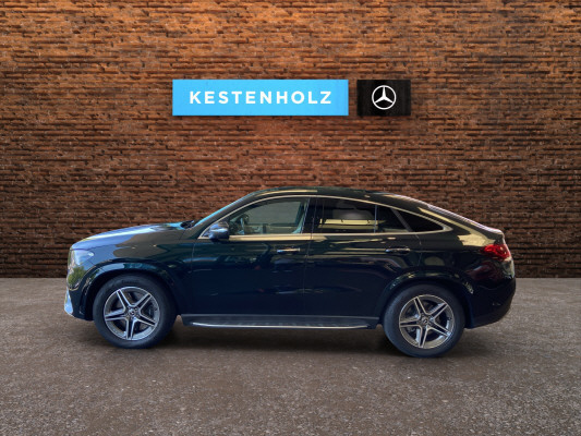 [all]12 Monate Garantie / Gratisservice 10 Jahre oder 100'000 Km ab 1.Inv. / zzgl. Ablieferungspauschale CHF 540.-[/all]


[all]
SPIEGEL PAKET,KEYLESS-GO-PAKET,DIEBSTAHLSCHUTZ-PAKET PLUS,LEDER - BEIGE
[/all]&nbsp; AMG Frontsch&uuml;rze mit Zierleiste in Chrom und sportl.-markant.Luftausl&auml;ssen in den RadlaufverkleidungAMG Hecksch&uuml;rze mit Einsatz in Diffusoroptik schwarz und Zierleiste in ChromAMG Line ExterieurAMG Seitenschwellerverkleidungen und Kotfl&uuml;gelverbreiterungen vorne und hinten in WagenfarbeAMG StylingAbgasanlage mit 2 verchromten EndrohrblendenAbgedunkelte Seiten- und HeckscheibeAblagen in den T&uuml;renAdBlue-Beh&auml;lter mit 31,6 LiterAirbag: Airbag Fahrer und BeifahrerAirbag: Automatische Beifahrerairbag-AbschaltungAirbag: KneebagAirbag: Seitenairbag f&uuml;r Fahrer und BeifahrerAirbag: Window-KopfairbagsAllradantrieb permanentAmbientebeleuchtungAntiblockiersystem (ABS)Assist: 360-KameraAssist: ATTENTION ASSIST (Aufmerksamkeitsassistent)Assist: Aktiver BremssassistentAssist: Aktiver Spurhalte-AssistentAssist: Bergabfahrhilfe (DSR)Assist: Elektronisches Traktions-System f&uuml;r Allrad (4ETS)Assist: Hill-HolderAssist: Mercedes-Benz NotrufsystemAssist: PRE-SAFE SystemAssist: Scheibenwischerbl&auml;tter mit RegensensorAssist: TempomatAssist: Totwinkel-AssistentAssist: VerkehrszeichenerkennungAussenspiegel rechts und links beheizbar und elektrisch verstellbarBordcomputerBremsanlage mit LogoBremsanlage mit gr&ouml;sseren BremsscheibenBremsbelagverschleissBremsscheiben vorne gelochtChrom-Paket Exterieur: Bordkanten-Zierstab und Fensterlinien-ZierstabCupholder vorne und hintenDYNAMIC SELECT mit folgenden zus&auml;tzlichen Fahrprogrammen,DYNAMIC SELECT mit folgender Fahrprogrammauswahl:Dekor: Bordkantenzierstab in ChromDekor: Chrom-Paket InterieurDekor: Innenhimmel Stoff schwarzDekor: Instrumententafel-Oberteil in Ledernachbildung ARTICODekor: Zierelemente Aluminium mit L&auml;ngsschliff hellDiamantgrillDrittes Bremslicht LEDEASY-PACK LaderaumabdeckungEASY-PACK-Heckklappe mit elektrischer Bet&auml;tigung zum &Ouml;ffnen und Schliessen.Einstiegsleisten mit "Mercedes-Benz" SchriftzugElektronisches Stabilit&auml;ts-Programm (ESP) mit Antriebsschlupfregel ASRFahrwerk: 4MATIC mit Zuschaltung der zweiten Achse nach BedarfFahrwerk: Fahrwerk mit StahlfederungFenstereinfassung in ChromGarantie: MERCEDES-BENZ MOBILIT&Auml;TGarantie: MERCEDES-SWISS-INTEGRAL PaketGetriebe: 9G-TRONIC AutomatikHandschuhfach verschliessbarHeckscheiben-Wisch-/WaschanlageHeckscheibenheizungInnenleuchten LEDKEYLESS GO Start FunktionKleiderhaken an den B-S&auml;ulen und der HeckklappeKlima: Klimatisierungsautomatik THERMOTRONICKotfl&uuml;gelverbreiterung in WagenfarbeLackierung: Uni-Lackierung SchwarzLenkrad: Lenks&auml;ule manuelle H&ouml;hen- und AbstandsverstellungLenkrad: Multifunktions-Sportlenkrad in Leder Nappa mit Bedienelementen in Chrom, unten abgeflacht,Licht: Adaptive MULTIBEAM LED Scheinwerfer und LED HeckleuchtenLicht: Adaptiver Fernlicht-Assistent PlusLicht: NebelschlussleuchteMedia: 2 USB Anschl&uuml;sse (Typ C) in der Mittelkonsole vornMedia: Digitales Radio (DAB)Media: Drei Jahre Aktualisierungsservice f&uuml;r die NavigationsdatenMedia: Erweiterte Funktionalit&auml;t:Media: Erweiterte MBUX Funktionen und FestplattennavigationMedia: Kommunikationsmodul (LTE) zur Nutzung von Mercedes me connect DienstenMedia: MBUX Multimediasystem LINGUATRONIC mit Spracherkennung &uuml;ber "Hey Mercedes"Media: NavigationsdiensteMedia: Smartphone IntegrationMedia: Zus&auml;tzliche USB-SchnittstelleMercedes Stern im K&uuml;hlergrillMercedes-Benz Lorbeerkranz-Plakette auf der MotorhaubeMittelkonsole mit AblagefachOptischer UnterfahrschutzPaket: Park-Paket mit 360&deg; -KameraPaket: Spiegel-PaketPartikelfilter und OxydationskatalysatorPollenfilter (Staubfilter)Polster: Polster LederRadlaufverkleidungen in WagenfarbeReifendruck-KontrollanzeigeRemote Services PremiumR&auml;der: AMG Leichtmetallr&auml;der 50,8 cm (20") im 5-Doppelspeichen-Design,tremolitgrau/glanzgedrehtR&auml;der: Reifenreparatur-Set (Tire Fit)Scheibenwaschd&uuml;sen beheiztServolenkungSitze: 3 Kopfst&uuml;tzen hintenSitze: 3-Punkt-Sicherheitsgurte auf allen Pl&auml;tzenSitze: Armlehne vorn und hinten klappbarSitze: Gep&auml;cknetze an beiden VordersitzenSitze: Lordosenverstellung (4-Wege) f&uuml;r Fahrer und BeifahrerSitze: R&uuml;cksitzlehne geteilt abklappbarSitze: Sportsitze f&uuml;r Fahrer und Beifahrer mit speziellem SitzdesignSitze: Vordersitze elektrisch verstellbarSitze: Vordersitze heizbarSitze: i-Size KindersitzbefestigungSportpedalanlageSteckdoseSteckdose im KofferraumTouchpad in der MittelkonsoleTreibstofftank 85LTrennnetz f&uuml;r Gep&auml;ckraumabtrennung und InsassenschutzVeloursfussmattenVorr&uuml;stung f&uuml;r Carsharing-DiensteWarnwesten f&uuml;r Fahrer und Passagiere f&uuml;r jeden SitzplatzWegfahrsperre elektronischWidescreen CockpitZentralverriegelung mit Fernbedienung Anh&auml;ngevorrichtung mit ESP Anh&auml;ngerstabilisierungLackierung: Metallic-LackierungPaket: Premium PlusAirbag: Seitenairbags hintenCupholder temperiert f&uuml;r Fahrer und BeifahrerDekor: Armaturenbrett und Bordkanten der T&uuml;ren in Ledernachbildung ARTICOFahrwerk: AIRMATIC-PaketMAGIC VISION CONTROL -beheizbare Wischerbl&auml;tterMBUX Interieur-AssistentMedia: Burmester Surround SoundsystemMedia: Head-Up DisplayPaket: Fahrassistenz-PaketPaket: KEYLESS-GO Komfort-PaketPaket: Memory-PaketPanorama-SchiebedachR&auml;der: AMG Leichtmetallr&auml;der 55,9 cm (22") im 5-Doppelspeichen-Design,tremolitgrau/glanzgedrehtSitze: Vordersitze klimatisiertTrittbretter beleuchtet in Aluminiumoptik mit Gumminoppen