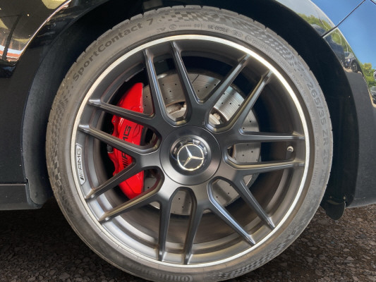 [all]12 Monate Garantie / Gratisservice 10 Jahre oder 100'000 Km ab 1.Inv. / zzgl. Ablieferungspauschale CHF 540.-[/all]


[all]

[/all]&nbsp; 2 USB-Ladeanschl&uuml;sse im FondAMG AbrisskanteAMG Driver's PackageAMG Front- und Hecksch&uuml;rzeAMG Performance-AbgasanlageAMG Track PaceAMG VeloursfussmattenAblage-PaketAirbag: Airbag Fahrer und BeifahrerAirbag: Automatische Beifahrerairbag-AbschaltungAirbag: Seiten- und Beckenairbag (Pelvisbag)Airbag:Window-Kopfairbag f&uuml;r Fahrer und BeifahrerAllradantrieb permanentAntiblockiersystem (ABS)Assist: NotrufsystemAssist: Totwinkel-AssistentAssist:Reifendruck-KontrollanzeigeAudio 20 USB Mulimediasystem mitAussenspiegel in schwarzBremsassistent (BAS)Bremsscheiben gelochtBremss&auml;ttel silber lackiertDYNAMIC SELECT SchalterDekor: Dachhimmel schwarzDekor:Aluminium-ApplikationenDiebstahlwarnanlage mit AbschleppschutzEASY-PACK-Heckklappe mit elektrischer Bet&auml;tigung zum &Ouml;ffnen und SchliessenElektronisches Stabilit&auml;ts-Programm (ESP)Fahrwerk:AIR BODY CONTROL LuftfederungFahrwerk:AMG Hochleistungs-BremsanlageFahrwerk:MG Hinterachs-SperrdifferenzialFahrzeugschl&uuml;ssel in Schwarz HochglanzGetriebe:9-Stufen-Automat sequentiellInnen- und Aussenspiegel automatischInnenraumabsicherung EDWInstrumententafel in Leder NappaKatalysator geregeltKeyless StartKlima: Klimatisierungsautomatik THERMATIC mit 2-KlimazonenKraftstofftank 80 LiterLackierung: Uni-LackierungLenkrad l&auml;ngs- und h&ouml;henverstellbarLenkrad:AMG Performance Lenkrad in Leder Nappa/Lenkrad:Multifunktionslenkrad in NappalederLicht: LED High Performance-ScheinwerferLicht:Ambientebeleuchtung Multi-ColourMedia-Display 12,3''Media: Digitaler Radioempfang (DAB/DAB+)Media: Kommunikationsmodul (LTE)Mittelkonsole Klavierlackoptik schwarzNiveauregulierung HinterachsePaket: AMG Styling-PaketPaket:Konnektivit&auml;ts-PaketPaket:Park-Paket mit R&uuml;ckfahrkamera inkl.Polster: Polster Leder Exklusiv NappaRegensensor f&uuml;r Scheibenwischer vorneR&auml;der:AMG Leichtmetallr&auml;der im 5-Doppelspei-SchriftzugServolenkung geschwindigkeitsabh&auml;ngigSitze: ISOFIX KindersitzvorrichtungSitze: R&uuml;cksitzlehne geteilt abklappbarSitze:Lordosenverstellung (4-Wege) f&uuml;r Fahrer und BeifahrerSitze:Sitzkomfort-PaketSitze:Vordersitze elektrisch verstellbarSitze:Vordersitze heizbarSportbremsanlageSportpedalanlageTouchpadWidescreen CockpitZierelemente Esche schwarz AMG Einstiegleisten beleuchtetAirbag: Seitenairbags hintenAnalog-UhrDekor: AMG Zierelemente CarbonDekor:AMG Mittelkonsole CarbonFahrassistenz-Paket PLUSAbstandsregel-Tempomat DISTRONICAssist: Aktiver Spurhalte-Assistent und aktiver Totwinkel-AssistentAssist: PRE-SAFE PLUSAssist:PRE-SAFE BremsePRE-SAFE Impuls SeiteGarantie: MERCEDES-SWISS-INTEGRAL PaketKEYLESS GOLackierung: Metallic-LackierungMedia: Burmester Surround SoundsystemMedia: Head-Up DisplayMedia: Kabelloses Ladesystem f&uuml;r mobile Endger&auml;teMedia: Multifunktions-TelefonieMedia: Smartphone IntegrationPaket:AMG Night-PaketPremium Plus-PaketKEYLESS GO mit HANDS-FREE ACCESSKofferraum-FernschliessungMULTIBEAM LED inklusive Adaptivem Fern-Media: Kabelloses Ladesystem f&uuml;r mobile Endger&auml;tePRE-SAFE PositionierungsfunktionPaket: Park-Paket mit 360 -Kamera inkl.aktiver Park-Assistent und PARKTRONICPanorama Schiebe-/Hebedach elektrischSitze: Lordosenverstellung (4-Wege) f&uuml;r Fahrer und BeifahrerSitze: Vordersitze elektrisch verstellbar mit MemoryR&auml;der:AMG Schmieder&auml;der im Kreuzspeichen-Technische Vorbereitung f&uuml;r die Nutzung des digitalen Fahrzeugschl&uuml;ssels im SmartphoneW&auml;rmed&auml;mmendes Glas, ab B-S&auml;ule dunkel get&ouml;nt