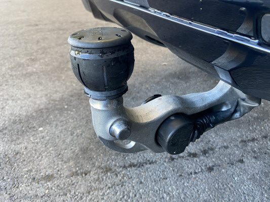 [all]12 Monate Garantie / Gratisservice 10 Jahre oder 100'000 Km ab 1.Inv. / zzgl. Ablieferungspauschale CHF 540.-[/all]


[all]

[/all]&nbsp; Airbag: Airbag Fahrer und BeifahrerAntiblockiersystem (ABS)Dekor: Innenhimmel Stoff kristallgrauDekor: Mittelkonsole in HochglanzschwarzDieselpartikelfilterGarantie: MERCEDES-BENZ MOBILIT&Auml;TGarantie: MERCEDES-SWISS-INTEGRALK&uuml;hlergrill mit integriertem Mercedes Stern inkl. Chromlamelle und K&uuml;hlerrahmenLackierung: Uni-LackierungServolenkung Anh&auml;ngevorrichtung mit ESP Anh&auml;ngerstabilisierungBremsanlage mit gr&ouml;sseren Bremsscheiben an der VorderachseDekor: Mittelkonsole MetallstrukturDekor: Zierelemente MetallstrukturEntfall Typenbezeichnung auf HeckdeckelLackierung: Metallic-LackierungMedia: Burmester Surround SoundsystemMedia: MBUX Augmented Reality f&uuml;r NavigationMedia: SoundpersonalisierungPaket: AMG Line Premium PlusAkustikglasKEYLESS-GOKlima: Klimatisierungsautomatik THERMOTRONICPanorama-SchiebedachSitze: Fahrersitz elektrisch einstellbar mit Memory-FunktionPaket: Fahrassistenz-Paket PlusAssist: Aktive Abstands-Assistent DISTRONICAssist: PRE-SAFE Impuls SeiteAssist: PRE-SAFE SicherheitssystemDekor: Chrom-Paket InterieurPaket: Night-PaketAMG Frontsch&uuml;rzeAussenspiegel in HochglanzschwarzBordkantenzierstab schwarzPaket: Offroad-Technik-PaketFahrwerk: KomfortfahrwerkUnterfahrschutzPaket: Technik-PaketFahrwerk: AIRMATICFahrwerk: HinterachssteuerungPaket: WinterpaketLenkrad: LenkradheizungScheibenwaschanlage beheizbarSitze: Sitzheizung f&uuml;r Fahrer und BeifahrerPolster: ARTICO schwarzR&auml;der: AMG Leichtmetallr&auml;der 50,8 cm (20") im Multispeichen-DesignR&auml;der: SommerreifenSitze: Sitzheizung im FondStandheizungTrittbretter in Aluminiumoptik mit Gumminoppen