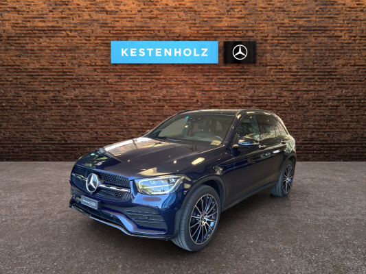 [all]12 Monate Garantie / Gratisservice 10 Jahre oder 100'000 Km ab 1.Inv. / zzgl. Ablieferungspauschale CHF 540.-[/all]


[all]

[/all]&nbsp; AMG Front- und Hecksch&uuml;rzeAMG VeloursfussmattenAirbag: Airbag Fahrer und BeifahrerAirbag: Knie-Airbag f&uuml;r FahrerAirbag: Seiten- und Beckenairbag (Pelvisbag)Airbag: Window-Kopfairbags f&uuml;r Fahrer, BeifahrerAntiblockiersystem (ABS)Armlehne f&uuml;r Fahrer- und BeifahrersitzAssist: COLLISION PREVENTION ASSISTAssist: Feststellbremse mit HOLD-Funktion und BerganfahrhilfeAssist: Tempomat mit GeschwindigkeitsbegrenzerAussenspiegel links elektrischAussentemperaturanzeigeDYNAMIC SELECTDachreling in ChromDiamantgrill mit verchromten Pins und LamelleElektrische Fensterheber vorne + hintenElektronisches Stabilit&auml;ts-Programm (ESP)Erste-Hilfe-Kasten und WarndreieckFenstereinfassung in poliertem AluminiumGarantie: MERCEDES-SWISS-INTEGRAL plus -HandschuhfachInnenraumbeleuchtungKEYLESS GO Start FunktionKlima: Klimatisierungsautomatik THERMATICLackierung: Uni-Lackierung PolarweissLaderaumabdeckungLenkrad: Multifunktions-Sportlenkrad in Leder NappaLicht: LED High Performance-ScheinwerferLicht:Adaptives BremslichtMedia: Digitales Radio (DAB)Polster: Ledernachbildung ARTICO/Mikrofaser DINAMICAR&auml;der: AMG Leichtmetallr&auml;der 19" im 5-Speichen-DesignServolenkung geschwindigkeitsabh&auml;ngigSitze:Vordersitze mit elektrischer H&ouml;hen-,Zentralverriegelung mit Fernbedienung und automatischer T&uuml;rverriegelung Anh&auml;ngevorrichtung und ESP mit AntriebsschlupfregelungAssist: Aktive Abstands-Assistent DISTRONICAssist: Anh&auml;ngerrangier-AssistentBremsanlage mit gr&ouml;sseren Bremsscheiben an der VorderachseDachhimmel schwarzDekor: Instrumententafel und Bordkanten der T&uuml;ren in Ledernachbildung ARTICOFahrwerk: AIR BODY CONTROL LuftfederungGer&auml;uschd&auml;mmendes get&ouml;ntes AkustikglasKEYLESS-GOLackierung: Metallic-LackierungMedia: Head-Up DisplayPaket: Park-Paket mit 360 -KameraAssist: 360-KameraAssist: Aktiver Parkassistent inkl. PARKTRONICPaket: Premium-Plus-PaketAssist: VerkehrszeichenerkennungLicht: Ambientebeleuchtung Multi-ColourLicht: MULTIBEAM LED ScheinwerferPanorama Schiebe-/Hebedach elektrischPaket: Spiegel-PaketEinstiegs- und Ausstiegsbeleuchtung in den AussenspiegelnInnen- und Aussenspiegel automatisch abblendbar,Aussenspiegel links und rechts elektrisch anklappbarPaket: Sport-Paket BlackAussenspiegel in HochglanzschwarzR&auml;der: AMG Leichtmetallr&auml;der im 5-Doppelspeichen-Design 19JUnterfahrschutz in Schwarz gl&auml;nzendW&auml;rmed&auml;mmendes Glas, ab B-S&auml;ule dunkel get&ouml;ntPolster: Polster LederR&auml;der: AMG Leichtmetallr&auml;der im Vielspeichen-Design 20J mit Sport-Paket BlackScheibenwaschanlage beheizbarSitze: Beifahrersitz elektrisch verstellbar mit Memory-FunktionSitze: Fahrersitz elektrisch einstellbar mit Memory-FunktionSitze:Sitzklimatisierung f&uuml;r Vordersitze in Verb. mit ENERGIZING PaketTrennnetz f&uuml;r Gep&auml;ckraumabtrennung und InsassenschutzWegfall Typkennzeichen auf Gep&auml;ckraumklappe