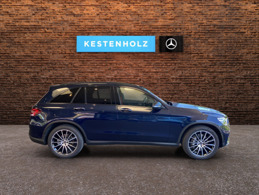 [all]12 Monate Garantie / Gratisservice 10 Jahre oder 100'000 Km ab 1.Inv. / zzgl. Ablieferungspauschale CHF 540.-[/all]


[all]

[/all]&nbsp; AMG Front- und Hecksch&uuml;rzeAMG VeloursfussmattenAirbag: Airbag Fahrer und BeifahrerAirbag: Knie-Airbag f&uuml;r FahrerAirbag: Seiten- und Beckenairbag (Pelvisbag)Airbag: Window-Kopfairbags f&uuml;r Fahrer, BeifahrerAntiblockiersystem (ABS)Armlehne f&uuml;r Fahrer- und BeifahrersitzAssist: COLLISION PREVENTION ASSISTAssist: Feststellbremse mit HOLD-Funktion und BerganfahrhilfeAssist: Tempomat mit GeschwindigkeitsbegrenzerAussenspiegel links elektrischAussentemperaturanzeigeDYNAMIC SELECTDachreling in ChromDiamantgrill mit verchromten Pins und LamelleElektrische Fensterheber vorne + hintenElektronisches Stabilit&auml;ts-Programm (ESP)Erste-Hilfe-Kasten und WarndreieckFenstereinfassung in poliertem AluminiumGarantie: MERCEDES-SWISS-INTEGRAL plus -HandschuhfachInnenraumbeleuchtungKEYLESS GO Start FunktionKlima: Klimatisierungsautomatik THERMATICLackierung: Uni-Lackierung PolarweissLaderaumabdeckungLenkrad: Multifunktions-Sportlenkrad in Leder NappaLicht: LED High Performance-ScheinwerferLicht:Adaptives BremslichtMedia: Digitales Radio (DAB)Polster: Ledernachbildung ARTICO/Mikrofaser DINAMICAR&auml;der: AMG Leichtmetallr&auml;der 19" im 5-Speichen-DesignServolenkung geschwindigkeitsabh&auml;ngigSitze:Vordersitze mit elektrischer H&ouml;hen-,Zentralverriegelung mit Fernbedienung und automatischer T&uuml;rverriegelung Anh&auml;ngevorrichtung und ESP mit AntriebsschlupfregelungAssist: Aktive Abstands-Assistent DISTRONICAssist: Anh&auml;ngerrangier-AssistentBremsanlage mit gr&ouml;sseren Bremsscheiben an der VorderachseDachhimmel schwarzDekor: Instrumententafel und Bordkanten der T&uuml;ren in Ledernachbildung ARTICOFahrwerk: AIR BODY CONTROL LuftfederungGer&auml;uschd&auml;mmendes get&ouml;ntes AkustikglasKEYLESS-GOLackierung: Metallic-LackierungMedia: Head-Up DisplayPaket: Park-Paket mit 360 -KameraAssist: 360-KameraAssist: Aktiver Parkassistent inkl. PARKTRONICPaket: Premium-Plus-PaketAssist: VerkehrszeichenerkennungLicht: Ambientebeleuchtung Multi-ColourLicht: MULTIBEAM LED ScheinwerferPanorama Schiebe-/Hebedach elektrischPaket: Spiegel-PaketEinstiegs- und Ausstiegsbeleuchtung in den AussenspiegelnInnen- und Aussenspiegel automatisch abblendbar,Aussenspiegel links und rechts elektrisch anklappbarPaket: Sport-Paket BlackAussenspiegel in HochglanzschwarzR&auml;der: AMG Leichtmetallr&auml;der im 5-Doppelspeichen-Design 19JUnterfahrschutz in Schwarz gl&auml;nzendW&auml;rmed&auml;mmendes Glas, ab B-S&auml;ule dunkel get&ouml;ntPolster: Polster LederR&auml;der: AMG Leichtmetallr&auml;der im Vielspeichen-Design 20J mit Sport-Paket BlackScheibenwaschanlage beheizbarSitze: Beifahrersitz elektrisch verstellbar mit Memory-FunktionSitze: Fahrersitz elektrisch einstellbar mit Memory-FunktionSitze:Sitzklimatisierung f&uuml;r Vordersitze in Verb. mit ENERGIZING PaketTrennnetz f&uuml;r Gep&auml;ckraumabtrennung und InsassenschutzWegfall Typkennzeichen auf Gep&auml;ckraumklappe