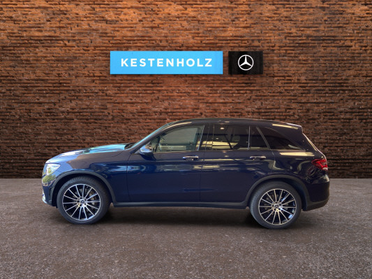 [all]12 Monate Garantie / Gratisservice 10 Jahre oder 100'000 Km ab 1.Inv. / zzgl. Ablieferungspauschale CHF 540.-[/all]


[all]

[/all]&nbsp; AMG Front- und Hecksch&uuml;rzeAMG VeloursfussmattenAirbag: Airbag Fahrer und BeifahrerAirbag: Knie-Airbag f&uuml;r FahrerAirbag: Seiten- und Beckenairbag (Pelvisbag)Airbag: Window-Kopfairbags f&uuml;r Fahrer, BeifahrerAntiblockiersystem (ABS)Armlehne f&uuml;r Fahrer- und BeifahrersitzAssist: COLLISION PREVENTION ASSISTAssist: Feststellbremse mit HOLD-Funktion und BerganfahrhilfeAssist: Tempomat mit GeschwindigkeitsbegrenzerAussenspiegel links elektrischAussentemperaturanzeigeDYNAMIC SELECTDachreling in ChromDiamantgrill mit verchromten Pins und LamelleElektrische Fensterheber vorne + hintenElektronisches Stabilit&auml;ts-Programm (ESP)Erste-Hilfe-Kasten und WarndreieckFenstereinfassung in poliertem AluminiumGarantie: MERCEDES-SWISS-INTEGRAL plus -HandschuhfachInnenraumbeleuchtungKEYLESS GO Start FunktionKlima: Klimatisierungsautomatik THERMATICLackierung: Uni-Lackierung PolarweissLaderaumabdeckungLenkrad: Multifunktions-Sportlenkrad in Leder NappaLicht: LED High Performance-ScheinwerferLicht:Adaptives BremslichtMedia: Digitales Radio (DAB)Polster: Ledernachbildung ARTICO/Mikrofaser DINAMICAR&auml;der: AMG Leichtmetallr&auml;der 19" im 5-Speichen-DesignServolenkung geschwindigkeitsabh&auml;ngigSitze:Vordersitze mit elektrischer H&ouml;hen-,Zentralverriegelung mit Fernbedienung und automatischer T&uuml;rverriegelung Anh&auml;ngevorrichtung und ESP mit AntriebsschlupfregelungAssist: Aktive Abstands-Assistent DISTRONICAssist: Anh&auml;ngerrangier-AssistentBremsanlage mit gr&ouml;sseren Bremsscheiben an der VorderachseDachhimmel schwarzDekor: Instrumententafel und Bordkanten der T&uuml;ren in Ledernachbildung ARTICOFahrwerk: AIR BODY CONTROL LuftfederungGer&auml;uschd&auml;mmendes get&ouml;ntes AkustikglasKEYLESS-GOLackierung: Metallic-LackierungMedia: Head-Up DisplayPaket: Park-Paket mit 360 -KameraAssist: 360-KameraAssist: Aktiver Parkassistent inkl. PARKTRONICPaket: Premium-Plus-PaketAssist: VerkehrszeichenerkennungLicht: Ambientebeleuchtung Multi-ColourLicht: MULTIBEAM LED ScheinwerferPanorama Schiebe-/Hebedach elektrischPaket: Spiegel-PaketEinstiegs- und Ausstiegsbeleuchtung in den AussenspiegelnInnen- und Aussenspiegel automatisch abblendbar,Aussenspiegel links und rechts elektrisch anklappbarPaket: Sport-Paket BlackAussenspiegel in HochglanzschwarzR&auml;der: AMG Leichtmetallr&auml;der im 5-Doppelspeichen-Design 19JUnterfahrschutz in Schwarz gl&auml;nzendW&auml;rmed&auml;mmendes Glas, ab B-S&auml;ule dunkel get&ouml;ntPolster: Polster LederR&auml;der: AMG Leichtmetallr&auml;der im Vielspeichen-Design 20J mit Sport-Paket BlackScheibenwaschanlage beheizbarSitze: Beifahrersitz elektrisch verstellbar mit Memory-FunktionSitze: Fahrersitz elektrisch einstellbar mit Memory-FunktionSitze:Sitzklimatisierung f&uuml;r Vordersitze in Verb. mit ENERGIZING PaketTrennnetz f&uuml;r Gep&auml;ckraumabtrennung und InsassenschutzWegfall Typkennzeichen auf Gep&auml;ckraumklappe