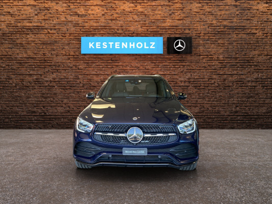 [all]12 Monate Garantie / Gratisservice 10 Jahre oder 100'000 Km ab 1.Inv. / zzgl. Ablieferungspauschale CHF 540.-[/all]


[all]

[/all]&nbsp; AMG Front- und Hecksch&uuml;rzeAMG VeloursfussmattenAirbag: Airbag Fahrer und BeifahrerAirbag: Knie-Airbag f&uuml;r FahrerAirbag: Seiten- und Beckenairbag (Pelvisbag)Airbag: Window-Kopfairbags f&uuml;r Fahrer, BeifahrerAntiblockiersystem (ABS)Armlehne f&uuml;r Fahrer- und BeifahrersitzAssist: COLLISION PREVENTION ASSISTAssist: Feststellbremse mit HOLD-Funktion und BerganfahrhilfeAssist: Tempomat mit GeschwindigkeitsbegrenzerAussenspiegel links elektrischAussentemperaturanzeigeDYNAMIC SELECTDachreling in ChromDiamantgrill mit verchromten Pins und LamelleElektrische Fensterheber vorne + hintenElektronisches Stabilit&auml;ts-Programm (ESP)Erste-Hilfe-Kasten und WarndreieckFenstereinfassung in poliertem AluminiumGarantie: MERCEDES-SWISS-INTEGRAL plus -HandschuhfachInnenraumbeleuchtungKEYLESS GO Start FunktionKlima: Klimatisierungsautomatik THERMATICLackierung: Uni-Lackierung PolarweissLaderaumabdeckungLenkrad: Multifunktions-Sportlenkrad in Leder NappaLicht: LED High Performance-ScheinwerferLicht:Adaptives BremslichtMedia: Digitales Radio (DAB)Polster: Ledernachbildung ARTICO/Mikrofaser DINAMICAR&auml;der: AMG Leichtmetallr&auml;der 19" im 5-Speichen-DesignServolenkung geschwindigkeitsabh&auml;ngigSitze:Vordersitze mit elektrischer H&ouml;hen-,Zentralverriegelung mit Fernbedienung und automatischer T&uuml;rverriegelung Anh&auml;ngevorrichtung und ESP mit AntriebsschlupfregelungAssist: Aktive Abstands-Assistent DISTRONICAssist: Anh&auml;ngerrangier-AssistentBremsanlage mit gr&ouml;sseren Bremsscheiben an der VorderachseDachhimmel schwarzDekor: Instrumententafel und Bordkanten der T&uuml;ren in Ledernachbildung ARTICOFahrwerk: AIR BODY CONTROL LuftfederungGer&auml;uschd&auml;mmendes get&ouml;ntes AkustikglasKEYLESS-GOLackierung: Metallic-LackierungMedia: Head-Up DisplayPaket: Park-Paket mit 360 -KameraAssist: 360-KameraAssist: Aktiver Parkassistent inkl. PARKTRONICPaket: Premium-Plus-PaketAssist: VerkehrszeichenerkennungLicht: Ambientebeleuchtung Multi-ColourLicht: MULTIBEAM LED ScheinwerferPanorama Schiebe-/Hebedach elektrischPaket: Spiegel-PaketEinstiegs- und Ausstiegsbeleuchtung in den AussenspiegelnInnen- und Aussenspiegel automatisch abblendbar,Aussenspiegel links und rechts elektrisch anklappbarPaket: Sport-Paket BlackAussenspiegel in HochglanzschwarzR&auml;der: AMG Leichtmetallr&auml;der im 5-Doppelspeichen-Design 19JUnterfahrschutz in Schwarz gl&auml;nzendW&auml;rmed&auml;mmendes Glas, ab B-S&auml;ule dunkel get&ouml;ntPolster: Polster LederR&auml;der: AMG Leichtmetallr&auml;der im Vielspeichen-Design 20J mit Sport-Paket BlackScheibenwaschanlage beheizbarSitze: Beifahrersitz elektrisch verstellbar mit Memory-FunktionSitze: Fahrersitz elektrisch einstellbar mit Memory-FunktionSitze:Sitzklimatisierung f&uuml;r Vordersitze in Verb. mit ENERGIZING PaketTrennnetz f&uuml;r Gep&auml;ckraumabtrennung und InsassenschutzWegfall Typkennzeichen auf Gep&auml;ckraumklappe