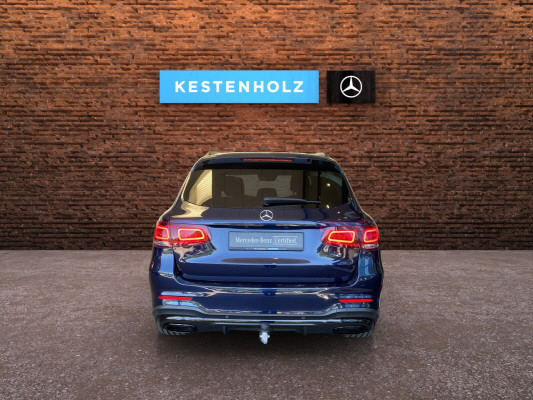 [all]12 Monate Garantie / Gratisservice 10 Jahre oder 100'000 Km ab 1.Inv. / zzgl. Ablieferungspauschale CHF 540.-[/all]


[all]

[/all]&nbsp; AMG Front- und Hecksch&uuml;rzeAMG VeloursfussmattenAirbag: Airbag Fahrer und BeifahrerAirbag: Knie-Airbag f&uuml;r FahrerAirbag: Seiten- und Beckenairbag (Pelvisbag)Airbag: Window-Kopfairbags f&uuml;r Fahrer, BeifahrerAntiblockiersystem (ABS)Armlehne f&uuml;r Fahrer- und BeifahrersitzAssist: COLLISION PREVENTION ASSISTAssist: Feststellbremse mit HOLD-Funktion und BerganfahrhilfeAssist: Tempomat mit GeschwindigkeitsbegrenzerAussenspiegel links elektrischAussentemperaturanzeigeDYNAMIC SELECTDachreling in ChromDiamantgrill mit verchromten Pins und LamelleElektrische Fensterheber vorne + hintenElektronisches Stabilit&auml;ts-Programm (ESP)Erste-Hilfe-Kasten und WarndreieckFenstereinfassung in poliertem AluminiumGarantie: MERCEDES-SWISS-INTEGRAL plus -HandschuhfachInnenraumbeleuchtungKEYLESS GO Start FunktionKlima: Klimatisierungsautomatik THERMATICLackierung: Uni-Lackierung PolarweissLaderaumabdeckungLenkrad: Multifunktions-Sportlenkrad in Leder NappaLicht: LED High Performance-ScheinwerferLicht:Adaptives BremslichtMedia: Digitales Radio (DAB)Polster: Ledernachbildung ARTICO/Mikrofaser DINAMICAR&auml;der: AMG Leichtmetallr&auml;der 19" im 5-Speichen-DesignServolenkung geschwindigkeitsabh&auml;ngigSitze:Vordersitze mit elektrischer H&ouml;hen-,Zentralverriegelung mit Fernbedienung und automatischer T&uuml;rverriegelung Anh&auml;ngevorrichtung und ESP mit AntriebsschlupfregelungAssist: Aktive Abstands-Assistent DISTRONICAssist: Anh&auml;ngerrangier-AssistentBremsanlage mit gr&ouml;sseren Bremsscheiben an der VorderachseDachhimmel schwarzDekor: Instrumententafel und Bordkanten der T&uuml;ren in Ledernachbildung ARTICOFahrwerk: AIR BODY CONTROL LuftfederungGer&auml;uschd&auml;mmendes get&ouml;ntes AkustikglasKEYLESS-GOLackierung: Metallic-LackierungMedia: Head-Up DisplayPaket: Park-Paket mit 360 -KameraAssist: 360-KameraAssist: Aktiver Parkassistent inkl. PARKTRONICPaket: Premium-Plus-PaketAssist: VerkehrszeichenerkennungLicht: Ambientebeleuchtung Multi-ColourLicht: MULTIBEAM LED ScheinwerferPanorama Schiebe-/Hebedach elektrischPaket: Spiegel-PaketEinstiegs- und Ausstiegsbeleuchtung in den AussenspiegelnInnen- und Aussenspiegel automatisch abblendbar,Aussenspiegel links und rechts elektrisch anklappbarPaket: Sport-Paket BlackAussenspiegel in HochglanzschwarzR&auml;der: AMG Leichtmetallr&auml;der im 5-Doppelspeichen-Design 19JUnterfahrschutz in Schwarz gl&auml;nzendW&auml;rmed&auml;mmendes Glas, ab B-S&auml;ule dunkel get&ouml;ntPolster: Polster LederR&auml;der: AMG Leichtmetallr&auml;der im Vielspeichen-Design 20J mit Sport-Paket BlackScheibenwaschanlage beheizbarSitze: Beifahrersitz elektrisch verstellbar mit Memory-FunktionSitze: Fahrersitz elektrisch einstellbar mit Memory-FunktionSitze:Sitzklimatisierung f&uuml;r Vordersitze in Verb. mit ENERGIZING PaketTrennnetz f&uuml;r Gep&auml;ckraumabtrennung und InsassenschutzWegfall Typkennzeichen auf Gep&auml;ckraumklappe