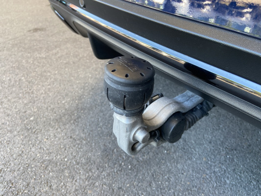 [all]12 Monate Garantie / Gratisservice 10 Jahre oder 100'000 Km ab 1.Inv. / zzgl. Ablieferungspauschale CHF 540.-[/all]


[all]

[/all]&nbsp; AMG Front- und Hecksch&uuml;rzeAMG VeloursfussmattenAirbag: Airbag Fahrer und BeifahrerAirbag: Knie-Airbag f&uuml;r FahrerAirbag: Seiten- und Beckenairbag (Pelvisbag)Airbag: Window-Kopfairbags f&uuml;r Fahrer, BeifahrerAntiblockiersystem (ABS)Armlehne f&uuml;r Fahrer- und BeifahrersitzAssist: COLLISION PREVENTION ASSISTAssist: Feststellbremse mit HOLD-Funktion und BerganfahrhilfeAssist: Tempomat mit GeschwindigkeitsbegrenzerAussenspiegel links elektrischAussentemperaturanzeigeDYNAMIC SELECTDachreling in ChromDiamantgrill mit verchromten Pins und LamelleElektrische Fensterheber vorne + hintenElektronisches Stabilit&auml;ts-Programm (ESP)Erste-Hilfe-Kasten und WarndreieckFenstereinfassung in poliertem AluminiumGarantie: MERCEDES-SWISS-INTEGRAL plus -HandschuhfachInnenraumbeleuchtungKEYLESS GO Start FunktionKlima: Klimatisierungsautomatik THERMATICLackierung: Uni-Lackierung PolarweissLaderaumabdeckungLenkrad: Multifunktions-Sportlenkrad in Leder NappaLicht: LED High Performance-ScheinwerferLicht:Adaptives BremslichtMedia: Digitales Radio (DAB)Polster: Ledernachbildung ARTICO/Mikrofaser DINAMICAR&auml;der: AMG Leichtmetallr&auml;der 19" im 5-Speichen-DesignServolenkung geschwindigkeitsabh&auml;ngigSitze:Vordersitze mit elektrischer H&ouml;hen-,Zentralverriegelung mit Fernbedienung und automatischer T&uuml;rverriegelung Anh&auml;ngevorrichtung und ESP mit AntriebsschlupfregelungAssist: Aktive Abstands-Assistent DISTRONICAssist: Anh&auml;ngerrangier-AssistentBremsanlage mit gr&ouml;sseren Bremsscheiben an der VorderachseDachhimmel schwarzDekor: Instrumententafel und Bordkanten der T&uuml;ren in Ledernachbildung ARTICOFahrwerk: AIR BODY CONTROL LuftfederungGer&auml;uschd&auml;mmendes get&ouml;ntes AkustikglasKEYLESS-GOLackierung: Metallic-LackierungMedia: Head-Up DisplayPaket: Park-Paket mit 360 -KameraAssist: 360-KameraAssist: Aktiver Parkassistent inkl. PARKTRONICPaket: Premium-Plus-PaketAssist: VerkehrszeichenerkennungLicht: Ambientebeleuchtung Multi-ColourLicht: MULTIBEAM LED ScheinwerferPanorama Schiebe-/Hebedach elektrischPaket: Spiegel-PaketEinstiegs- und Ausstiegsbeleuchtung in den AussenspiegelnInnen- und Aussenspiegel automatisch abblendbar,Aussenspiegel links und rechts elektrisch anklappbarPaket: Sport-Paket BlackAussenspiegel in HochglanzschwarzR&auml;der: AMG Leichtmetallr&auml;der im 5-Doppelspeichen-Design 19JUnterfahrschutz in Schwarz gl&auml;nzendW&auml;rmed&auml;mmendes Glas, ab B-S&auml;ule dunkel get&ouml;ntPolster: Polster LederR&auml;der: AMG Leichtmetallr&auml;der im Vielspeichen-Design 20J mit Sport-Paket BlackScheibenwaschanlage beheizbarSitze: Beifahrersitz elektrisch verstellbar mit Memory-FunktionSitze: Fahrersitz elektrisch einstellbar mit Memory-FunktionSitze:Sitzklimatisierung f&uuml;r Vordersitze in Verb. mit ENERGIZING PaketTrennnetz f&uuml;r Gep&auml;ckraumabtrennung und InsassenschutzWegfall Typkennzeichen auf Gep&auml;ckraumklappe