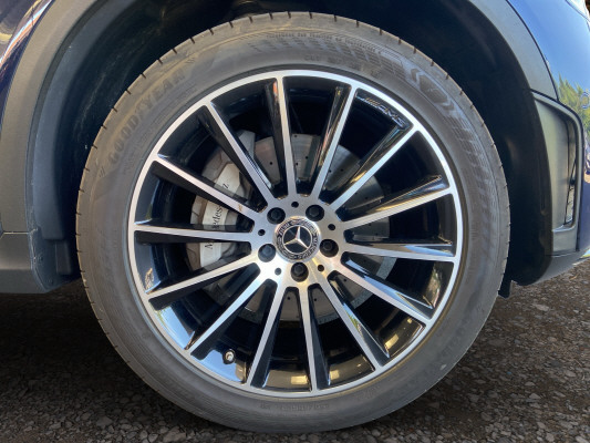 [all]12 Monate Garantie / Gratisservice 10 Jahre oder 100'000 Km ab 1.Inv. / zzgl. Ablieferungspauschale CHF 540.-[/all]


[all]

[/all]&nbsp; AMG Front- und Hecksch&uuml;rzeAMG VeloursfussmattenAirbag: Airbag Fahrer und BeifahrerAirbag: Knie-Airbag f&uuml;r FahrerAirbag: Seiten- und Beckenairbag (Pelvisbag)Airbag: Window-Kopfairbags f&uuml;r Fahrer, BeifahrerAntiblockiersystem (ABS)Armlehne f&uuml;r Fahrer- und BeifahrersitzAssist: COLLISION PREVENTION ASSISTAssist: Feststellbremse mit HOLD-Funktion und BerganfahrhilfeAssist: Tempomat mit GeschwindigkeitsbegrenzerAussenspiegel links elektrischAussentemperaturanzeigeDYNAMIC SELECTDachreling in ChromDiamantgrill mit verchromten Pins und LamelleElektrische Fensterheber vorne + hintenElektronisches Stabilit&auml;ts-Programm (ESP)Erste-Hilfe-Kasten und WarndreieckFenstereinfassung in poliertem AluminiumGarantie: MERCEDES-SWISS-INTEGRAL plus -HandschuhfachInnenraumbeleuchtungKEYLESS GO Start FunktionKlima: Klimatisierungsautomatik THERMATICLackierung: Uni-Lackierung PolarweissLaderaumabdeckungLenkrad: Multifunktions-Sportlenkrad in Leder NappaLicht: LED High Performance-ScheinwerferLicht:Adaptives BremslichtMedia: Digitales Radio (DAB)Polster: Ledernachbildung ARTICO/Mikrofaser DINAMICAR&auml;der: AMG Leichtmetallr&auml;der 19" im 5-Speichen-DesignServolenkung geschwindigkeitsabh&auml;ngigSitze:Vordersitze mit elektrischer H&ouml;hen-,Zentralverriegelung mit Fernbedienung und automatischer T&uuml;rverriegelung Anh&auml;ngevorrichtung und ESP mit AntriebsschlupfregelungAssist: Aktive Abstands-Assistent DISTRONICAssist: Anh&auml;ngerrangier-AssistentBremsanlage mit gr&ouml;sseren Bremsscheiben an der VorderachseDachhimmel schwarzDekor: Instrumententafel und Bordkanten der T&uuml;ren in Ledernachbildung ARTICOFahrwerk: AIR BODY CONTROL LuftfederungGer&auml;uschd&auml;mmendes get&ouml;ntes AkustikglasKEYLESS-GOLackierung: Metallic-LackierungMedia: Head-Up DisplayPaket: Park-Paket mit 360 -KameraAssist: 360-KameraAssist: Aktiver Parkassistent inkl. PARKTRONICPaket: Premium-Plus-PaketAssist: VerkehrszeichenerkennungLicht: Ambientebeleuchtung Multi-ColourLicht: MULTIBEAM LED ScheinwerferPanorama Schiebe-/Hebedach elektrischPaket: Spiegel-PaketEinstiegs- und Ausstiegsbeleuchtung in den AussenspiegelnInnen- und Aussenspiegel automatisch abblendbar,Aussenspiegel links und rechts elektrisch anklappbarPaket: Sport-Paket BlackAussenspiegel in HochglanzschwarzR&auml;der: AMG Leichtmetallr&auml;der im 5-Doppelspeichen-Design 19JUnterfahrschutz in Schwarz gl&auml;nzendW&auml;rmed&auml;mmendes Glas, ab B-S&auml;ule dunkel get&ouml;ntPolster: Polster LederR&auml;der: AMG Leichtmetallr&auml;der im Vielspeichen-Design 20J mit Sport-Paket BlackScheibenwaschanlage beheizbarSitze: Beifahrersitz elektrisch verstellbar mit Memory-FunktionSitze: Fahrersitz elektrisch einstellbar mit Memory-FunktionSitze:Sitzklimatisierung f&uuml;r Vordersitze in Verb. mit ENERGIZING PaketTrennnetz f&uuml;r Gep&auml;ckraumabtrennung und InsassenschutzWegfall Typkennzeichen auf Gep&auml;ckraumklappe