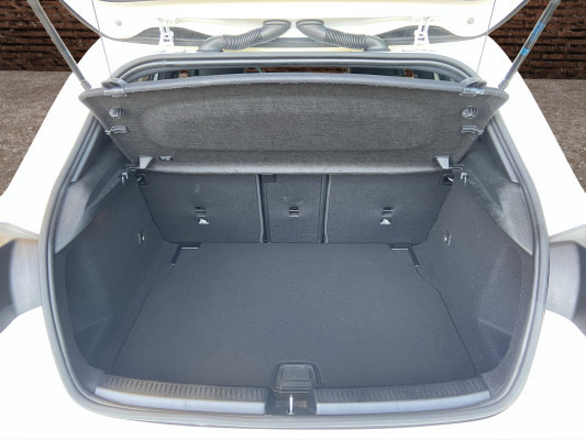 [all]12 Monate Garantie / Gratisservice 10 Jahre oder 100'000 Km ab 1.Inv. / zzgl. Ablieferungspauschale CHF 540.-[/all]


[all]

[/all]&nbsp; Airbag: Airbag Fahrer und BeifahrerAirbag: Automatische Beifahrerairbag-AbschaltungAirbag: Knie-Airbag f&uuml;r FahrerAirbag: Sidebags f&uuml;r Fahrer und Beifahrer (kombinierte Thorax-Pelvis-Airbags)Airbag: Window-KopfairbagsAntiblockiersystem (ABS)Assist: Aktiver BremssassistentAssist: Aktiver Spurhalte-AssistentAssist: Mercedes-Benz NotrufsystemAssist: R&uuml;ckfahrkameraAssist: TEMPOMAT mit LimiterDYNAMIC SELECTDekor: Zierelemente Aluminium mit CarbonschliffDekor: Zierelemente Aluminium mit Carbonschliff dunkelDoppelcupholder vorneElektronisches Stabilit&auml;ts-Programm (ESP) mit Antriebsschlupfregel ASRErste-Hilfe-Kasten und WarndreieckFahrwerk: ParameterlenkungGarantie: MERCEDES-SWISS-INTEGRAL PaketGetriebe: Automatisches Doppelkupplungsgetriebe 7G-DCTKlima: Klimatisierungsautomatik THERMOTRONICLenkrad: Multifunktions-Sportlenkrad in LederLicht- und SichtpaketLicht: LED High Performance-ScheinwerferMERCEDES-BENZ MOBILIT&Auml;TMERCEDES-SWISS-INTEGRALMedia: Digitaler Radioempfang (DAB/DAB+)Media: Kommunikationsmodul (LTE) zur Nutzung von Mercedes me connect DienstenMedia: TouchpadPolster: Polster Ledernachbildung ARTICO/Stoff Fl&eacute;ronRegensensor f&uuml;r Scheibenwischer vorneReifendruck-KontrollanzeigeRemote ServicesR&auml;der: Leichtmetallr&auml;der im 5-Doppelspeichen-Design 18JR&auml;der: Reifenreparatur-Set (Tire Fit)Sitze: Komfortsitze vorneSitze: Vordersitze manuell verstellbarVeloursfussmattenW&auml;rmed&auml;mmendes Glas, ab B-S&auml;ule dunkel get&ouml;nt AmbientebeleuchtungDachhimmel schwarzDigitales 10-Zoll-InstrumentendisplayInnenspiegel und Aussenspiegel links automatisch abblendendLicht: Adaptiver Fernlicht-AssistentPaket: Advantage-PaketMedia: 10-Zoll-Media-DisplayMedia: FestplattennavigationPaket: Park-Paket mit R&uuml;ckfahrkamera inkl.Paket: Spiegel-PaketPaket: Spiegel-PaketPaket: Sport-Paket Black f&uuml;r Progressive LineAussenspiegel in HochglanzschwarzR&auml;der: Leichtmetallr&auml;der im 5-Doppelspeichen-Design 18JR&auml;der: SommerreifenSitze: 4-Wege-Lordosenst&uuml;tzeSitze: R&uuml;cksitzlehne geteilt abklappbarSitze: Vordersitze heizbarVorbereitung f&uuml;r Anh&auml;ngevorrichtung
