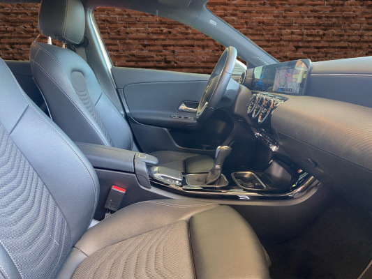 [all]12 Monate Garantie / Gratisservice 10 Jahre oder 100'000 Km ab 1.Inv. / zzgl. Ablieferungspauschale CHF 540.-[/all]


[all]

[/all]&nbsp; Airbag: Airbag Fahrer und BeifahrerAirbag: Automatische Beifahrerairbag-AbschaltungAirbag: Knie-Airbag f&uuml;r FahrerAirbag: Sidebags f&uuml;r Fahrer und Beifahrer (kombinierte Thorax-Pelvis-Airbags)Airbag: Window-KopfairbagsAntiblockiersystem (ABS)Assist: Aktiver BremssassistentAssist: Aktiver Spurhalte-AssistentAssist: Mercedes-Benz NotrufsystemAssist: R&uuml;ckfahrkameraAssist: TEMPOMAT mit LimiterDYNAMIC SELECTDoppelcupholder vorneElektronisches Stabilit&auml;ts-Programm (ESP) mit Antriebsschlupfregel ASRErste-Hilfe-Kasten und WarndreieckFahrwerk: ParameterlenkungGarantie: MERCEDES-SWISS-INTEGRAL PaketGetriebe: 6-Gang-GetriebeKlima: Klimatisierungsautomatik THERMATICLenkrad: Multifunktions-Sportlenkrad in LederLicht- und SichtpaketMedia: Digitaler Radioempfang (DAB/DAB+)Media: Kommunikationsmodul (LTE) zur Nutzung von Mercedes me connect DienstenMedia: MBUX MultimediasystemMedia: TouchpadPolster: Polster Ledernachbildung ARTICO/Stoff BertrixRegensensor f&uuml;r Scheibenwischer vorneReifendruck-KontrollanzeigeRemote ServicesR&auml;der: Leichtmetallr&auml;der im im Vielspeichen-Design 16" aerodynamisch optimiertR&auml;der: Reifenreparatur-Set (Tire Fit)Sitze: Komfortsitze vorneSitze: Vordersitze manuell verstellbarVeloursfussmatten Dachhimmel schwarzInnenspiegel und Aussenspiegel links automatisch abblendendLackierung: Metallic-LackierungPaket: Advantage-PaketMedia: 10-Zoll-Media-DisplayMedia: FestplattennavigationPaket: Park-Paket mit R&uuml;ckfahrkamera inkl.Paket: Spiegel-PaketPaket: Spiegel-PaketSitze: R&uuml;cksitzlehne geteilt abklappbarSitze: Vordersitze heizbarW&auml;rmed&auml;mmendes Glas, ab B-S&auml;ule dunkel get&ouml;nt