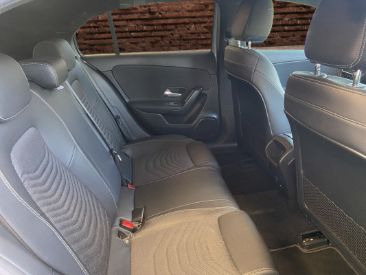 [all]12 Monate Garantie / Gratisservice 10 Jahre oder 100'000 Km ab 1.Inv. / zzgl. Ablieferungspauschale CHF 540.-[/all]


[all]

[/all]&nbsp; Airbag: Airbag Fahrer und BeifahrerAirbag: Automatische Beifahrerairbag-AbschaltungAirbag: Knie-Airbag f&uuml;r FahrerAirbag: Sidebags f&uuml;r Fahrer und Beifahrer (kombinierte Thorax-Pelvis-Airbags)Airbag: Window-KopfairbagsAntiblockiersystem (ABS)Assist: Aktiver BremssassistentAssist: Aktiver Spurhalte-AssistentAssist: Mercedes-Benz NotrufsystemAssist: R&uuml;ckfahrkameraAssist: TEMPOMAT mit LimiterDYNAMIC SELECTDoppelcupholder vorneElektronisches Stabilit&auml;ts-Programm (ESP) mit Antriebsschlupfregel ASRErste-Hilfe-Kasten und WarndreieckFahrwerk: ParameterlenkungGarantie: MERCEDES-SWISS-INTEGRAL PaketGetriebe: 6-Gang-GetriebeKlima: Klimatisierungsautomatik THERMATICLenkrad: Multifunktions-Sportlenkrad in LederLicht- und SichtpaketMedia: Digitaler Radioempfang (DAB/DAB+)Media: Kommunikationsmodul (LTE) zur Nutzung von Mercedes me connect DienstenMedia: MBUX MultimediasystemMedia: TouchpadPolster: Polster Ledernachbildung ARTICO/Stoff BertrixRegensensor f&uuml;r Scheibenwischer vorneReifendruck-KontrollanzeigeRemote ServicesR&auml;der: Leichtmetallr&auml;der im im Vielspeichen-Design 16" aerodynamisch optimiertR&auml;der: Reifenreparatur-Set (Tire Fit)Sitze: Komfortsitze vorneSitze: Vordersitze manuell verstellbarVeloursfussmatten Dachhimmel schwarzInnenspiegel und Aussenspiegel links automatisch abblendendLackierung: Metallic-LackierungPaket: Advantage-PaketMedia: 10-Zoll-Media-DisplayMedia: FestplattennavigationPaket: Park-Paket mit R&uuml;ckfahrkamera inkl.Paket: Spiegel-PaketPaket: Spiegel-PaketSitze: R&uuml;cksitzlehne geteilt abklappbarSitze: Vordersitze heizbarW&auml;rmed&auml;mmendes Glas, ab B-S&auml;ule dunkel get&ouml;nt