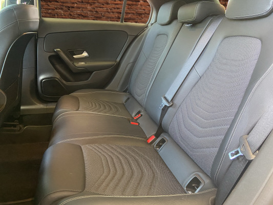 [all]12 Monate Garantie / Gratisservice 10 Jahre oder 100'000 Km ab 1.Inv. / zzgl. Ablieferungspauschale CHF 540.-[/all]


[all]

[/all]&nbsp; Airbag: Airbag Fahrer und BeifahrerAirbag: Automatische Beifahrerairbag-AbschaltungAirbag: Knie-Airbag f&uuml;r FahrerAirbag: Sidebags f&uuml;r Fahrer und Beifahrer (kombinierte Thorax-Pelvis-Airbags)Airbag: Window-KopfairbagsAntiblockiersystem (ABS)Assist: Aktiver BremssassistentAssist: Aktiver Spurhalte-AssistentAssist: Mercedes-Benz NotrufsystemAssist: R&uuml;ckfahrkameraAssist: TEMPOMAT mit LimiterDYNAMIC SELECTDoppelcupholder vorneElektronisches Stabilit&auml;ts-Programm (ESP) mit Antriebsschlupfregel ASRErste-Hilfe-Kasten und WarndreieckFahrwerk: ParameterlenkungGarantie: MERCEDES-SWISS-INTEGRAL PaketGetriebe: 6-Gang-GetriebeKlima: Klimatisierungsautomatik THERMATICLenkrad: Multifunktions-Sportlenkrad in LederLicht- und SichtpaketMedia: Digitaler Radioempfang (DAB/DAB+)Media: Kommunikationsmodul (LTE) zur Nutzung von Mercedes me connect DienstenMedia: MBUX MultimediasystemMedia: TouchpadPolster: Polster Ledernachbildung ARTICO/Stoff BertrixRegensensor f&uuml;r Scheibenwischer vorneReifendruck-KontrollanzeigeRemote ServicesR&auml;der: Leichtmetallr&auml;der im im Vielspeichen-Design 16" aerodynamisch optimiertR&auml;der: Reifenreparatur-Set (Tire Fit)Sitze: Komfortsitze vorneSitze: Vordersitze manuell verstellbarVeloursfussmatten Dachhimmel schwarzInnenspiegel und Aussenspiegel links automatisch abblendendLackierung: Metallic-LackierungPaket: Advantage-PaketMedia: 10-Zoll-Media-DisplayMedia: FestplattennavigationPaket: Park-Paket mit R&uuml;ckfahrkamera inkl.Paket: Spiegel-PaketPaket: Spiegel-PaketSitze: R&uuml;cksitzlehne geteilt abklappbarSitze: Vordersitze heizbarW&auml;rmed&auml;mmendes Glas, ab B-S&auml;ule dunkel get&ouml;nt
