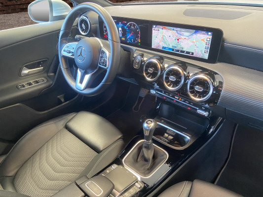 [all]12 Monate Garantie / Gratisservice 10 Jahre oder 100'000 Km ab 1.Inv. / zzgl. Ablieferungspauschale CHF 540.-[/all]


[all]

[/all]&nbsp; Airbag: Airbag Fahrer und BeifahrerAirbag: Automatische Beifahrerairbag-AbschaltungAirbag: Knie-Airbag f&uuml;r FahrerAirbag: Sidebags f&uuml;r Fahrer und Beifahrer (kombinierte Thorax-Pelvis-Airbags)Airbag: Window-KopfairbagsAntiblockiersystem (ABS)Assist: Aktiver BremssassistentAssist: Aktiver Spurhalte-AssistentAssist: Mercedes-Benz NotrufsystemAssist: R&uuml;ckfahrkameraAssist: TEMPOMAT mit LimiterDYNAMIC SELECTDoppelcupholder vorneElektronisches Stabilit&auml;ts-Programm (ESP) mit Antriebsschlupfregel ASRErste-Hilfe-Kasten und WarndreieckFahrwerk: ParameterlenkungGarantie: MERCEDES-SWISS-INTEGRAL PaketGetriebe: 6-Gang-GetriebeKlima: Klimatisierungsautomatik THERMATICLenkrad: Multifunktions-Sportlenkrad in LederLicht- und SichtpaketMedia: Digitaler Radioempfang (DAB/DAB+)Media: Kommunikationsmodul (LTE) zur Nutzung von Mercedes me connect DienstenMedia: MBUX MultimediasystemMedia: TouchpadPolster: Polster Ledernachbildung ARTICO/Stoff BertrixRegensensor f&uuml;r Scheibenwischer vorneReifendruck-KontrollanzeigeRemote ServicesR&auml;der: Leichtmetallr&auml;der im im Vielspeichen-Design 16" aerodynamisch optimiertR&auml;der: Reifenreparatur-Set (Tire Fit)Sitze: Komfortsitze vorneSitze: Vordersitze manuell verstellbarVeloursfussmatten Dachhimmel schwarzInnenspiegel und Aussenspiegel links automatisch abblendendLackierung: Metallic-LackierungPaket: Advantage-PaketMedia: 10-Zoll-Media-DisplayMedia: FestplattennavigationPaket: Park-Paket mit R&uuml;ckfahrkamera inkl.Paket: Spiegel-PaketPaket: Spiegel-PaketSitze: R&uuml;cksitzlehne geteilt abklappbarSitze: Vordersitze heizbarW&auml;rmed&auml;mmendes Glas, ab B-S&auml;ule dunkel get&ouml;nt
