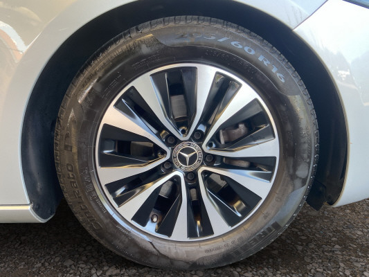 [all]12 Monate Garantie / Gratisservice 10 Jahre oder 100'000 Km ab 1.Inv. / zzgl. Ablieferungspauschale CHF 540.-[/all]


[all]

[/all]&nbsp; Airbag: Airbag Fahrer und BeifahrerAirbag: Automatische Beifahrerairbag-AbschaltungAirbag: Knie-Airbag f&uuml;r FahrerAirbag: Sidebags f&uuml;r Fahrer und Beifahrer (kombinierte Thorax-Pelvis-Airbags)Airbag: Window-KopfairbagsAntiblockiersystem (ABS)Assist: Aktiver BremssassistentAssist: Aktiver Spurhalte-AssistentAssist: Mercedes-Benz NotrufsystemAssist: R&uuml;ckfahrkameraAssist: TEMPOMAT mit LimiterDYNAMIC SELECTDoppelcupholder vorneElektronisches Stabilit&auml;ts-Programm (ESP) mit Antriebsschlupfregel ASRErste-Hilfe-Kasten und WarndreieckFahrwerk: ParameterlenkungGarantie: MERCEDES-SWISS-INTEGRAL PaketGetriebe: 6-Gang-GetriebeKlima: Klimatisierungsautomatik THERMATICLenkrad: Multifunktions-Sportlenkrad in LederLicht- und SichtpaketMedia: Digitaler Radioempfang (DAB/DAB+)Media: Kommunikationsmodul (LTE) zur Nutzung von Mercedes me connect DienstenMedia: MBUX MultimediasystemMedia: TouchpadPolster: Polster Ledernachbildung ARTICO/Stoff BertrixRegensensor f&uuml;r Scheibenwischer vorneReifendruck-KontrollanzeigeRemote ServicesR&auml;der: Leichtmetallr&auml;der im im Vielspeichen-Design 16" aerodynamisch optimiertR&auml;der: Reifenreparatur-Set (Tire Fit)Sitze: Komfortsitze vorneSitze: Vordersitze manuell verstellbarVeloursfussmatten Dachhimmel schwarzInnenspiegel und Aussenspiegel links automatisch abblendendLackierung: Metallic-LackierungPaket: Advantage-PaketMedia: 10-Zoll-Media-DisplayMedia: FestplattennavigationPaket: Park-Paket mit R&uuml;ckfahrkamera inkl.Paket: Spiegel-PaketPaket: Spiegel-PaketSitze: R&uuml;cksitzlehne geteilt abklappbarSitze: Vordersitze heizbarW&auml;rmed&auml;mmendes Glas, ab B-S&auml;ule dunkel get&ouml;nt