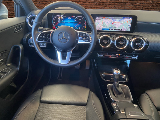 [all]12 Monate Garantie / Gratisservice 10 Jahre oder 100'000 Km ab 1.Inv. / zzgl. Ablieferungspauschale CHF 540.-[/all]


[all]

[/all]&nbsp; Airbag: Airbag Fahrer und BeifahrerAirbag: Automatische Beifahrerairbag-AbschaltungAirbag: Knie-Airbag f&uuml;r FahrerAirbag: Sidebags f&uuml;r Fahrer und Beifahrer (kombinierte Thorax-Pelvis-Airbags)Airbag: Window-KopfairbagsAntiblockiersystem (ABS)Assist: Aktiver BremssassistentAssist: Aktiver Spurhalte-AssistentAssist: Mercedes-Benz NotrufsystemAssist: R&uuml;ckfahrkameraAssist: TEMPOMAT mit LimiterDYNAMIC SELECTDoppelcupholder vorneElektronisches Stabilit&auml;ts-Programm (ESP) mit Antriebsschlupfregel ASRErste-Hilfe-Kasten und WarndreieckFahrwerk: ParameterlenkungGarantie: MERCEDES-SWISS-INTEGRAL PaketGetriebe: 6-Gang-GetriebeKlima: Klimatisierungsautomatik THERMATICLenkrad: Multifunktions-Sportlenkrad in LederLicht- und SichtpaketMedia: Digitaler Radioempfang (DAB/DAB+)Media: Kommunikationsmodul (LTE) zur Nutzung von Mercedes me connect DienstenMedia: MBUX MultimediasystemMedia: TouchpadPolster: Polster Ledernachbildung ARTICO/Stoff BertrixRegensensor f&uuml;r Scheibenwischer vorneReifendruck-KontrollanzeigeRemote ServicesR&auml;der: Leichtmetallr&auml;der im im Vielspeichen-Design 16" aerodynamisch optimiertR&auml;der: Reifenreparatur-Set (Tire Fit)Sitze: Komfortsitze vorneSitze: Vordersitze manuell verstellbarVeloursfussmatten Dachhimmel schwarzInnenspiegel und Aussenspiegel links automatisch abblendendLackierung: Metallic-LackierungPaket: Advantage-PaketMedia: 10-Zoll-Media-DisplayMedia: FestplattennavigationPaket: Park-Paket mit R&uuml;ckfahrkamera inkl.Paket: Spiegel-PaketPaket: Spiegel-PaketSitze: R&uuml;cksitzlehne geteilt abklappbarSitze: Vordersitze heizbarW&auml;rmed&auml;mmendes Glas, ab B-S&auml;ule dunkel get&ouml;nt