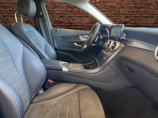 [all]12 Monate Garantie / Gratisservice 10 Jahre oder 100'000 Km ab 1.Inv. / zzgl. Ablieferungspauschale CHF 540.-[/all]


[all]

[/all]&nbsp; AMG Front- und Hecksch&uuml;rzeAMG VeloursfussmattenAirbag: Airbag Fahrer und BeifahrerAirbag: Knie-Airbag f&uuml;r FahrerAirbag: Seiten- und Beckenairbag (Pelvisbag)Airbag: Window-Kopfairbags f&uuml;r Fahrer, BeifahrerAntiblockiersystem (ABS)Armlehne f&uuml;r Fahrer- und BeifahrersitzAssist: COLLISION PREVENTION ASSISTAssist: Feststellbremse mit HOLD-Funktion und BerganfahrhilfeAssist: Tempomat mit GeschwindigkeitsbegrenzerAussenspiegel links elektrischAussentemperaturanzeigeDYNAMIC SELECTDachreling in ChromDiamantgrill mit verchromten Pins und LamelleElektrische Fensterheber vorne + hintenElektronisches Stabilit&auml;ts-Programm (ESP)Erste-Hilfe-Kasten und WarndreieckFenstereinfassung in poliertem AluminiumGarantie: MERCEDES-SWISS-INTEGRAL plus -HandschuhfachInnenraumbeleuchtungKEYLESS GO Start FunktionKlima: Klimatisierungsautomatik THERMATICLackierung: Uni-Lackierung PolarweissLaderaumabdeckungLenkrad: Multifunktions-Sportlenkrad in Leder NappaLicht: LED High Performance-ScheinwerferLicht:Adaptives BremslichtMedia: Digitales Radio (DAB)Polster: Ledernachbildung ARTICO/Mikrofaser DINAMICAR&auml;der: AMG Leichtmetallr&auml;der 19" im 5-Speichen-DesignServolenkung geschwindigkeitsabh&auml;ngigSitze:Vordersitze mit elektrischer H&ouml;hen-,Zentralverriegelung mit Fernbedienung und automatischer T&uuml;rverriegelung Assist: Aktive Abstands-Assistent DISTRONICBremsanlage mit gr&ouml;sseren Bremsscheiben an der VorderachseDekor: Instrumententafel und Bordkanten der T&uuml;ren in Ledernachbildung ARTICODekor: Zierelemente Esche schwarzGer&auml;uschd&auml;mmendes get&ouml;ntes AkustikglasKEYLESS-GOKlima: Klimatisierungsautomatik THERMOTRONICLackierung: Metallic-LackierungMedia: Head-Up DisplayPaket: Park-Paket mit 360 -KameraAssist: 360-KameraPaket: Premium-Plus-PaketAssist: VerkehrszeichenerkennungLicht: Ambientebeleuchtung Multi-ColourLicht: MULTIBEAM LED ScheinwerferMedia: Burmester Surround SoundsystemMedia: Burmester Surround Soundsystem in Verb.mit Premium PaketMedia: Konnektivit&auml;ts-Paket NavigationMedia: Media-DisplayMedia: Smartphone-IntergrationPaket: Park-Paket mit R&uuml;ckfahrkameraPaket: Spiegel-PaketPanorama Schiebe-/Hebedach elektrischSitze: Sitzheizung f&uuml;r Fahrer und BeifahrerVolldigitales Instrumenten-DisplayPaket: Spiegel-PaketEinstiegs- und Ausstiegsbeleuchtung in den AussenspiegelnInnen- und Aussenspiegel automatisch abblendbar,Aussenspiegel links und rechts elektrisch anklappbarPaket: Sport-Paket BlackAussenspiegel in HochglanzschwarzUnterfahrschutz in Schwarz gl&auml;nzendW&auml;rmed&auml;mmendes Glas, ab B-S&auml;ule dunkel get&ouml;ntR&auml;der: AMG Leichtmetallr&auml;der im Vielspeichen-Design 20J mit Sport-Paket BlackScheibenwaschanlage beheizbarSitze: Beifahrersitz elektrisch verstellbar mit Memory-FunktionSitze: Fahrersitz elektrisch einstellbar mit Memory-FunktionWegfall Typkennzeichen auf Gep&auml;ckraumklappe