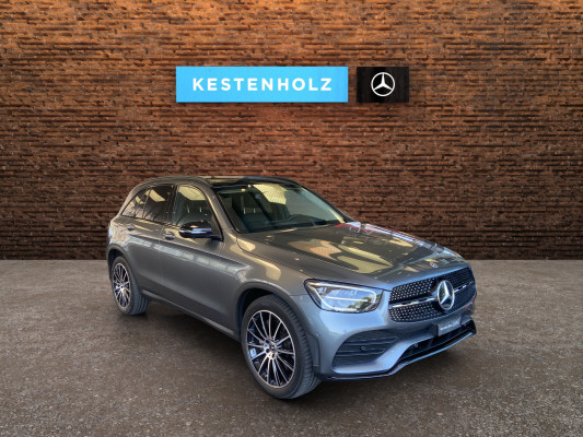 [all]12 Monate Garantie / Gratisservice 10 Jahre oder 100'000 Km ab 1.Inv. / zzgl. Ablieferungspauschale CHF 540.-[/all]


[all]

[/all]&nbsp; AMG Front- und Hecksch&uuml;rzeAMG VeloursfussmattenAirbag: Airbag Fahrer und BeifahrerAirbag: Knie-Airbag f&uuml;r FahrerAirbag: Seiten- und Beckenairbag (Pelvisbag)Airbag: Window-Kopfairbags f&uuml;r Fahrer, BeifahrerAntiblockiersystem (ABS)Armlehne f&uuml;r Fahrer- und BeifahrersitzAssist: COLLISION PREVENTION ASSISTAssist: Feststellbremse mit HOLD-Funktion und BerganfahrhilfeAssist: Tempomat mit GeschwindigkeitsbegrenzerAussenspiegel links elektrischAussentemperaturanzeigeDYNAMIC SELECTDachreling in ChromDiamantgrill mit verchromten Pins und LamelleElektrische Fensterheber vorne + hintenElektronisches Stabilit&auml;ts-Programm (ESP)Erste-Hilfe-Kasten und WarndreieckFenstereinfassung in poliertem AluminiumGarantie: MERCEDES-SWISS-INTEGRAL plus -HandschuhfachInnenraumbeleuchtungKEYLESS GO Start FunktionKlima: Klimatisierungsautomatik THERMATICLackierung: Uni-Lackierung PolarweissLaderaumabdeckungLenkrad: Multifunktions-Sportlenkrad in Leder NappaLicht: LED High Performance-ScheinwerferLicht:Adaptives BremslichtMedia: Digitales Radio (DAB)Polster: Ledernachbildung ARTICO/Mikrofaser DINAMICAR&auml;der: AMG Leichtmetallr&auml;der 19" im 5-Speichen-DesignServolenkung geschwindigkeitsabh&auml;ngigSitze:Vordersitze mit elektrischer H&ouml;hen-,Zentralverriegelung mit Fernbedienung und automatischer T&uuml;rverriegelung Assist: Aktive Abstands-Assistent DISTRONICBremsanlage mit gr&ouml;sseren Bremsscheiben an der VorderachseDekor: Instrumententafel und Bordkanten der T&uuml;ren in Ledernachbildung ARTICODekor: Zierelemente Esche schwarzGer&auml;uschd&auml;mmendes get&ouml;ntes AkustikglasKEYLESS-GOKlima: Klimatisierungsautomatik THERMOTRONICLackierung: Metallic-LackierungMedia: Head-Up DisplayPaket: Park-Paket mit 360 -KameraAssist: 360-KameraPaket: Premium-Plus-PaketAssist: VerkehrszeichenerkennungLicht: Ambientebeleuchtung Multi-ColourLicht: MULTIBEAM LED ScheinwerferMedia: Burmester Surround SoundsystemMedia: Burmester Surround Soundsystem in Verb.mit Premium PaketMedia: Konnektivit&auml;ts-Paket NavigationMedia: Media-DisplayMedia: Smartphone-IntergrationPaket: Park-Paket mit R&uuml;ckfahrkameraPaket: Spiegel-PaketPanorama Schiebe-/Hebedach elektrischSitze: Sitzheizung f&uuml;r Fahrer und BeifahrerVolldigitales Instrumenten-DisplayPaket: Spiegel-PaketEinstiegs- und Ausstiegsbeleuchtung in den AussenspiegelnInnen- und Aussenspiegel automatisch abblendbar,Aussenspiegel links und rechts elektrisch anklappbarPaket: Sport-Paket BlackAussenspiegel in HochglanzschwarzUnterfahrschutz in Schwarz gl&auml;nzendW&auml;rmed&auml;mmendes Glas, ab B-S&auml;ule dunkel get&ouml;ntR&auml;der: AMG Leichtmetallr&auml;der im Vielspeichen-Design 20J mit Sport-Paket BlackScheibenwaschanlage beheizbarSitze: Beifahrersitz elektrisch verstellbar mit Memory-FunktionSitze: Fahrersitz elektrisch einstellbar mit Memory-FunktionWegfall Typkennzeichen auf Gep&auml;ckraumklappe