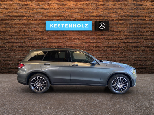 [all]12 Monate Garantie / Gratisservice 10 Jahre oder 100'000 Km ab 1.Inv. / zzgl. Ablieferungspauschale CHF 540.-[/all]


[all]

[/all]&nbsp; AMG Front- und Hecksch&uuml;rzeAMG VeloursfussmattenAirbag: Airbag Fahrer und BeifahrerAirbag: Knie-Airbag f&uuml;r FahrerAirbag: Seiten- und Beckenairbag (Pelvisbag)Airbag: Window-Kopfairbags f&uuml;r Fahrer, BeifahrerAntiblockiersystem (ABS)Armlehne f&uuml;r Fahrer- und BeifahrersitzAssist: COLLISION PREVENTION ASSISTAssist: Feststellbremse mit HOLD-Funktion und BerganfahrhilfeAssist: Tempomat mit GeschwindigkeitsbegrenzerAussenspiegel links elektrischAussentemperaturanzeigeDYNAMIC SELECTDachreling in ChromDiamantgrill mit verchromten Pins und LamelleElektrische Fensterheber vorne + hintenElektronisches Stabilit&auml;ts-Programm (ESP)Erste-Hilfe-Kasten und WarndreieckFenstereinfassung in poliertem AluminiumGarantie: MERCEDES-SWISS-INTEGRAL plus -HandschuhfachInnenraumbeleuchtungKEYLESS GO Start FunktionKlima: Klimatisierungsautomatik THERMATICLackierung: Uni-Lackierung PolarweissLaderaumabdeckungLenkrad: Multifunktions-Sportlenkrad in Leder NappaLicht: LED High Performance-ScheinwerferLicht:Adaptives BremslichtMedia: Digitales Radio (DAB)Polster: Ledernachbildung ARTICO/Mikrofaser DINAMICAR&auml;der: AMG Leichtmetallr&auml;der 19" im 5-Speichen-DesignServolenkung geschwindigkeitsabh&auml;ngigSitze:Vordersitze mit elektrischer H&ouml;hen-,Zentralverriegelung mit Fernbedienung und automatischer T&uuml;rverriegelung Assist: Aktive Abstands-Assistent DISTRONICBremsanlage mit gr&ouml;sseren Bremsscheiben an der VorderachseDekor: Instrumententafel und Bordkanten der T&uuml;ren in Ledernachbildung ARTICODekor: Zierelemente Esche schwarzGer&auml;uschd&auml;mmendes get&ouml;ntes AkustikglasKEYLESS-GOKlima: Klimatisierungsautomatik THERMOTRONICLackierung: Metallic-LackierungMedia: Head-Up DisplayPaket: Park-Paket mit 360 -KameraAssist: 360-KameraPaket: Premium-Plus-PaketAssist: VerkehrszeichenerkennungLicht: Ambientebeleuchtung Multi-ColourLicht: MULTIBEAM LED ScheinwerferMedia: Burmester Surround SoundsystemMedia: Burmester Surround Soundsystem in Verb.mit Premium PaketMedia: Konnektivit&auml;ts-Paket NavigationMedia: Media-DisplayMedia: Smartphone-IntergrationPaket: Park-Paket mit R&uuml;ckfahrkameraPaket: Spiegel-PaketPanorama Schiebe-/Hebedach elektrischSitze: Sitzheizung f&uuml;r Fahrer und BeifahrerVolldigitales Instrumenten-DisplayPaket: Spiegel-PaketEinstiegs- und Ausstiegsbeleuchtung in den AussenspiegelnInnen- und Aussenspiegel automatisch abblendbar,Aussenspiegel links und rechts elektrisch anklappbarPaket: Sport-Paket BlackAussenspiegel in HochglanzschwarzUnterfahrschutz in Schwarz gl&auml;nzendW&auml;rmed&auml;mmendes Glas, ab B-S&auml;ule dunkel get&ouml;ntR&auml;der: AMG Leichtmetallr&auml;der im Vielspeichen-Design 20J mit Sport-Paket BlackScheibenwaschanlage beheizbarSitze: Beifahrersitz elektrisch verstellbar mit Memory-FunktionSitze: Fahrersitz elektrisch einstellbar mit Memory-FunktionWegfall Typkennzeichen auf Gep&auml;ckraumklappe