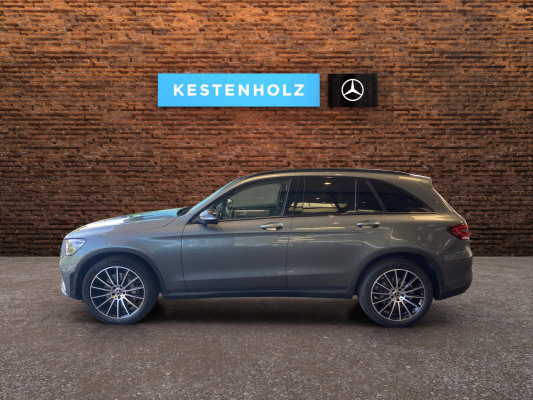 [all]12 Monate Garantie / Gratisservice 10 Jahre oder 100'000 Km ab 1.Inv. / zzgl. Ablieferungspauschale CHF 540.-[/all]


[all]

[/all]&nbsp; AMG Front- und Hecksch&uuml;rzeAMG VeloursfussmattenAirbag: Airbag Fahrer und BeifahrerAirbag: Knie-Airbag f&uuml;r FahrerAirbag: Seiten- und Beckenairbag (Pelvisbag)Airbag: Window-Kopfairbags f&uuml;r Fahrer, BeifahrerAntiblockiersystem (ABS)Armlehne f&uuml;r Fahrer- und BeifahrersitzAssist: COLLISION PREVENTION ASSISTAssist: Feststellbremse mit HOLD-Funktion und BerganfahrhilfeAssist: Tempomat mit GeschwindigkeitsbegrenzerAussenspiegel links elektrischAussentemperaturanzeigeDYNAMIC SELECTDachreling in ChromDiamantgrill mit verchromten Pins und LamelleElektrische Fensterheber vorne + hintenElektronisches Stabilit&auml;ts-Programm (ESP)Erste-Hilfe-Kasten und WarndreieckFenstereinfassung in poliertem AluminiumGarantie: MERCEDES-SWISS-INTEGRAL plus -HandschuhfachInnenraumbeleuchtungKEYLESS GO Start FunktionKlima: Klimatisierungsautomatik THERMATICLackierung: Uni-Lackierung PolarweissLaderaumabdeckungLenkrad: Multifunktions-Sportlenkrad in Leder NappaLicht: LED High Performance-ScheinwerferLicht:Adaptives BremslichtMedia: Digitales Radio (DAB)Polster: Ledernachbildung ARTICO/Mikrofaser DINAMICAR&auml;der: AMG Leichtmetallr&auml;der 19" im 5-Speichen-DesignServolenkung geschwindigkeitsabh&auml;ngigSitze:Vordersitze mit elektrischer H&ouml;hen-,Zentralverriegelung mit Fernbedienung und automatischer T&uuml;rverriegelung Assist: Aktive Abstands-Assistent DISTRONICBremsanlage mit gr&ouml;sseren Bremsscheiben an der VorderachseDekor: Instrumententafel und Bordkanten der T&uuml;ren in Ledernachbildung ARTICODekor: Zierelemente Esche schwarzGer&auml;uschd&auml;mmendes get&ouml;ntes AkustikglasKEYLESS-GOKlima: Klimatisierungsautomatik THERMOTRONICLackierung: Metallic-LackierungMedia: Head-Up DisplayPaket: Park-Paket mit 360 -KameraAssist: 360-KameraPaket: Premium-Plus-PaketAssist: VerkehrszeichenerkennungLicht: Ambientebeleuchtung Multi-ColourLicht: MULTIBEAM LED ScheinwerferMedia: Burmester Surround SoundsystemMedia: Burmester Surround Soundsystem in Verb.mit Premium PaketMedia: Konnektivit&auml;ts-Paket NavigationMedia: Media-DisplayMedia: Smartphone-IntergrationPaket: Park-Paket mit R&uuml;ckfahrkameraPaket: Spiegel-PaketPanorama Schiebe-/Hebedach elektrischSitze: Sitzheizung f&uuml;r Fahrer und BeifahrerVolldigitales Instrumenten-DisplayPaket: Spiegel-PaketEinstiegs- und Ausstiegsbeleuchtung in den AussenspiegelnInnen- und Aussenspiegel automatisch abblendbar,Aussenspiegel links und rechts elektrisch anklappbarPaket: Sport-Paket BlackAussenspiegel in HochglanzschwarzUnterfahrschutz in Schwarz gl&auml;nzendW&auml;rmed&auml;mmendes Glas, ab B-S&auml;ule dunkel get&ouml;ntR&auml;der: AMG Leichtmetallr&auml;der im Vielspeichen-Design 20J mit Sport-Paket BlackScheibenwaschanlage beheizbarSitze: Beifahrersitz elektrisch verstellbar mit Memory-FunktionSitze: Fahrersitz elektrisch einstellbar mit Memory-FunktionWegfall Typkennzeichen auf Gep&auml;ckraumklappe