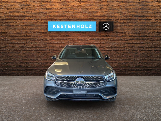 [all]12 Monate Garantie / Gratisservice 10 Jahre oder 100'000 Km ab 1.Inv. / zzgl. Ablieferungspauschale CHF 540.-[/all]


[all]

[/all]&nbsp; AMG Front- und Hecksch&uuml;rzeAMG VeloursfussmattenAirbag: Airbag Fahrer und BeifahrerAirbag: Knie-Airbag f&uuml;r FahrerAirbag: Seiten- und Beckenairbag (Pelvisbag)Airbag: Window-Kopfairbags f&uuml;r Fahrer, BeifahrerAntiblockiersystem (ABS)Armlehne f&uuml;r Fahrer- und BeifahrersitzAssist: COLLISION PREVENTION ASSISTAssist: Feststellbremse mit HOLD-Funktion und BerganfahrhilfeAssist: Tempomat mit GeschwindigkeitsbegrenzerAussenspiegel links elektrischAussentemperaturanzeigeDYNAMIC SELECTDachreling in ChromDiamantgrill mit verchromten Pins und LamelleElektrische Fensterheber vorne + hintenElektronisches Stabilit&auml;ts-Programm (ESP)Erste-Hilfe-Kasten und WarndreieckFenstereinfassung in poliertem AluminiumGarantie: MERCEDES-SWISS-INTEGRAL plus -HandschuhfachInnenraumbeleuchtungKEYLESS GO Start FunktionKlima: Klimatisierungsautomatik THERMATICLackierung: Uni-Lackierung PolarweissLaderaumabdeckungLenkrad: Multifunktions-Sportlenkrad in Leder NappaLicht: LED High Performance-ScheinwerferLicht:Adaptives BremslichtMedia: Digitales Radio (DAB)Polster: Ledernachbildung ARTICO/Mikrofaser DINAMICAR&auml;der: AMG Leichtmetallr&auml;der 19" im 5-Speichen-DesignServolenkung geschwindigkeitsabh&auml;ngigSitze:Vordersitze mit elektrischer H&ouml;hen-,Zentralverriegelung mit Fernbedienung und automatischer T&uuml;rverriegelung Assist: Aktive Abstands-Assistent DISTRONICBremsanlage mit gr&ouml;sseren Bremsscheiben an der VorderachseDekor: Instrumententafel und Bordkanten der T&uuml;ren in Ledernachbildung ARTICODekor: Zierelemente Esche schwarzGer&auml;uschd&auml;mmendes get&ouml;ntes AkustikglasKEYLESS-GOKlima: Klimatisierungsautomatik THERMOTRONICLackierung: Metallic-LackierungMedia: Head-Up DisplayPaket: Park-Paket mit 360 -KameraAssist: 360-KameraPaket: Premium-Plus-PaketAssist: VerkehrszeichenerkennungLicht: Ambientebeleuchtung Multi-ColourLicht: MULTIBEAM LED ScheinwerferMedia: Burmester Surround SoundsystemMedia: Burmester Surround Soundsystem in Verb.mit Premium PaketMedia: Konnektivit&auml;ts-Paket NavigationMedia: Media-DisplayMedia: Smartphone-IntergrationPaket: Park-Paket mit R&uuml;ckfahrkameraPaket: Spiegel-PaketPanorama Schiebe-/Hebedach elektrischSitze: Sitzheizung f&uuml;r Fahrer und BeifahrerVolldigitales Instrumenten-DisplayPaket: Spiegel-PaketEinstiegs- und Ausstiegsbeleuchtung in den AussenspiegelnInnen- und Aussenspiegel automatisch abblendbar,Aussenspiegel links und rechts elektrisch anklappbarPaket: Sport-Paket BlackAussenspiegel in HochglanzschwarzUnterfahrschutz in Schwarz gl&auml;nzendW&auml;rmed&auml;mmendes Glas, ab B-S&auml;ule dunkel get&ouml;ntR&auml;der: AMG Leichtmetallr&auml;der im Vielspeichen-Design 20J mit Sport-Paket BlackScheibenwaschanlage beheizbarSitze: Beifahrersitz elektrisch verstellbar mit Memory-FunktionSitze: Fahrersitz elektrisch einstellbar mit Memory-FunktionWegfall Typkennzeichen auf Gep&auml;ckraumklappe