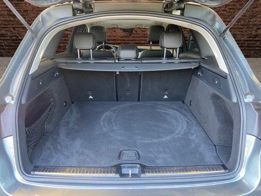 [all]12 Monate Garantie / Gratisservice 10 Jahre oder 100'000 Km ab 1.Inv. / zzgl. Ablieferungspauschale CHF 540.-[/all]


[all]

[/all]&nbsp; AMG Front- und Hecksch&uuml;rzeAMG VeloursfussmattenAirbag: Airbag Fahrer und BeifahrerAirbag: Knie-Airbag f&uuml;r FahrerAirbag: Seiten- und Beckenairbag (Pelvisbag)Airbag: Window-Kopfairbags f&uuml;r Fahrer, BeifahrerAntiblockiersystem (ABS)Armlehne f&uuml;r Fahrer- und BeifahrersitzAssist: COLLISION PREVENTION ASSISTAssist: Feststellbremse mit HOLD-Funktion und BerganfahrhilfeAssist: Tempomat mit GeschwindigkeitsbegrenzerAussenspiegel links elektrischAussentemperaturanzeigeDYNAMIC SELECTDachreling in ChromDiamantgrill mit verchromten Pins und LamelleElektrische Fensterheber vorne + hintenElektronisches Stabilit&auml;ts-Programm (ESP)Erste-Hilfe-Kasten und WarndreieckFenstereinfassung in poliertem AluminiumGarantie: MERCEDES-SWISS-INTEGRAL plus -HandschuhfachInnenraumbeleuchtungKEYLESS GO Start FunktionKlima: Klimatisierungsautomatik THERMATICLackierung: Uni-Lackierung PolarweissLaderaumabdeckungLenkrad: Multifunktions-Sportlenkrad in Leder NappaLicht: LED High Performance-ScheinwerferLicht:Adaptives BremslichtMedia: Digitales Radio (DAB)Polster: Ledernachbildung ARTICO/Mikrofaser DINAMICAR&auml;der: AMG Leichtmetallr&auml;der 19" im 5-Speichen-DesignServolenkung geschwindigkeitsabh&auml;ngigSitze:Vordersitze mit elektrischer H&ouml;hen-,Zentralverriegelung mit Fernbedienung und automatischer T&uuml;rverriegelung Assist: Aktive Abstands-Assistent DISTRONICBremsanlage mit gr&ouml;sseren Bremsscheiben an der VorderachseDekor: Instrumententafel und Bordkanten der T&uuml;ren in Ledernachbildung ARTICODekor: Zierelemente Esche schwarzGer&auml;uschd&auml;mmendes get&ouml;ntes AkustikglasKEYLESS-GOKlima: Klimatisierungsautomatik THERMOTRONICLackierung: Metallic-LackierungMedia: Head-Up DisplayPaket: Park-Paket mit 360 -KameraAssist: 360-KameraPaket: Premium-Plus-PaketAssist: VerkehrszeichenerkennungLicht: Ambientebeleuchtung Multi-ColourLicht: MULTIBEAM LED ScheinwerferMedia: Burmester Surround SoundsystemMedia: Burmester Surround Soundsystem in Verb.mit Premium PaketMedia: Konnektivit&auml;ts-Paket NavigationMedia: Media-DisplayMedia: Smartphone-IntergrationPaket: Park-Paket mit R&uuml;ckfahrkameraPaket: Spiegel-PaketPanorama Schiebe-/Hebedach elektrischSitze: Sitzheizung f&uuml;r Fahrer und BeifahrerVolldigitales Instrumenten-DisplayPaket: Spiegel-PaketEinstiegs- und Ausstiegsbeleuchtung in den AussenspiegelnInnen- und Aussenspiegel automatisch abblendbar,Aussenspiegel links und rechts elektrisch anklappbarPaket: Sport-Paket BlackAussenspiegel in HochglanzschwarzUnterfahrschutz in Schwarz gl&auml;nzendW&auml;rmed&auml;mmendes Glas, ab B-S&auml;ule dunkel get&ouml;ntR&auml;der: AMG Leichtmetallr&auml;der im Vielspeichen-Design 20J mit Sport-Paket BlackScheibenwaschanlage beheizbarSitze: Beifahrersitz elektrisch verstellbar mit Memory-FunktionSitze: Fahrersitz elektrisch einstellbar mit Memory-FunktionWegfall Typkennzeichen auf Gep&auml;ckraumklappe