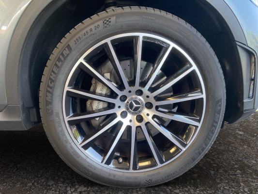 [all]12 Monate Garantie / Gratisservice 10 Jahre oder 100'000 Km ab 1.Inv. / zzgl. Ablieferungspauschale CHF 540.-[/all]


[all]

[/all]&nbsp; AMG Front- und Hecksch&uuml;rzeAMG VeloursfussmattenAirbag: Airbag Fahrer und BeifahrerAirbag: Knie-Airbag f&uuml;r FahrerAirbag: Seiten- und Beckenairbag (Pelvisbag)Airbag: Window-Kopfairbags f&uuml;r Fahrer, BeifahrerAntiblockiersystem (ABS)Armlehne f&uuml;r Fahrer- und BeifahrersitzAssist: COLLISION PREVENTION ASSISTAssist: Feststellbremse mit HOLD-Funktion und BerganfahrhilfeAssist: Tempomat mit GeschwindigkeitsbegrenzerAussenspiegel links elektrischAussentemperaturanzeigeDYNAMIC SELECTDachreling in ChromDiamantgrill mit verchromten Pins und LamelleElektrische Fensterheber vorne + hintenElektronisches Stabilit&auml;ts-Programm (ESP)Erste-Hilfe-Kasten und WarndreieckFenstereinfassung in poliertem AluminiumGarantie: MERCEDES-SWISS-INTEGRAL plus -HandschuhfachInnenraumbeleuchtungKEYLESS GO Start FunktionKlima: Klimatisierungsautomatik THERMATICLackierung: Uni-Lackierung PolarweissLaderaumabdeckungLenkrad: Multifunktions-Sportlenkrad in Leder NappaLicht: LED High Performance-ScheinwerferLicht:Adaptives BremslichtMedia: Digitales Radio (DAB)Polster: Ledernachbildung ARTICO/Mikrofaser DINAMICAR&auml;der: AMG Leichtmetallr&auml;der 19" im 5-Speichen-DesignServolenkung geschwindigkeitsabh&auml;ngigSitze:Vordersitze mit elektrischer H&ouml;hen-,Zentralverriegelung mit Fernbedienung und automatischer T&uuml;rverriegelung Assist: Aktive Abstands-Assistent DISTRONICBremsanlage mit gr&ouml;sseren Bremsscheiben an der VorderachseDekor: Instrumententafel und Bordkanten der T&uuml;ren in Ledernachbildung ARTICODekor: Zierelemente Esche schwarzGer&auml;uschd&auml;mmendes get&ouml;ntes AkustikglasKEYLESS-GOKlima: Klimatisierungsautomatik THERMOTRONICLackierung: Metallic-LackierungMedia: Head-Up DisplayPaket: Park-Paket mit 360 -KameraAssist: 360-KameraPaket: Premium-Plus-PaketAssist: VerkehrszeichenerkennungLicht: Ambientebeleuchtung Multi-ColourLicht: MULTIBEAM LED ScheinwerferMedia: Burmester Surround SoundsystemMedia: Burmester Surround Soundsystem in Verb.mit Premium PaketMedia: Konnektivit&auml;ts-Paket NavigationMedia: Media-DisplayMedia: Smartphone-IntergrationPaket: Park-Paket mit R&uuml;ckfahrkameraPaket: Spiegel-PaketPanorama Schiebe-/Hebedach elektrischSitze: Sitzheizung f&uuml;r Fahrer und BeifahrerVolldigitales Instrumenten-DisplayPaket: Spiegel-PaketEinstiegs- und Ausstiegsbeleuchtung in den AussenspiegelnInnen- und Aussenspiegel automatisch abblendbar,Aussenspiegel links und rechts elektrisch anklappbarPaket: Sport-Paket BlackAussenspiegel in HochglanzschwarzUnterfahrschutz in Schwarz gl&auml;nzendW&auml;rmed&auml;mmendes Glas, ab B-S&auml;ule dunkel get&ouml;ntR&auml;der: AMG Leichtmetallr&auml;der im Vielspeichen-Design 20J mit Sport-Paket BlackScheibenwaschanlage beheizbarSitze: Beifahrersitz elektrisch verstellbar mit Memory-FunktionSitze: Fahrersitz elektrisch einstellbar mit Memory-FunktionWegfall Typkennzeichen auf Gep&auml;ckraumklappe