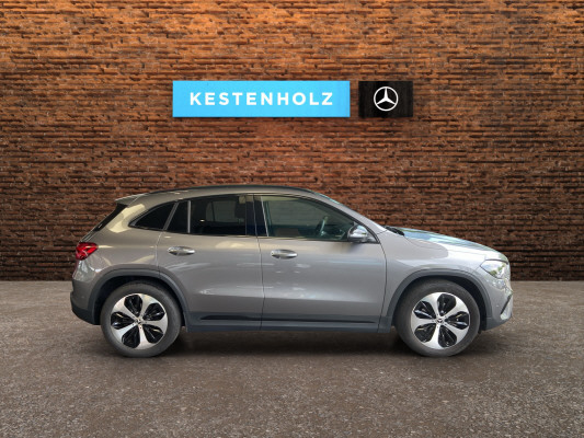 [all]Werksgarantie bis 29.06.2028 / Gratisservice 10 Jahre oder 100'000 Km, Reparaturservice 3 Jahre oder 100'000 Km ab 1.Inv. / zzgl. Ablieferungspauschale CHF 540.-[/all]


[all]
48,3 cm (19') Leichtmetallr&auml;der im 5-Doppelspeichen-Design,Leder-Paket,Zierelemente Holz Linde schwarz offenporig,Leder nussbraun / schwarz,Advanced Soundsystem
[/all]&nbsp; Airbag: Airbag Fahrer und BeifahrerAirbag: KneebagAirbag: Seitenairbag f&uuml;r Fahrer und BeifahrerAirbag: Window-KopfairbagsAntiblockiersystem (ABS)Assist: Mercedes-Benz NotrufsystemBordcomputerDachhimmel Stoff in KristallgrauDachreling in poliertem AluminiumDrehzahlmesserEinstiegsleisten mit "Mercedes-Benz" SchriftzugElektrische Fensterheber vorneElektronische TraktionskontrolleElektronisches Stabilit&auml;ts-Programm (ESP)Gep&auml;cknetz an der R&uuml;cklehne des Fahrer- und BeifahrersitzesGetriebe: 7G-DCTHeckscheiben-Wisch-/WaschanlageHeckscheibenheizungKartenaktualisierungen 7 Jahre kostenlosKlima: Klimatisierungsautomatik THERMATICKopfst&uuml;tzenLackierung: Uni-Lackierung PolarweissLicht: Drittes BremslichtLicht: NebelschlussleuchteL&uuml;ftungsschlitze in Schwarz mit Aussenring in MattsilberMERCEDES-BENZ MOBILIT&Auml;TMERCEDES-SWISS-INTEGRALMedia: Digitales Radio (DAB)Media: Display mit 10,25'' BildschirmdiagonaleMedia: Erweiterte MBUX FunktionenMedia: Kommunikationsmodul (LTE) zur Nutzung von Mercedes me connect DienstenMedia: Vorr&uuml;stung f&uuml;r Live Traffic InformationMedia: Vorr&uuml;stung f&uuml;r NavigationsdiensteOptischer Unterfahrschutz in SilberPaket: Licht- und SichtpaketPaket: Sitzkomfort-PaketR&auml;der: Leichtmetallr&auml;der 17'' im 5-Doppelspeichen-DesignR&auml;der: ReifendruckkontrolleSchalen f&uuml;r Radhaus und Seitensch&uuml;rze in Schwarz granuliertServolenkungSitze: Fondsitzlehnen im Verh&auml;ltnis 40/20/40 klappbarSitze: Sicherheitsgurte auf allen Pl&auml;tzenWegfahrsperre elektronischZentralverriegelung mit Fernbedienung Anh&auml;ngerkupplung mit ESP Anh&auml;ngerstabilisierungAssist: Verkehrszeichen-AssistentLackierung: Metallic-LackierungLicht: Adaptive MULTIBEAM LED Scheinwerfer und LED HeckleuchtenPROGRESSIVE Line Advanced PlusLicht: Ambientebeleuchtung Multi-ColourMedia: Kabelloses Ladesystem f&uuml;r mobile Endger&auml;tePROGRESSIVE Line AdvancedPaket: IndividualisierungspaketPaket: KEYLESS GO Komfort-PaketVolldigitales KombiinstrumentPaket: Fahrassistenz-PaketAssist: Aktiver Abstands-Assistent DISTRONICPanorama-Schiebedach
