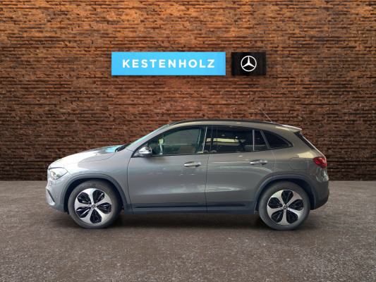 [all]Werksgarantie bis 29.06.2028 / Gratisservice 10 Jahre oder 100'000 Km, Reparaturservice 3 Jahre oder 100'000 Km ab 1.Inv. / zzgl. Ablieferungspauschale CHF 540.-[/all]


[all]
48,3 cm (19') Leichtmetallr&auml;der im 5-Doppelspeichen-Design,Leder-Paket,Zierelemente Holz Linde schwarz offenporig,Leder nussbraun / schwarz,Advanced Soundsystem
[/all]&nbsp; Airbag: Airbag Fahrer und BeifahrerAirbag: KneebagAirbag: Seitenairbag f&uuml;r Fahrer und BeifahrerAirbag: Window-KopfairbagsAntiblockiersystem (ABS)Assist: Mercedes-Benz NotrufsystemBordcomputerDachhimmel Stoff in KristallgrauDachreling in poliertem AluminiumDrehzahlmesserEinstiegsleisten mit "Mercedes-Benz" SchriftzugElektrische Fensterheber vorneElektronische TraktionskontrolleElektronisches Stabilit&auml;ts-Programm (ESP)Gep&auml;cknetz an der R&uuml;cklehne des Fahrer- und BeifahrersitzesGetriebe: 7G-DCTHeckscheiben-Wisch-/WaschanlageHeckscheibenheizungKartenaktualisierungen 7 Jahre kostenlosKlima: Klimatisierungsautomatik THERMATICKopfst&uuml;tzenLackierung: Uni-Lackierung PolarweissLicht: Drittes BremslichtLicht: NebelschlussleuchteL&uuml;ftungsschlitze in Schwarz mit Aussenring in MattsilberMERCEDES-BENZ MOBILIT&Auml;TMERCEDES-SWISS-INTEGRALMedia: Digitales Radio (DAB)Media: Display mit 10,25'' BildschirmdiagonaleMedia: Erweiterte MBUX FunktionenMedia: Kommunikationsmodul (LTE) zur Nutzung von Mercedes me connect DienstenMedia: Vorr&uuml;stung f&uuml;r Live Traffic InformationMedia: Vorr&uuml;stung f&uuml;r NavigationsdiensteOptischer Unterfahrschutz in SilberPaket: Licht- und SichtpaketPaket: Sitzkomfort-PaketR&auml;der: Leichtmetallr&auml;der 17'' im 5-Doppelspeichen-DesignR&auml;der: ReifendruckkontrolleSchalen f&uuml;r Radhaus und Seitensch&uuml;rze in Schwarz granuliertServolenkungSitze: Fondsitzlehnen im Verh&auml;ltnis 40/20/40 klappbarSitze: Sicherheitsgurte auf allen Pl&auml;tzenWegfahrsperre elektronischZentralverriegelung mit Fernbedienung Anh&auml;ngerkupplung mit ESP Anh&auml;ngerstabilisierungAssist: Verkehrszeichen-AssistentLackierung: Metallic-LackierungLicht: Adaptive MULTIBEAM LED Scheinwerfer und LED HeckleuchtenPROGRESSIVE Line Advanced PlusLicht: Ambientebeleuchtung Multi-ColourMedia: Kabelloses Ladesystem f&uuml;r mobile Endger&auml;tePROGRESSIVE Line AdvancedPaket: IndividualisierungspaketPaket: KEYLESS GO Komfort-PaketVolldigitales KombiinstrumentPaket: Fahrassistenz-PaketAssist: Aktiver Abstands-Assistent DISTRONICPanorama-Schiebedach