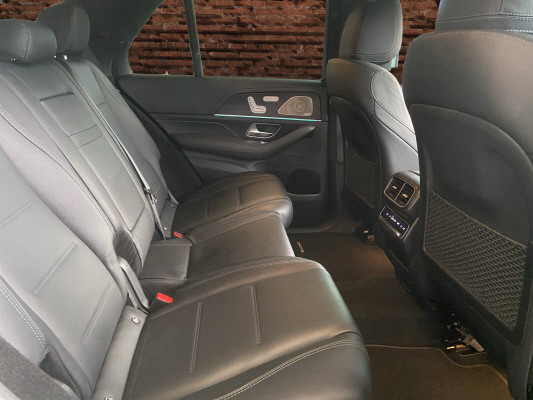 [all]12 Monate Garantie / Gratisservice 10 Jahre oder 100'000 Km ab 1.Inv. / zzgl. Ablieferungspauschale CHF 540.-[/all]


[all]

[/all]&nbsp; Airbag: Airbag Fahrer und BeifahrerAirbag: KneebagAirbag: Seitenairbag f&uuml;r Fahrer und BeifahrerAirbag: Window-KopfairbagsAmbientebeleuchtungAntiblockiersystem (ABS)Assist: Aktiver BremssassistentAssist: Mercedes-Benz NotrufsystemAssist: PRE-SAFE SystemDachreling in poliertem AluminiumDekor: Dachhimmel Stoff in KristallgrauDekor: Geb&uuml;rsteter Aluminiumdekor mit leichter L&auml;ngsmaserungDekor: L&uuml;ftungsschlitze schwarz mit silbernen ChromelementenEASY-PACK LaderaumabdeckungEASY-PACK-HeckklappeElektronisches Stabilit&auml;ts-Programm (ESP)Fussmatten VeloursGetriebe: 9G-TRONIC AutomatikHeckstossf&auml;nger in Fahrzeugfarbe mit Unterfahrschutz in ChromKlima: 2-Zonen-Klimatisierungsautomatik THERMATICK&uuml;hlergrill mit eingearbeitetem Mercedes-Benz Stern und zwei horizontalen Lamellen mit Chromeins&auml;tzeK&uuml;hlergrill mit zwei horizontalen Lamellen mit Chromeins&auml;tzen und vertikalen, dahinterliegendenLackierung: Uni-Lackierung PolarweissLenkrad: Multifunktionslenkrad aus NappalederMERCEDES-BENZ MOBILIT&Auml;TMERCEDES-SWISS-INTEGRALMedia: Digitales Radio (DAB)Media: Erweiterte MBUX FunktionenMedia: Kommunikationsmodul (LTE) zur Nutzung von Mercedes me connect DienstenMedia: Vorr&uuml;stung f&uuml;r NavigationsdiensteMedia: Vorr&uuml;stung f&uuml;r Remote- und NavigationsdienstePaket: Advanced PlusPaket: Interieur ChrompaketRadl&auml;ufe vorne und hinten in SchwarzR&auml;der: 19'' 10-Speichen Leichtmetallr&auml;derR&auml;der: ReifendruckkontrolleSerie Privacy-VerglasungServolenkung AIRMATIC-PaketAnh&auml;ngevorrichtung mit ESP Anh&auml;nger-stabilisierungKlima: Klimatisierungsautomatik THERMOTRONIC 4-ZonenLackierung: MANUFAKTUR brightMedia: Head-Up DisplayPaket: AMG Line Premium PlusLicht: Umfeldbeleuchtung mit animierter Projektion des Mercedes-Benz MustersMBUX Interieur-AssistentPaket: AMG Line PremiumPaket: ENERGIZING Paket PlusPaket: Fahrassistenz-Paket PLUSPaket: W&auml;rme Comfort PackageSitze: Multikontursitze vorneT&uuml;ren: Power ClosingPaket: Fahrassistenz-Paket PLUSPanorama-SchiebedachPolster: Nappaleder schwarzSeitentaschen im FondSitze: R&uuml;cksitze elektrisch verstellbarSitze: Sitzheizung im FondTrittbretter beleuchtet in Aluminiumoptik mit Gumminoppen