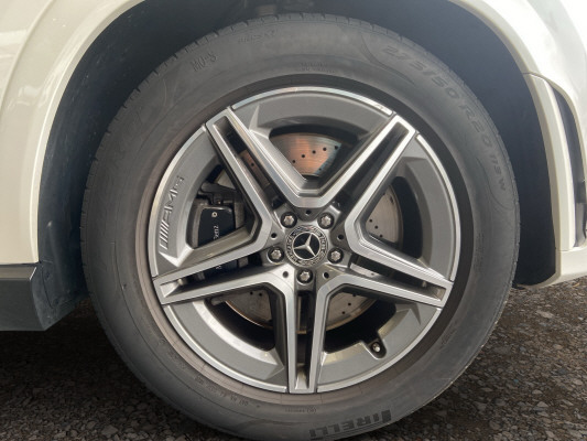 [all]12 Monate Garantie / Gratisservice 10 Jahre oder 100'000 Km ab 1.Inv. / zzgl. Ablieferungspauschale CHF 540.-[/all]


[all]

[/all]&nbsp; Airbag: Airbag Fahrer und BeifahrerAirbag: KneebagAirbag: Seitenairbag f&uuml;r Fahrer und BeifahrerAirbag: Window-KopfairbagsAmbientebeleuchtungAntiblockiersystem (ABS)Assist: Aktiver BremssassistentAssist: Mercedes-Benz NotrufsystemAssist: PRE-SAFE SystemDachreling in poliertem AluminiumDekor: Dachhimmel Stoff in KristallgrauDekor: Geb&uuml;rsteter Aluminiumdekor mit leichter L&auml;ngsmaserungDekor: L&uuml;ftungsschlitze schwarz mit silbernen ChromelementenEASY-PACK LaderaumabdeckungEASY-PACK-HeckklappeElektronisches Stabilit&auml;ts-Programm (ESP)Fussmatten VeloursGetriebe: 9G-TRONIC AutomatikHeckstossf&auml;nger in Fahrzeugfarbe mit Unterfahrschutz in ChromKlima: 2-Zonen-Klimatisierungsautomatik THERMATICK&uuml;hlergrill mit eingearbeitetem Mercedes-Benz Stern und zwei horizontalen Lamellen mit Chromeins&auml;tzeK&uuml;hlergrill mit zwei horizontalen Lamellen mit Chromeins&auml;tzen und vertikalen, dahinterliegendenLackierung: Uni-Lackierung PolarweissLenkrad: Multifunktionslenkrad aus NappalederMERCEDES-BENZ MOBILIT&Auml;TMERCEDES-SWISS-INTEGRALMedia: Digitales Radio (DAB)Media: Erweiterte MBUX FunktionenMedia: Kommunikationsmodul (LTE) zur Nutzung von Mercedes me connect DienstenMedia: Vorr&uuml;stung f&uuml;r NavigationsdiensteMedia: Vorr&uuml;stung f&uuml;r Remote- und NavigationsdienstePaket: Advanced PlusPaket: Interieur ChrompaketRadl&auml;ufe vorne und hinten in SchwarzR&auml;der: 19'' 10-Speichen Leichtmetallr&auml;derR&auml;der: ReifendruckkontrolleSerie Privacy-VerglasungServolenkung AIRMATIC-PaketAnh&auml;ngevorrichtung mit ESP Anh&auml;nger-stabilisierungKlima: Klimatisierungsautomatik THERMOTRONIC 4-ZonenLackierung: MANUFAKTUR brightMedia: Head-Up DisplayPaket: AMG Line Premium PlusLicht: Umfeldbeleuchtung mit animierter Projektion des Mercedes-Benz MustersMBUX Interieur-AssistentPaket: AMG Line PremiumPaket: ENERGIZING Paket PlusPaket: Fahrassistenz-Paket PLUSPaket: W&auml;rme Comfort PackageSitze: Multikontursitze vorneT&uuml;ren: Power ClosingPaket: Fahrassistenz-Paket PLUSPanorama-SchiebedachPolster: Nappaleder schwarzSeitentaschen im FondSitze: R&uuml;cksitze elektrisch verstellbarSitze: Sitzheizung im FondTrittbretter beleuchtet in Aluminiumoptik mit Gumminoppen