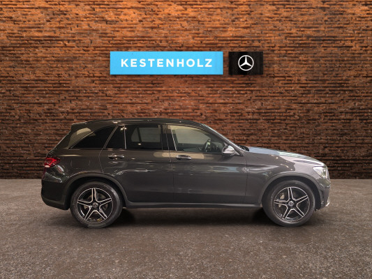 [all]12 Monate Garantie / zzgl. Ablieferungspauschale CHF 540.-[/all]


[all]

[/all]&nbsp; AMG VeloursfussmattenAirbag: Airbag Fahrer und BeifahrerAirbag: Knie-Airbag f&uuml;r FahrerAirbag: Seiten- und Beckenairbag (Pelvisbag)Airbag: Window-Kopfairbags f&uuml;r Fahrer, BeifahrerAntiblockiersystem (ABS)Armlehne f&uuml;r Fahrer- und BeifahrersitzAssist: COLLISION PREVENTION ASSISTAssist: Feststellbremse mit HOLD-Funktion und BerganfahrhilfeAssist: Tempomat mit GeschwindigkeitsbegrenzerAussenspiegel links elektrischAussentemperaturanzeigeDYNAMIC SELECTDachreling in ChromDiamantgrill mit verchromten Pins und LamelleElektrische Fensterheber vorne + hintenElektronisches Stabilit&auml;ts-Programm (ESP)Erste-Hilfe-Kasten und WarndreieckFenstereinfassung in poliertem AluminiumHandschuhfachInnenraumbeleuchtungKEYLESS GO Start FunktionKlima: Klimatisierungsautomatik THERMATICLackierung: Uni-Lackierung PolarweissLaderaumabdeckungLenkrad: Multifunktions-Sportlenkrad in Leder NappaLicht: LED High Performance-ScheinwerferLicht:Adaptives BremslichtMedia: Digitales Radio (DAB)Polster: Ledernachbildung ARTICO/Mikrofaser DINAMICASitze:Vordersitze mit elektrischer H&ouml;hen-,Zentralverriegelung mit Fernbedienung und automatischer T&uuml;rverriegelung Airbag: Seitenairbags hintenDachhimmel schwarzDekor: Instrumententafel und Bordkanten der T&uuml;ren in Ledernachbildung ARTICOGer&auml;uschd&auml;mmendes get&ouml;ntes AkustikglasKEYLESS-GOKlima: Klimatisierungsautomatik THERMOTRONICLackierung: Metallic-LackierungMedia: Burmester Surround SoundsystemMedia: Head-Up DisplayMedia: Kabelloses Ladesystem f&uuml;r mobile Endger&auml;tePaket: AIR-BALANCE PaketPaket: ENERGIZING PaketPaket: Fahrassistenz-PaketPaket: Park-Paket mit 360 -KameraAssist: 360-KameraAssist: Aktiver Parkassistent inkl. PARKTRONICPaket: Premium-Plus-PaketMedia: Smartphone-IntergrationPaket: Park-Paket mit R&uuml;ckfahrkameraPaket: Spiegel-PaketPaket: Sport-Paket BlackAussenspiegel in HochglanzschwarzR&auml;der: AMG Leichtmetallr&auml;der im 5-Doppelspeichen-Design 19JUnterfahrschutz in Schwarz gl&auml;nzendW&auml;rmed&auml;mmendes Glas, ab B-S&auml;ule dunkel get&ouml;ntScheibenwaschanlage beheizbarSitze: Beifahrersitz elektrisch verstellbar mit Memory-FunktionSitze: Fahrersitz elektrisch einstellbar mit Memory-FunktionWegfall Typkennzeichen auf Gep&auml;ckraumklappe