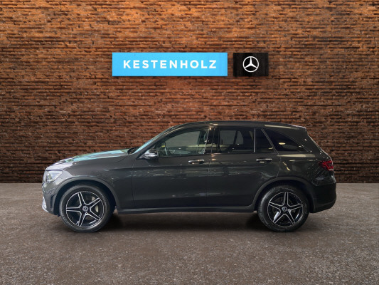 [all]12 Monate Garantie / zzgl. Ablieferungspauschale CHF 540.-[/all]


[all]

[/all]&nbsp; AMG VeloursfussmattenAirbag: Airbag Fahrer und BeifahrerAirbag: Knie-Airbag f&uuml;r FahrerAirbag: Seiten- und Beckenairbag (Pelvisbag)Airbag: Window-Kopfairbags f&uuml;r Fahrer, BeifahrerAntiblockiersystem (ABS)Armlehne f&uuml;r Fahrer- und BeifahrersitzAssist: COLLISION PREVENTION ASSISTAssist: Feststellbremse mit HOLD-Funktion und BerganfahrhilfeAssist: Tempomat mit GeschwindigkeitsbegrenzerAussenspiegel links elektrischAussentemperaturanzeigeDYNAMIC SELECTDachreling in ChromDiamantgrill mit verchromten Pins und LamelleElektrische Fensterheber vorne + hintenElektronisches Stabilit&auml;ts-Programm (ESP)Erste-Hilfe-Kasten und WarndreieckFenstereinfassung in poliertem AluminiumHandschuhfachInnenraumbeleuchtungKEYLESS GO Start FunktionKlima: Klimatisierungsautomatik THERMATICLackierung: Uni-Lackierung PolarweissLaderaumabdeckungLenkrad: Multifunktions-Sportlenkrad in Leder NappaLicht: LED High Performance-ScheinwerferLicht:Adaptives BremslichtMedia: Digitales Radio (DAB)Polster: Ledernachbildung ARTICO/Mikrofaser DINAMICASitze:Vordersitze mit elektrischer H&ouml;hen-,Zentralverriegelung mit Fernbedienung und automatischer T&uuml;rverriegelung Airbag: Seitenairbags hintenDachhimmel schwarzDekor: Instrumententafel und Bordkanten der T&uuml;ren in Ledernachbildung ARTICOGer&auml;uschd&auml;mmendes get&ouml;ntes AkustikglasKEYLESS-GOKlima: Klimatisierungsautomatik THERMOTRONICLackierung: Metallic-LackierungMedia: Burmester Surround SoundsystemMedia: Head-Up DisplayMedia: Kabelloses Ladesystem f&uuml;r mobile Endger&auml;tePaket: AIR-BALANCE PaketPaket: ENERGIZING PaketPaket: Fahrassistenz-PaketPaket: Park-Paket mit 360 -KameraAssist: 360-KameraAssist: Aktiver Parkassistent inkl. PARKTRONICPaket: Premium-Plus-PaketMedia: Smartphone-IntergrationPaket: Park-Paket mit R&uuml;ckfahrkameraPaket: Spiegel-PaketPaket: Sport-Paket BlackAussenspiegel in HochglanzschwarzR&auml;der: AMG Leichtmetallr&auml;der im 5-Doppelspeichen-Design 19JUnterfahrschutz in Schwarz gl&auml;nzendW&auml;rmed&auml;mmendes Glas, ab B-S&auml;ule dunkel get&ouml;ntScheibenwaschanlage beheizbarSitze: Beifahrersitz elektrisch verstellbar mit Memory-FunktionSitze: Fahrersitz elektrisch einstellbar mit Memory-FunktionWegfall Typkennzeichen auf Gep&auml;ckraumklappe
