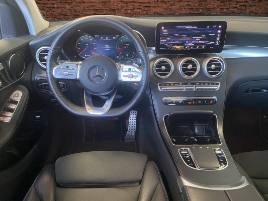 [all]12 Monate Garantie / Gratisservice 10 Jahre oder 100'000 Km ab 1.Inv. / zzgl. Ablieferungspauschale CHF 540.-[/all]


[all]

[/all]&nbsp; AMG Front- und Hecksch&uuml;rzeAMG VeloursfussmattenAirbag: Airbag Fahrer und BeifahrerAirbag: Knie-Airbag f&uuml;r FahrerAirbag: Seiten- und Beckenairbag (Pelvisbag)Airbag: Window-Kopfairbags f&uuml;r Fahrer, BeifahrerAntiblockiersystem (ABS)Armlehne f&uuml;r Fahrer- und BeifahrersitzAssist: COLLISION PREVENTION ASSISTAssist: Feststellbremse mit HOLD-Funktion und BerganfahrhilfeAssist: Tempomat mit GeschwindigkeitsbegrenzerAussenspiegel links elektrischAussentemperaturanzeigeDYNAMIC SELECTDachreling in ChromDiamantgrill mit verchromten Pins und LamelleElektrische Fensterheber vorne + hintenElektronisches Stabilit&auml;ts-Programm (ESP)Erste-Hilfe-Kasten und WarndreieckFenstereinfassung in poliertem AluminiumGarantie: MERCEDES-SWISS-INTEGRAL plus -HandschuhfachInnenraumbeleuchtungKEYLESS GO Start FunktionKlima: Klimatisierungsautomatik THERMATICLackierung: Uni-Lackierung PolarweissLaderaumabdeckungLenkrad: Multifunktions-Sportlenkrad in Leder NappaLicht: LED High Performance-ScheinwerferLicht:Adaptives BremslichtMedia: Digitales Radio (DAB)Polster: Ledernachbildung ARTICO/Mikrofaser DINAMICAR&auml;der: AMG Leichtmetallr&auml;der 19" im 5-Speichen-DesignServolenkung geschwindigkeitsabh&auml;ngigSitze:Vordersitze mit elektrischer H&ouml;hen-,Zentralverriegelung mit Fernbedienung und automatischer T&uuml;rverriegelung Anh&auml;ngevorrichtung und ESP mit AntriebsschlupfregelungAssist: Aktive Abstands-Assistent DISTRONICBremsanlage mit gr&ouml;sseren Bremsscheiben an der VorderachseDekor: Zierelemente Esche schwarzGer&auml;uschd&auml;mmendes get&ouml;ntes AkustikglasKEYLESS-GOLackierung: Metallic-LackierungPaket: Park-Paket mit 360 -KameraAssist: 360-KameraAssist: Aktiver Parkassistent inkl. PARKTRONICPaket: Premium-Plus-PaketAssist: VerkehrszeichenerkennungLicht: Ambientebeleuchtung Multi-ColourLicht: MULTIBEAM LED ScheinwerferMedia: Burmester Surround SoundsystemMedia: Burmester Surround Soundsystem in Verb.mit Premium PaketMedia: Konnektivit&auml;ts-Paket NavigationMedia: Media-DisplayMedia: Smartphone-IntergrationPaket: Park-Paket mit R&uuml;ckfahrkameraPaket: Spiegel-PaketPanorama Schiebe-/Hebedach elektrischSitze: Sitzheizung f&uuml;r Fahrer und BeifahrerVolldigitales Instrumenten-DisplayPaket: Spiegel-PaketEinstiegs- und Ausstiegsbeleuchtung in den AussenspiegelnInnen- und Aussenspiegel automatisch abblendbar,Aussenspiegel links und rechts elektrisch anklappbarPaket: Sport-Paket BlackAussenspiegel in HochglanzschwarzUnterfahrschutz in Schwarz gl&auml;nzendW&auml;rmed&auml;mmendes Glas, ab B-S&auml;ule dunkel get&ouml;ntPolster: Ledernachbildung ARTICOR&auml;der: AMG Leichtmetallr&auml;der im Vielspeichen-Design 20J mit Sport-Paket BlackSitze: Fahrersitz elektrisch einstellbar mit Memory-FunktionWegfall Typkennzeichen auf Gep&auml;ckraumklappe