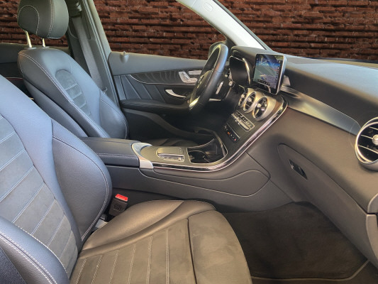 [all]12 Monate Garantie / Gratisservice 10 Jahre oder 100'000 Km ab 1.Inv. / zzgl. Ablieferungspauschale CHF 540.-[/all]


[all]

[/all]&nbsp; AMG Front- und Hecksch&uuml;rzeAMG VeloursfussmattenAirbag: Airbag Fahrer und BeifahrerAirbag: Knie-Airbag f&uuml;r FahrerAirbag: Seiten- und Beckenairbag (Pelvisbag)Airbag: Window-Kopfairbags f&uuml;r Fahrer, BeifahrerAntiblockiersystem (ABS)Armlehne f&uuml;r Fahrer- und BeifahrersitzAssist: COLLISION PREVENTION ASSISTAssist: Feststellbremse mit HOLD-Funktion und BerganfahrhilfeAssist: Tempomat mit GeschwindigkeitsbegrenzerAussenspiegel links elektrischAussentemperaturanzeigeDYNAMIC SELECTDachreling in ChromDiamantgrill mit verchromten Pins und LamelleElektrische Fensterheber vorne + hintenElektronisches Stabilit&auml;ts-Programm (ESP)Erste-Hilfe-Kasten und WarndreieckFenstereinfassung in poliertem AluminiumGarantie: MERCEDES-SWISS-INTEGRAL plus -HandschuhfachInnenraumbeleuchtungKEYLESS GO Start FunktionKlima: Klimatisierungsautomatik THERMATICLackierung: Uni-Lackierung PolarweissLaderaumabdeckungLenkrad: Multifunktions-Sportlenkrad in Leder NappaLicht: LED High Performance-ScheinwerferLicht:Adaptives BremslichtMedia: Digitales Radio (DAB)Polster: Ledernachbildung ARTICO/Mikrofaser DINAMICAR&auml;der: AMG Leichtmetallr&auml;der 19" im 5-Speichen-DesignServolenkung geschwindigkeitsabh&auml;ngigSitze:Vordersitze mit elektrischer H&ouml;hen-,Zentralverriegelung mit Fernbedienung und automatischer T&uuml;rverriegelung Anh&auml;ngevorrichtung und ESP mit AntriebsschlupfregelungAssist: Aktive Abstands-Assistent DISTRONICBremsanlage mit gr&ouml;sseren Bremsscheiben an der VorderachseDekor: Zierelemente Esche schwarzGer&auml;uschd&auml;mmendes get&ouml;ntes AkustikglasKEYLESS-GOLackierung: Metallic-LackierungPaket: Park-Paket mit 360 -KameraAssist: 360-KameraAssist: Aktiver Parkassistent inkl. PARKTRONICPaket: Premium-Plus-PaketAssist: VerkehrszeichenerkennungLicht: Ambientebeleuchtung Multi-ColourLicht: MULTIBEAM LED ScheinwerferMedia: Burmester Surround SoundsystemMedia: Burmester Surround Soundsystem in Verb.mit Premium PaketMedia: Konnektivit&auml;ts-Paket NavigationMedia: Media-DisplayMedia: Smartphone-IntergrationPaket: Park-Paket mit R&uuml;ckfahrkameraPaket: Spiegel-PaketPanorama Schiebe-/Hebedach elektrischSitze: Sitzheizung f&uuml;r Fahrer und BeifahrerVolldigitales Instrumenten-DisplayPaket: Spiegel-PaketEinstiegs- und Ausstiegsbeleuchtung in den AussenspiegelnInnen- und Aussenspiegel automatisch abblendbar,Aussenspiegel links und rechts elektrisch anklappbarPaket: Sport-Paket BlackAussenspiegel in HochglanzschwarzUnterfahrschutz in Schwarz gl&auml;nzendW&auml;rmed&auml;mmendes Glas, ab B-S&auml;ule dunkel get&ouml;ntPolster: Ledernachbildung ARTICOR&auml;der: AMG Leichtmetallr&auml;der im Vielspeichen-Design 20J mit Sport-Paket BlackSitze: Fahrersitz elektrisch einstellbar mit Memory-FunktionWegfall Typkennzeichen auf Gep&auml;ckraumklappe