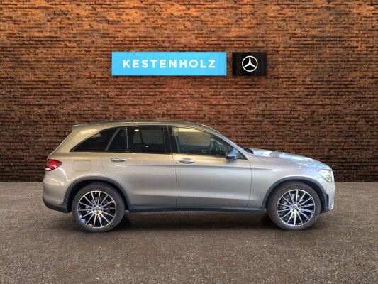 [all]12 Monate Garantie / Gratisservice 10 Jahre oder 100'000 Km ab 1.Inv. / zzgl. Ablieferungspauschale CHF 540.-[/all]


[all]

[/all]&nbsp; AMG Front- und Hecksch&uuml;rzeAMG VeloursfussmattenAirbag: Airbag Fahrer und BeifahrerAirbag: Knie-Airbag f&uuml;r FahrerAirbag: Seiten- und Beckenairbag (Pelvisbag)Airbag: Window-Kopfairbags f&uuml;r Fahrer, BeifahrerAntiblockiersystem (ABS)Armlehne f&uuml;r Fahrer- und BeifahrersitzAssist: COLLISION PREVENTION ASSISTAssist: Feststellbremse mit HOLD-Funktion und BerganfahrhilfeAssist: Tempomat mit GeschwindigkeitsbegrenzerAussenspiegel links elektrischAussentemperaturanzeigeDYNAMIC SELECTDachreling in ChromDiamantgrill mit verchromten Pins und LamelleElektrische Fensterheber vorne + hintenElektronisches Stabilit&auml;ts-Programm (ESP)Erste-Hilfe-Kasten und WarndreieckFenstereinfassung in poliertem AluminiumGarantie: MERCEDES-SWISS-INTEGRAL plus -HandschuhfachInnenraumbeleuchtungKEYLESS GO Start FunktionKlima: Klimatisierungsautomatik THERMATICLackierung: Uni-Lackierung PolarweissLaderaumabdeckungLenkrad: Multifunktions-Sportlenkrad in Leder NappaLicht: LED High Performance-ScheinwerferLicht:Adaptives BremslichtMedia: Digitales Radio (DAB)Polster: Ledernachbildung ARTICO/Mikrofaser DINAMICAR&auml;der: AMG Leichtmetallr&auml;der 19" im 5-Speichen-DesignServolenkung geschwindigkeitsabh&auml;ngigSitze:Vordersitze mit elektrischer H&ouml;hen-,Zentralverriegelung mit Fernbedienung und automatischer T&uuml;rverriegelung Anh&auml;ngevorrichtung und ESP mit AntriebsschlupfregelungAssist: Aktive Abstands-Assistent DISTRONICBremsanlage mit gr&ouml;sseren Bremsscheiben an der VorderachseDekor: Zierelemente Esche schwarzGer&auml;uschd&auml;mmendes get&ouml;ntes AkustikglasKEYLESS-GOLackierung: Metallic-LackierungPaket: Park-Paket mit 360 -KameraAssist: 360-KameraAssist: Aktiver Parkassistent inkl. PARKTRONICPaket: Premium-Plus-PaketAssist: VerkehrszeichenerkennungLicht: Ambientebeleuchtung Multi-ColourLicht: MULTIBEAM LED ScheinwerferMedia: Burmester Surround SoundsystemMedia: Burmester Surround Soundsystem in Verb.mit Premium PaketMedia: Konnektivit&auml;ts-Paket NavigationMedia: Media-DisplayMedia: Smartphone-IntergrationPaket: Park-Paket mit R&uuml;ckfahrkameraPaket: Spiegel-PaketPanorama Schiebe-/Hebedach elektrischSitze: Sitzheizung f&uuml;r Fahrer und BeifahrerVolldigitales Instrumenten-DisplayPaket: Spiegel-PaketEinstiegs- und Ausstiegsbeleuchtung in den AussenspiegelnInnen- und Aussenspiegel automatisch abblendbar,Aussenspiegel links und rechts elektrisch anklappbarPaket: Sport-Paket BlackAussenspiegel in HochglanzschwarzUnterfahrschutz in Schwarz gl&auml;nzendW&auml;rmed&auml;mmendes Glas, ab B-S&auml;ule dunkel get&ouml;ntPolster: Ledernachbildung ARTICOR&auml;der: AMG Leichtmetallr&auml;der im Vielspeichen-Design 20J mit Sport-Paket BlackSitze: Fahrersitz elektrisch einstellbar mit Memory-FunktionWegfall Typkennzeichen auf Gep&auml;ckraumklappe