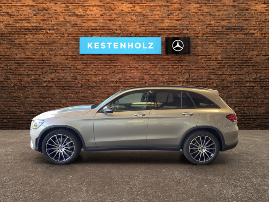 [all]12 Monate Garantie / Gratisservice 10 Jahre oder 100'000 Km ab 1.Inv. / zzgl. Ablieferungspauschale CHF 540.-[/all]


[all]

[/all]&nbsp; AMG Front- und Hecksch&uuml;rzeAMG VeloursfussmattenAirbag: Airbag Fahrer und BeifahrerAirbag: Knie-Airbag f&uuml;r FahrerAirbag: Seiten- und Beckenairbag (Pelvisbag)Airbag: Window-Kopfairbags f&uuml;r Fahrer, BeifahrerAntiblockiersystem (ABS)Armlehne f&uuml;r Fahrer- und BeifahrersitzAssist: COLLISION PREVENTION ASSISTAssist: Feststellbremse mit HOLD-Funktion und BerganfahrhilfeAssist: Tempomat mit GeschwindigkeitsbegrenzerAussenspiegel links elektrischAussentemperaturanzeigeDYNAMIC SELECTDachreling in ChromDiamantgrill mit verchromten Pins und LamelleElektrische Fensterheber vorne + hintenElektronisches Stabilit&auml;ts-Programm (ESP)Erste-Hilfe-Kasten und WarndreieckFenstereinfassung in poliertem AluminiumGarantie: MERCEDES-SWISS-INTEGRAL plus -HandschuhfachInnenraumbeleuchtungKEYLESS GO Start FunktionKlima: Klimatisierungsautomatik THERMATICLackierung: Uni-Lackierung PolarweissLaderaumabdeckungLenkrad: Multifunktions-Sportlenkrad in Leder NappaLicht: LED High Performance-ScheinwerferLicht:Adaptives BremslichtMedia: Digitales Radio (DAB)Polster: Ledernachbildung ARTICO/Mikrofaser DINAMICAR&auml;der: AMG Leichtmetallr&auml;der 19" im 5-Speichen-DesignServolenkung geschwindigkeitsabh&auml;ngigSitze:Vordersitze mit elektrischer H&ouml;hen-,Zentralverriegelung mit Fernbedienung und automatischer T&uuml;rverriegelung Anh&auml;ngevorrichtung und ESP mit AntriebsschlupfregelungAssist: Aktive Abstands-Assistent DISTRONICBremsanlage mit gr&ouml;sseren Bremsscheiben an der VorderachseDekor: Zierelemente Esche schwarzGer&auml;uschd&auml;mmendes get&ouml;ntes AkustikglasKEYLESS-GOLackierung: Metallic-LackierungPaket: Park-Paket mit 360 -KameraAssist: 360-KameraAssist: Aktiver Parkassistent inkl. PARKTRONICPaket: Premium-Plus-PaketAssist: VerkehrszeichenerkennungLicht: Ambientebeleuchtung Multi-ColourLicht: MULTIBEAM LED ScheinwerferMedia: Burmester Surround SoundsystemMedia: Burmester Surround Soundsystem in Verb.mit Premium PaketMedia: Konnektivit&auml;ts-Paket NavigationMedia: Media-DisplayMedia: Smartphone-IntergrationPaket: Park-Paket mit R&uuml;ckfahrkameraPaket: Spiegel-PaketPanorama Schiebe-/Hebedach elektrischSitze: Sitzheizung f&uuml;r Fahrer und BeifahrerVolldigitales Instrumenten-DisplayPaket: Spiegel-PaketEinstiegs- und Ausstiegsbeleuchtung in den AussenspiegelnInnen- und Aussenspiegel automatisch abblendbar,Aussenspiegel links und rechts elektrisch anklappbarPaket: Sport-Paket BlackAussenspiegel in HochglanzschwarzUnterfahrschutz in Schwarz gl&auml;nzendW&auml;rmed&auml;mmendes Glas, ab B-S&auml;ule dunkel get&ouml;ntPolster: Ledernachbildung ARTICOR&auml;der: AMG Leichtmetallr&auml;der im Vielspeichen-Design 20J mit Sport-Paket BlackSitze: Fahrersitz elektrisch einstellbar mit Memory-FunktionWegfall Typkennzeichen auf Gep&auml;ckraumklappe