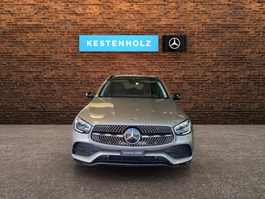[all]12 Monate Garantie / Gratisservice 10 Jahre oder 100'000 Km ab 1.Inv. / zzgl. Ablieferungspauschale CHF 540.-[/all]


[all]

[/all]&nbsp; AMG Front- und Hecksch&uuml;rzeAMG VeloursfussmattenAirbag: Airbag Fahrer und BeifahrerAirbag: Knie-Airbag f&uuml;r FahrerAirbag: Seiten- und Beckenairbag (Pelvisbag)Airbag: Window-Kopfairbags f&uuml;r Fahrer, BeifahrerAntiblockiersystem (ABS)Armlehne f&uuml;r Fahrer- und BeifahrersitzAssist: COLLISION PREVENTION ASSISTAssist: Feststellbremse mit HOLD-Funktion und BerganfahrhilfeAssist: Tempomat mit GeschwindigkeitsbegrenzerAussenspiegel links elektrischAussentemperaturanzeigeDYNAMIC SELECTDachreling in ChromDiamantgrill mit verchromten Pins und LamelleElektrische Fensterheber vorne + hintenElektronisches Stabilit&auml;ts-Programm (ESP)Erste-Hilfe-Kasten und WarndreieckFenstereinfassung in poliertem AluminiumGarantie: MERCEDES-SWISS-INTEGRAL plus -HandschuhfachInnenraumbeleuchtungKEYLESS GO Start FunktionKlima: Klimatisierungsautomatik THERMATICLackierung: Uni-Lackierung PolarweissLaderaumabdeckungLenkrad: Multifunktions-Sportlenkrad in Leder NappaLicht: LED High Performance-ScheinwerferLicht:Adaptives BremslichtMedia: Digitales Radio (DAB)Polster: Ledernachbildung ARTICO/Mikrofaser DINAMICAR&auml;der: AMG Leichtmetallr&auml;der 19" im 5-Speichen-DesignServolenkung geschwindigkeitsabh&auml;ngigSitze:Vordersitze mit elektrischer H&ouml;hen-,Zentralverriegelung mit Fernbedienung und automatischer T&uuml;rverriegelung Anh&auml;ngevorrichtung und ESP mit AntriebsschlupfregelungAssist: Aktive Abstands-Assistent DISTRONICBremsanlage mit gr&ouml;sseren Bremsscheiben an der VorderachseDekor: Zierelemente Esche schwarzGer&auml;uschd&auml;mmendes get&ouml;ntes AkustikglasKEYLESS-GOLackierung: Metallic-LackierungPaket: Park-Paket mit 360 -KameraAssist: 360-KameraAssist: Aktiver Parkassistent inkl. PARKTRONICPaket: Premium-Plus-PaketAssist: VerkehrszeichenerkennungLicht: Ambientebeleuchtung Multi-ColourLicht: MULTIBEAM LED ScheinwerferMedia: Burmester Surround SoundsystemMedia: Burmester Surround Soundsystem in Verb.mit Premium PaketMedia: Konnektivit&auml;ts-Paket NavigationMedia: Media-DisplayMedia: Smartphone-IntergrationPaket: Park-Paket mit R&uuml;ckfahrkameraPaket: Spiegel-PaketPanorama Schiebe-/Hebedach elektrischSitze: Sitzheizung f&uuml;r Fahrer und BeifahrerVolldigitales Instrumenten-DisplayPaket: Spiegel-PaketEinstiegs- und Ausstiegsbeleuchtung in den AussenspiegelnInnen- und Aussenspiegel automatisch abblendbar,Aussenspiegel links und rechts elektrisch anklappbarPaket: Sport-Paket BlackAussenspiegel in HochglanzschwarzUnterfahrschutz in Schwarz gl&auml;nzendW&auml;rmed&auml;mmendes Glas, ab B-S&auml;ule dunkel get&ouml;ntPolster: Ledernachbildung ARTICOR&auml;der: AMG Leichtmetallr&auml;der im Vielspeichen-Design 20J mit Sport-Paket BlackSitze: Fahrersitz elektrisch einstellbar mit Memory-FunktionWegfall Typkennzeichen auf Gep&auml;ckraumklappe