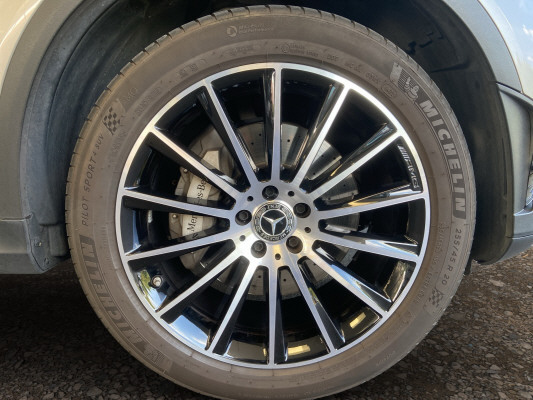 [all]12 Monate Garantie / Gratisservice 10 Jahre oder 100'000 Km ab 1.Inv. / zzgl. Ablieferungspauschale CHF 540.-[/all]


[all]

[/all]&nbsp; AMG Front- und Hecksch&uuml;rzeAMG VeloursfussmattenAirbag: Airbag Fahrer und BeifahrerAirbag: Knie-Airbag f&uuml;r FahrerAirbag: Seiten- und Beckenairbag (Pelvisbag)Airbag: Window-Kopfairbags f&uuml;r Fahrer, BeifahrerAntiblockiersystem (ABS)Armlehne f&uuml;r Fahrer- und BeifahrersitzAssist: COLLISION PREVENTION ASSISTAssist: Feststellbremse mit HOLD-Funktion und BerganfahrhilfeAssist: Tempomat mit GeschwindigkeitsbegrenzerAussenspiegel links elektrischAussentemperaturanzeigeDYNAMIC SELECTDachreling in ChromDiamantgrill mit verchromten Pins und LamelleElektrische Fensterheber vorne + hintenElektronisches Stabilit&auml;ts-Programm (ESP)Erste-Hilfe-Kasten und WarndreieckFenstereinfassung in poliertem AluminiumGarantie: MERCEDES-SWISS-INTEGRAL plus -HandschuhfachInnenraumbeleuchtungKEYLESS GO Start FunktionKlima: Klimatisierungsautomatik THERMATICLackierung: Uni-Lackierung PolarweissLaderaumabdeckungLenkrad: Multifunktions-Sportlenkrad in Leder NappaLicht: LED High Performance-ScheinwerferLicht:Adaptives BremslichtMedia: Digitales Radio (DAB)Polster: Ledernachbildung ARTICO/Mikrofaser DINAMICAR&auml;der: AMG Leichtmetallr&auml;der 19" im 5-Speichen-DesignServolenkung geschwindigkeitsabh&auml;ngigSitze:Vordersitze mit elektrischer H&ouml;hen-,Zentralverriegelung mit Fernbedienung und automatischer T&uuml;rverriegelung Anh&auml;ngevorrichtung und ESP mit AntriebsschlupfregelungAssist: Aktive Abstands-Assistent DISTRONICBremsanlage mit gr&ouml;sseren Bremsscheiben an der VorderachseDekor: Zierelemente Esche schwarzGer&auml;uschd&auml;mmendes get&ouml;ntes AkustikglasKEYLESS-GOLackierung: Metallic-LackierungPaket: Park-Paket mit 360 -KameraAssist: 360-KameraAssist: Aktiver Parkassistent inkl. PARKTRONICPaket: Premium-Plus-PaketAssist: VerkehrszeichenerkennungLicht: Ambientebeleuchtung Multi-ColourLicht: MULTIBEAM LED ScheinwerferMedia: Burmester Surround SoundsystemMedia: Burmester Surround Soundsystem in Verb.mit Premium PaketMedia: Konnektivit&auml;ts-Paket NavigationMedia: Media-DisplayMedia: Smartphone-IntergrationPaket: Park-Paket mit R&uuml;ckfahrkameraPaket: Spiegel-PaketPanorama Schiebe-/Hebedach elektrischSitze: Sitzheizung f&uuml;r Fahrer und BeifahrerVolldigitales Instrumenten-DisplayPaket: Spiegel-PaketEinstiegs- und Ausstiegsbeleuchtung in den AussenspiegelnInnen- und Aussenspiegel automatisch abblendbar,Aussenspiegel links und rechts elektrisch anklappbarPaket: Sport-Paket BlackAussenspiegel in HochglanzschwarzUnterfahrschutz in Schwarz gl&auml;nzendW&auml;rmed&auml;mmendes Glas, ab B-S&auml;ule dunkel get&ouml;ntPolster: Ledernachbildung ARTICOR&auml;der: AMG Leichtmetallr&auml;der im Vielspeichen-Design 20J mit Sport-Paket BlackSitze: Fahrersitz elektrisch einstellbar mit Memory-FunktionWegfall Typkennzeichen auf Gep&auml;ckraumklappe