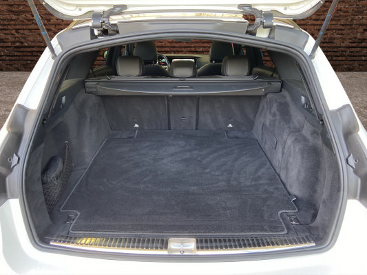 [all]12 Monate Garantie / zzgl. Ablieferungspauschale CHF 540.-[/all]


[all]

[/all]&nbsp; AMG Fussmatten mit AMG SchriftzugAMG Hecksch&uuml;rze in Diffusoroptik mit Zierleisten in SilberchromAMG Line ExterieurAMG Line InterieurAMG SeitenschwellerverkleidungenAMG Sportpedalanlage aus geb&uuml;rstetem Edelstahl mit schwarzen GumminoppenAMG spezifische Frontsch&uuml;rze mit Separatoren und K&uuml;hllufteinl&auml;ssen in Silberchrom und aerodynamischeAbgasanlage mit 2 Endrohren in Silberchrom (nicht funktional)AdBlue-Beh&auml;lter mit 23,5 Liter Fassungsverm&ouml;genAirbag: Airbags, Thorax-Pelvis-Airbags in den Sitzen und Windowbags f&uuml;r Fahrer und BeifahrerAirbag: Kneebag f&uuml;r FahrerAirbag: Knie-Airbag f&uuml;r FahrerAmbientebeleuchtung mit 64 Farben und 3 FarbzonenAntiblockiersystem (ABS)Armauflage der Mittelkonsole mit Ziern&auml;htenAssist: Aktiver BremssassistentAssist: Elektronisches Stabilit&auml;ts-Programm (ESP)Assist: Mercedes-Benz NotrufsystemAssist: PRE-SAFE SicherheitssystemAssist: R&uuml;ckfahrkameraAssist: VerkehrszeichenerkennungBlenden an der B-S&auml;ule und Fondfenstereinfassung in HochglanzschwarzBordkantenzierstab und Fenstereinfassung in Aluminium poliertBremsanlage mit gr&ouml;sseren Bremsscheiben an der VorderachseBrillenfach in der DachbedieneinheitDachhimmel schwarzDachreling in poliertem AluminiumDekor: Armaturenbrett und Bordkanten der T&uuml;ren in Ledernachbildung ARTICODekor: Zierelemente Esche schwarzDekor:Fahrer- und Beifahrersitz mit horizontaler Absteppung und sportlicher LehnenkonturDekor:Mittelkonsole Esche schwarzDiamantgrill mit Pins und Lamelle in Silberchrom mit Einlegern in HochglanzschwarzDieselpartikelfilterEinstiegsschienen vorne und hinten mit Logo,beleuchtetElektrische EASY-PACK Heckklappe mit elektromechanisch gesteuertem &Ouml;ffnen und SchliessenFahrwerk: DYNAMIC SELECT mit folgender Fahrprogramm-Auswahl: Comfort, Eco, Sport, Sport+,Fahrwerk:AGILITY CONTROL-Fahrwerk mit selektivemGarantie: MERCEDES-SWISS-INTEGRAL PaketGetriebe: 9G-TRONIC AutomatikInnenleuchten LEDKEYLESS GO Start FunktionKlima: Klimatisierungsautomatik THERMATICKraftstofftank 66 LiterLackierung: Uni-Lackierung PolarweissLenkrad: Multifunktions-Sportlenkrad in Leder NappaLicht: Adaptiver Fernlicht-AssistentLicht:LED High Performance-ScheinwerferMarkante Powerdomes auf der MotorhaubeMedia: 10-Zoll-Media-DisplayMedia: Digitaler Radioempfang (DAB/DAB+)Media: Erweiterte Features MBUXMedia: Kabelloses Ladesystem f&uuml;r mobile Ger&auml;teMedia: Kommunikationsmodul (LTE) zur Nutzung von Mercedes me connect DienstenMedia: Konnektivit&auml;ts-Paket NavigationMedia: MBUX Multimediasystem, volldigitales Cockpit mit zwei 10,25-Zoll-FarbdisplaysMedia: Touchpad in der MittelkonsoleMedia:Zwei USB-Anschl&uuml;sse im FondMercedes Stern im K&uuml;hlergrillMercedes-Benz Lorbeerkranz-Plakette auf der MotorhaubePaket: Ablage-PaketPaket: Innenraumlicht-PaketPaket: Sitzkomfort-Paket mit elektrischen und manuellen Einstellm&ouml;glichkeiten f&uuml;r eine ergonomischePolster: Ledernachbildung ARTICO/Mikrofaser DINAMICAReifendruckkontrolleRemote Services Plus mit Fahrzeugkonfiguration und -&uuml;berwachung &uuml;ber die Mercedes me connectR&auml;der: AMG Leichtmetallr&auml;der im 5-Speichen-Design 18JServolenkung geschwindigkeitsabh&auml;ngigSitze: Fondsitzlehnenklappung [40/20/40]Sitze: R&uuml;cksitzlehne geteilt abklappbarSitze: i-Size KindersitzbefestigungTIREFIT mit Reifenf&uuml;llkompressorVorr&uuml;stung f&uuml;r Carsharing-DiensteW&auml;rmed&auml;mmendes Glas, ab B-S&auml;ule dunkel get&ouml;nt Klima: Klimatisierungsautomatik THERMOTRONICPaket: Memory-PaketPaket: Premium-Plus-PaketAssist: Totwinkel-AssistentLicht: MULTIBEAM LEDMedia: Burmester Surround SoundsystemMedia: MBUX Augmented Reality f&uuml;r NavigationMedia: Media-Display 12,3''Paket: ENERGIZING PaketPaket: KEYLESS GO Komfort-PaketPaket: Memory-PaketPaket: Park-Paket mit 360&deg; -KameraPaket: Spiegel-PaketPanorama-SchiebedachSitze: Vordersitze heizbarPaket:Sport-Paket BlackDachreling schwarz