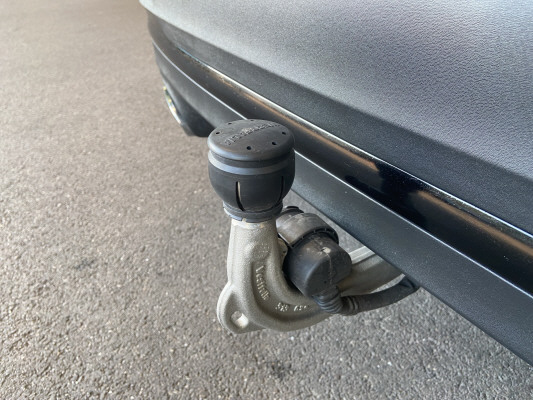 [all]12 Monate Garantie / Gratisservice 10 Jahre oder 100'000 Km ab 1.Inv. / zzgl. Ablieferungspauschale CHF 540.-[/all]


[all]

[/all]&nbsp; Airbag: Airbag Fahrer und BeifahrerAirbag: KneebagAirbag: Seitenairbag f&uuml;r Fahrer und BeifahrerAirbag: Window-KopfairbagsAntiblockiersystem (ABS)Assist: Mercedes-Benz NotrufsystemBordcomputerDachreling in poliertem AluminiumDekor: Zierelemente mit SternemusterDrehzahlmesserEinstiegsleisten mit "Mercedes-Benz" SchriftzugElektronisches Stabilit&auml;ts-Programm (ESP)Fahrwerk: Komfortfahrwerk mit TieferlegungGep&auml;cknetz an der R&uuml;cklehne des Fahrer- und BeifahrersitzesGetriebe: 8G-DCTHeckscheiben-Wisch-/WaschanlageHeckscheibenheizungKlima: Klimatisierungsautomatik THERMATICKopfst&uuml;tzenLackierung: Uni-Lackierung PolarweissLicht: Drittes BremslichtLicht: NebelschlussleuchteMERCEDES-BENZ MOBILIT&Auml;TMERCEDES-SWISS-INTEGRALMedia: Digitales Radio (DAB)Media: Display mit 10,25'' BildschirmdiagonaleMedia: Erweiterte MBUX FunktionenMedia: Kommunikationsmodul (LTE) zur Nutzung von Mercedes me connect DienstenMedia: Vorr&uuml;stung f&uuml;r Live Traffic InformationMedia: Vorr&uuml;stung f&uuml;r NavigationsdienstePROGRESSIVE Line AdvancedPaket: Licht- und SichtpaketPaket: Sitzkomfort-PaketPolster: Ledernachbildung ARTICO/Stoff Bertrix schwarzR&auml;der: Leichtmetallr&auml;der 18'' im 5-Doppelspeichen-DesignR&auml;der: ReifendruckkontrolleServolenkungSitze: Fondsitzlehnen im Verh&auml;ltnis 40/20/40 klappbarSitze: Sicherheitsgurte auf allen Pl&auml;tzenVorinstallation f&uuml;r Live Traffic InformationWegfahrsperre elektronischZentralverriegelung mit Fernbedienung AMG Line Premium PlusMBUX Interieur-AssistentMedia: Head-Up DisplayPanorama-SchiebedachSitze: Beifahrersitz elektrisch verstellbar mit Memory-FunktionAnh&auml;ngerkupplung mit ESP Anh&auml;ngerstabilisierungAssist: Verkehrszeichen-AssistentDekor: Zierelemente Holz Linde schwarz offenporingKlima: Klimatisierungsautomatik THERMOTRONICLackierung: Metallic-LackierungPaket: Fahrassistenz-PaketAssist: Aktiver Abstands-Assistent DISTRONICPaket: Night-Paket mit Progressive LineAussenspiegelgeh&auml;use in HochglanzschwarzBordkanten- und Fensterlinienzierst&auml;be in HochglanzschwarzOptischer Unterfahrschutz vorn und hinten in Schwarz hochgl&auml;nzendR&auml;der: Leichtmetallr&auml;der 18'' im 5-Doppelspeichen-DesignW&auml;rmed&auml;mmend dunkel get&ouml;ntes GlasPaket: WinterpaketLenkrad: LenkradheizungScheibenwaschanlage beheizbarSitze: Sitzheizung f&uuml;r Fahrer und BeifahrerPolster: Leder schwarzSitze: SportsitzeVolldigitales Kombiinstrument