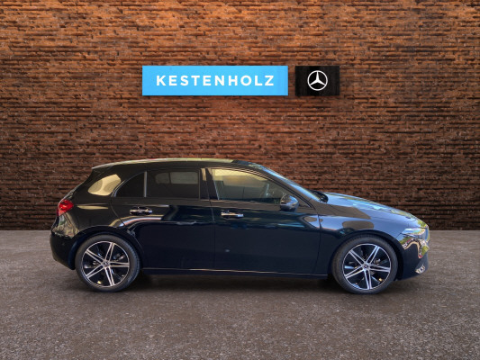 [all]Werksgarantie bis 10.03.2028 / Gratisservice 10 Jahre oder 100'000 Km, Reparaturservice 3 Jahre oder 100'000 Km ab 1.Inv. / zzgl. Ablieferungspauschale CHF 540.-[/all]


[all]

[/all]&nbsp; Airbag: Airbag Fahrer und BeifahrerAirbag: KneebagAirbag: Seitenairbag f&uuml;r Fahrer und BeifahrerAirbag: Window-KopfairbagsAntiblockiersystem (ABS)Assist: Aktiver BremssassistentAssist: Aktiver Spurhalte-AssistentAssist: Mercedes-Benz NotrufsystemAssist: TempomatBordkantenzierstab in Chrom und Fensterlinienzierstab in Schwarz mattDekor: Dachhimmel Stoff in KristallgrauDekor: Zierelemente mit CarbonschliffElektrische Fensterheber vorneElektronische TraktionskontrolleElektronisches Stabilit&auml;ts-Programm (ESP)Fahrwerk: DirektlenkungFussmatten VeloursGetriebe: 7G-DCTHecksch&uuml;rze mit unterem Teil in Schwarz mit genarbtem FinishKlima: Klimatisierungsautomatik THERMATICKopfst&uuml;tzenK&uuml;hlergrill mit Mercedes-Benz Muster in Hochglanzschwarz, mittiger Mercedes-Stern und EinzellamelleLackierung: Uni-LackierungLicht: Drittes BremslichtL&uuml;ftungsschlitze in HochglanzschwarzMERCEDES-BENZ MOBILIT&Auml;TMERCEDES-SWISS-INTEGRALMedia: Digitales Radio (DAB)Media: Kommunikationsmodul (LTE) zur Nutzung von Mercedes me connect DienstenMedia: MBUX MultimediasystemPaket: Licht- und SichtpaketPolster: ARTICO/Stoff schwarzR&auml;der: Leichtmetallr&auml;der im Vielspeichen-DesignR&auml;der: ReifendruckkontrolleSeitenschweller in Schwarz mit genarbtem FinishSitze: Sitzlehnen im Fond klappbar im Verh&auml;ltnis 40:20:40T&uuml;rschweller mit &laquo;Mercedes-Benz&raquo; SchriftzugZentralverriegelung mit Fernbedienung Assist: Totwinkel-AssistentLackierung: Metallic-LackierungPaket: Nachtpaket PROGRESSIVER&auml;der: Leichtmetallr&auml;der im 5-Doppelspeichen-Design 18JPaket: PROGRESSIVE Line Advanced PlusArmlehne im FondKEYLESS-GO-PaketKabelloses Ladesystem f&uuml;r SmartphoneLicht: Ambientebeleuchtung Multi-ColourPaket: PROGRESSIVE Line AdvancedVolldigitales KombiinstrumentPaket: Park-Paket mit 360&deg; -KameraPaket: WinterpaketLenkrad: LenkradheizungScheibenwaschd&uuml;sen beheiztSitze: Beifahrersitz elektrisch verstellbar mit Memory-FunktionSitze: Fahrersitz elektrisch verstellbar mit Memory