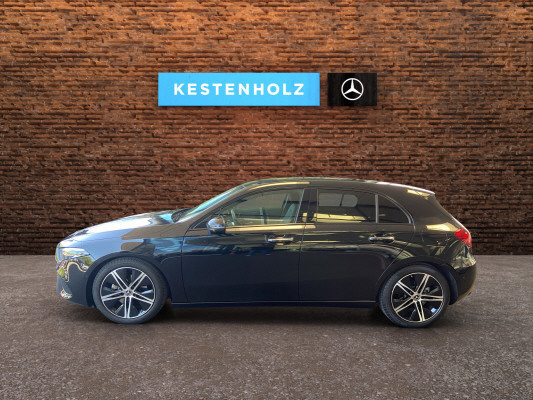 [all]Werksgarantie bis 10.03.2028 / Gratisservice 10 Jahre oder 100'000 Km, Reparaturservice 3 Jahre oder 100'000 Km ab 1.Inv. / zzgl. Ablieferungspauschale CHF 540.-[/all]


[all]

[/all]&nbsp; Airbag: Airbag Fahrer und BeifahrerAirbag: KneebagAirbag: Seitenairbag f&uuml;r Fahrer und BeifahrerAirbag: Window-KopfairbagsAntiblockiersystem (ABS)Assist: Aktiver BremssassistentAssist: Aktiver Spurhalte-AssistentAssist: Mercedes-Benz NotrufsystemAssist: TempomatBordkantenzierstab in Chrom und Fensterlinienzierstab in Schwarz mattDekor: Dachhimmel Stoff in KristallgrauDekor: Zierelemente mit CarbonschliffElektrische Fensterheber vorneElektronische TraktionskontrolleElektronisches Stabilit&auml;ts-Programm (ESP)Fahrwerk: DirektlenkungFussmatten VeloursGetriebe: 7G-DCTHecksch&uuml;rze mit unterem Teil in Schwarz mit genarbtem FinishKlima: Klimatisierungsautomatik THERMATICKopfst&uuml;tzenK&uuml;hlergrill mit Mercedes-Benz Muster in Hochglanzschwarz, mittiger Mercedes-Stern und EinzellamelleLackierung: Uni-LackierungLicht: Drittes BremslichtL&uuml;ftungsschlitze in HochglanzschwarzMERCEDES-BENZ MOBILIT&Auml;TMERCEDES-SWISS-INTEGRALMedia: Digitales Radio (DAB)Media: Kommunikationsmodul (LTE) zur Nutzung von Mercedes me connect DienstenMedia: MBUX MultimediasystemPaket: Licht- und SichtpaketPolster: ARTICO/Stoff schwarzR&auml;der: Leichtmetallr&auml;der im Vielspeichen-DesignR&auml;der: ReifendruckkontrolleSeitenschweller in Schwarz mit genarbtem FinishSitze: Sitzlehnen im Fond klappbar im Verh&auml;ltnis 40:20:40T&uuml;rschweller mit &laquo;Mercedes-Benz&raquo; SchriftzugZentralverriegelung mit Fernbedienung Assist: Totwinkel-AssistentLackierung: Metallic-LackierungPaket: Nachtpaket PROGRESSIVER&auml;der: Leichtmetallr&auml;der im 5-Doppelspeichen-Design 18JPaket: PROGRESSIVE Line Advanced PlusArmlehne im FondKEYLESS-GO-PaketKabelloses Ladesystem f&uuml;r SmartphoneLicht: Ambientebeleuchtung Multi-ColourPaket: PROGRESSIVE Line AdvancedVolldigitales KombiinstrumentPaket: Park-Paket mit 360&deg; -KameraPaket: WinterpaketLenkrad: LenkradheizungScheibenwaschd&uuml;sen beheiztSitze: Beifahrersitz elektrisch verstellbar mit Memory-FunktionSitze: Fahrersitz elektrisch verstellbar mit Memory
