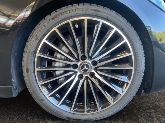 [all]12 Monate Garantie / Gratisservice 10 Jahre oder 100'000 Km ab 1.Inv. / zzgl. Ablieferungspauschale CHF 540.-[/all]


[all]

[/all]&nbsp; AMG Hintere Stossstange mit Diffusoroptik und schwarzen EinlagenAMG LineAMG Seitenverkleidungen in FahrzeugfarbeAMG Vordere Stossstange mit sportlichen Lufteinl&auml;ssen und ChromelementenAirbag: Airbag Fahrer und BeifahrerAirbag: Seitenairbag f&uuml;r Fahrer und BeifahrerAirbag: Window-Kopfairbags f&uuml;r Fahrer, BeifahrerAntiblockiersystem (ABS)Assist: Aktiver BremssassistentAssist: Aktiver Spurhalte-AssistentAssist: Elektronisches Stabilit&auml;ts-Programm (ESP)Assist: Scheibenwischerbl&auml;tter mit RegensensorAssist: TempomatDachreling in poliertem AluminiumDekor: Mittelkonsole in HochglanzschwarzDekor: Zierelemente MetallstrukturDieselpartikelfilterDoppelcupholderEASY-PACK-HeckklappeFahrwerk: DYNAMIC SELECTGetriebe: 9G-TRONIC AutomatikIntegrierter Startergenerator der zweiten GenerationKEYLESS GO Start FunktionLackierung: Uni-Lackierung PolarweissLaderaumabdeckung inklusive EASY-PACK SicherheitsnetzMERCEDES-BENZ MOBILIT&Auml;TMERCEDES-SWISS-INTEGRALMedia: MBUX MultimediasystemMedia: Media Display (11,9 Zoll)Paket: Advantage-PaketPaket: BasispaketPaket: Innenraumlicht-PaketPolster: ARTICO/DINAMICA schwarzPowerdomes auf MotorhaubeRemote ServicesR&auml;der: AMG 18'' Leichtmetallr&auml;der im 5-Speichen-DesignServolenkung geschwindigkeitsabh&auml;ngig Assist: Verkehrszeichen-AssistentDekor: Mittelkonsole silbergrau mit DiamantmusterLackierung: Metallic-LackierungPaket: Fahrassistenz-Paket PlusAssist: Aktive Abstands-Assistent DISTRONICAssist: PRE-SAFE Impuls SeiteAssist: PRE-SAFE SystemPaket: Premium-Plus-PaketKlima: 3-Zonen-Komfort-KlimatisierungsautomatikMedia: Burmester 3D-Surround-SoundsystemMedia: Head-Up DisplayMedia: MBUX EntertainmentPaket: Premium-PaketPanorama-SchiebedachPaket: Sport-Paket BlackAMG Frontsch&uuml;rze mit Zierelementen (Fl&uuml;ge) in HochglanzschwarzAussenspiegelgeh&auml;use in HochglanzschwarzDiamantgrill mit Pins in Silber und Einzellamelle in Hochglanzschwarz lackiertHintere Stossstange mit Zierelementen (Fl&uuml;ge) in HochglanzschwarzPolster: ARTICO schwarzR&auml;der: AMG 19'' Leichtmetallr&auml;der im Mehrspeichen-Design