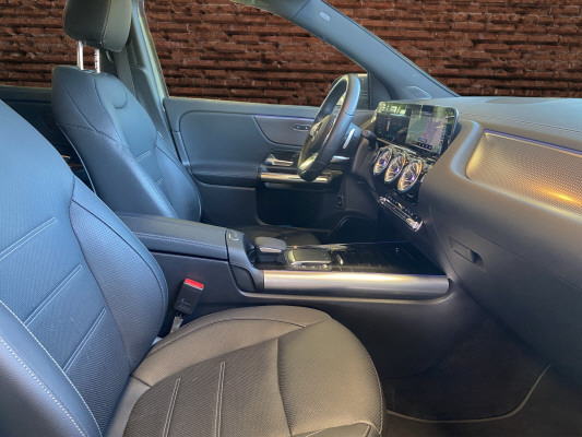 [all]12 Monate Garantie / Gratisservice 10 Jahre oder 100'000 Km ab 1.Inv. / zzgl. Ablieferungspauschale CHF 540.-[/all]


[all]

[/all]&nbsp; Airbag: Airbag Fahrer und BeifahrerAirbag: Seitenairbag f&uuml;r Fahrer und BeifahrerAirbag: Window-Kopfairbags f&uuml;r Fahrer, BeifahrerAmbientebeleuchtungAntiblockiersystem (ABS)Assist: Aktiver BremssassistentAssist: Aktiver Spurhalte-AssistentAssist: Elektronisches Stabilit&auml;ts-Programm (ESP)Assist: Geschwindigkeitslimit-AssistentAssist: R&uuml;ckfahrkameraAssist: Vorr&uuml;stung f&uuml;r OrtungsdienstDachreling in poliertem AluminiumDoppelcupholderEASY-PACK-HeckklappeFahrzeugschl&uuml;ssel: 2 silberfarbenGleichstrom-Ladesystem (DC-Laden) mit 110 kWLackierung: Uni-Lackierung PolarweissLadekabel f&uuml;r Industriesteckdose, 5m, glattLadekabel f&uuml;r Wallbox und &ouml;ffentliche Ladestationen, 5 m, glatt, 11 kWLicht: Adaptiver Fernlicht-Assistent PlusLicht: LED High Performance-ScheinwerferMERCEDES-BENZ MOBILIT&Auml;TMERCEDES-SWISS-INTEGRALMedia: Digitales Radio (DAB)Media: MBUX Multimediasystem mit zwei 7,25-Zoll-MediadisplaysMedia: Vorr&uuml;stung f&uuml;r das Fahrzeug-SetupPaket: Komfort-PaketPaket: Laderaum-PaketPaket: Licht- und SichtpaketPolster: Ledernachbildung ARTICO/Mikrofaser DINAMICA schwarzR&auml;der: TIREFITServolenkungVorr&uuml;stung f&uuml;r IONITYVorr&uuml;stung f&uuml;r Mercedes me ChargeWechselstromsystem (AC-Laden) Assist: VerkehrszeichenerkennungGet&ouml;nte W&auml;rmeschutzverglasungLackierung: Metallic-LackierungPaket: Fahrassistenz-PaketPaket: Leder-Paket und Sitzklimatisierung vornePaket: Premium-PaketMedia: Kabelloses Ladesystem f&uuml;r mobile Ger&auml;teMedia: MBUX Augmented Reality f&uuml;r NavigationMedia: Soundsystem AdvancedPaket: Advantage-PaketPaket: KEYLESS-GO-Paket