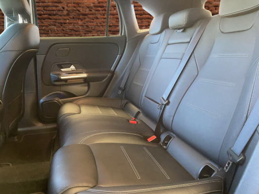 [all]12 Monate Garantie / Gratisservice 10 Jahre oder 100'000 Km ab 1.Inv. / zzgl. Ablieferungspauschale CHF 540.-[/all]


[all]

[/all]&nbsp; Airbag: Airbag Fahrer und BeifahrerAirbag: Seitenairbag f&uuml;r Fahrer und BeifahrerAirbag: Window-Kopfairbags f&uuml;r Fahrer, BeifahrerAmbientebeleuchtungAntiblockiersystem (ABS)Assist: Aktiver BremssassistentAssist: Aktiver Spurhalte-AssistentAssist: Elektronisches Stabilit&auml;ts-Programm (ESP)Assist: Geschwindigkeitslimit-AssistentAssist: R&uuml;ckfahrkameraAssist: Vorr&uuml;stung f&uuml;r OrtungsdienstDachreling in poliertem AluminiumDoppelcupholderEASY-PACK-HeckklappeFahrzeugschl&uuml;ssel: 2 silberfarbenGleichstrom-Ladesystem (DC-Laden) mit 110 kWLackierung: Uni-Lackierung PolarweissLadekabel f&uuml;r Industriesteckdose, 5m, glattLadekabel f&uuml;r Wallbox und &ouml;ffentliche Ladestationen, 5 m, glatt, 11 kWLicht: Adaptiver Fernlicht-Assistent PlusLicht: LED High Performance-ScheinwerferMERCEDES-BENZ MOBILIT&Auml;TMERCEDES-SWISS-INTEGRALMedia: Digitales Radio (DAB)Media: MBUX Multimediasystem mit zwei 7,25-Zoll-MediadisplaysMedia: Vorr&uuml;stung f&uuml;r das Fahrzeug-SetupPaket: Komfort-PaketPaket: Laderaum-PaketPaket: Licht- und SichtpaketPolster: Ledernachbildung ARTICO/Mikrofaser DINAMICA schwarzR&auml;der: TIREFITServolenkungVorr&uuml;stung f&uuml;r IONITYVorr&uuml;stung f&uuml;r Mercedes me ChargeWechselstromsystem (AC-Laden) Assist: VerkehrszeichenerkennungGet&ouml;nte W&auml;rmeschutzverglasungLackierung: Metallic-LackierungPaket: Fahrassistenz-PaketPaket: Leder-Paket und Sitzklimatisierung vornePaket: Premium-PaketMedia: Kabelloses Ladesystem f&uuml;r mobile Ger&auml;teMedia: MBUX Augmented Reality f&uuml;r NavigationMedia: Soundsystem AdvancedPaket: Advantage-PaketPaket: KEYLESS-GO-Paket