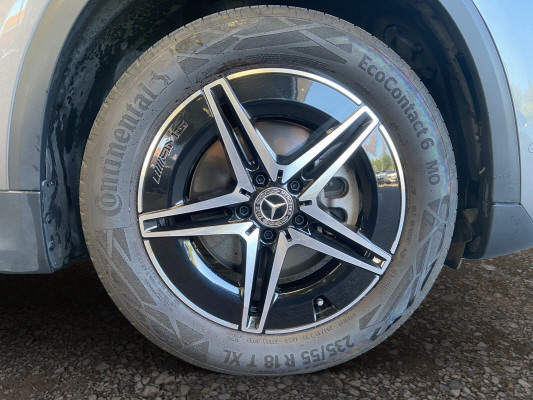 [all]12 Monate Garantie / Gratisservice 10 Jahre oder 100'000 Km ab 1.Inv. / zzgl. Ablieferungspauschale CHF 540.-[/all]


[all]

[/all]&nbsp; Airbag: Airbag Fahrer und BeifahrerAirbag: Seitenairbag f&uuml;r Fahrer und BeifahrerAirbag: Window-Kopfairbags f&uuml;r Fahrer, BeifahrerAmbientebeleuchtungAntiblockiersystem (ABS)Assist: Aktiver BremssassistentAssist: Aktiver Spurhalte-AssistentAssist: Elektronisches Stabilit&auml;ts-Programm (ESP)Assist: Geschwindigkeitslimit-AssistentAssist: R&uuml;ckfahrkameraAssist: Vorr&uuml;stung f&uuml;r OrtungsdienstDachreling in poliertem AluminiumDoppelcupholderEASY-PACK-HeckklappeFahrzeugschl&uuml;ssel: 2 silberfarbenGleichstrom-Ladesystem (DC-Laden) mit 110 kWLackierung: Uni-Lackierung PolarweissLadekabel f&uuml;r Industriesteckdose, 5m, glattLadekabel f&uuml;r Wallbox und &ouml;ffentliche Ladestationen, 5 m, glatt, 11 kWLicht: Adaptiver Fernlicht-Assistent PlusLicht: LED High Performance-ScheinwerferMERCEDES-BENZ MOBILIT&Auml;TMERCEDES-SWISS-INTEGRALMedia: Digitales Radio (DAB)Media: MBUX Multimediasystem mit zwei 7,25-Zoll-MediadisplaysMedia: Vorr&uuml;stung f&uuml;r das Fahrzeug-SetupPaket: Komfort-PaketPaket: Laderaum-PaketPaket: Licht- und SichtpaketPolster: Ledernachbildung ARTICO/Mikrofaser DINAMICA schwarzR&auml;der: TIREFITServolenkungVorr&uuml;stung f&uuml;r IONITYVorr&uuml;stung f&uuml;r Mercedes me ChargeWechselstromsystem (AC-Laden) Assist: VerkehrszeichenerkennungGet&ouml;nte W&auml;rmeschutzverglasungLackierung: Metallic-LackierungPaket: Fahrassistenz-PaketPaket: Leder-Paket und Sitzklimatisierung vornePaket: Premium-PaketMedia: Kabelloses Ladesystem f&uuml;r mobile Ger&auml;teMedia: MBUX Augmented Reality f&uuml;r NavigationMedia: Soundsystem AdvancedPaket: Advantage-PaketPaket: KEYLESS-GO-Paket