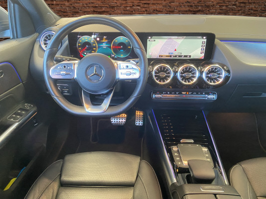 [all]12 Monate Garantie / Gratisservice 10 Jahre oder 100'000 Km ab 1.Inv. / zzgl. Ablieferungspauschale CHF 540.-[/all]


[all]

[/all]&nbsp; Airbag: Airbag Fahrer und BeifahrerAirbag: Seitenairbag f&uuml;r Fahrer und BeifahrerAirbag: Window-Kopfairbags f&uuml;r Fahrer, BeifahrerAmbientebeleuchtungAntiblockiersystem (ABS)Assist: Aktiver BremssassistentAssist: Aktiver Spurhalte-AssistentAssist: Elektronisches Stabilit&auml;ts-Programm (ESP)Assist: Geschwindigkeitslimit-AssistentAssist: R&uuml;ckfahrkameraAssist: Vorr&uuml;stung f&uuml;r OrtungsdienstDachreling in poliertem AluminiumDoppelcupholderEASY-PACK-HeckklappeFahrzeugschl&uuml;ssel: 2 silberfarbenGleichstrom-Ladesystem (DC-Laden) mit 110 kWLackierung: Uni-Lackierung PolarweissLadekabel f&uuml;r Industriesteckdose, 5m, glattLadekabel f&uuml;r Wallbox und &ouml;ffentliche Ladestationen, 5 m, glatt, 11 kWLicht: Adaptiver Fernlicht-Assistent PlusLicht: LED High Performance-ScheinwerferMERCEDES-BENZ MOBILIT&Auml;TMERCEDES-SWISS-INTEGRALMedia: Digitales Radio (DAB)Media: MBUX Multimediasystem mit zwei 7,25-Zoll-MediadisplaysMedia: Vorr&uuml;stung f&uuml;r das Fahrzeug-SetupPaket: Komfort-PaketPaket: Laderaum-PaketPaket: Licht- und SichtpaketPolster: Ledernachbildung ARTICO/Mikrofaser DINAMICA schwarzR&auml;der: TIREFITServolenkungVorr&uuml;stung f&uuml;r IONITYVorr&uuml;stung f&uuml;r Mercedes me ChargeWechselstromsystem (AC-Laden) Assist: VerkehrszeichenerkennungGet&ouml;nte W&auml;rmeschutzverglasungLackierung: Metallic-LackierungPaket: Fahrassistenz-PaketPaket: Leder-Paket und Sitzklimatisierung vornePaket: Premium-PaketMedia: Kabelloses Ladesystem f&uuml;r mobile Ger&auml;teMedia: MBUX Augmented Reality f&uuml;r NavigationMedia: Soundsystem AdvancedPaket: Advantage-PaketPaket: KEYLESS-GO-Paket